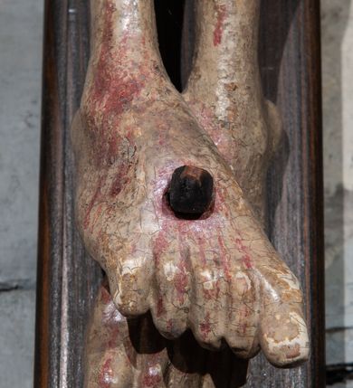 Zdjęcie nr 5: Krzyż prosty, współczesny. Rzeźba zawieszona na krzyżu na wyprostowanych ramionach, figura w typie Christo vivo, głowa delikatnie przechylona na prawe ramię; nogi ugięte w kolanach, stopy przebite jednym gwoździem w układzie prawa na lewą. Twarz Chrystusa pociągła, o wyraźnych rysach, dużym i wąskim nosie; okolona krótkim zarostem; na głowie szeroka korona cierniowa. Sylwetka wychudzona, z wydatną klatką piersiową i wąską talią. Perizonium przewiązane na lewym boku, ciasno oplatające biodra. Nad głowią Chrystusa znajduje się titulus w formie białej banderoli z napisem „INRI”. Polichromia naturalistyczna w odsłoniętych partiach ciała z zaznaczonymi śladami męki, perizonium złocone.