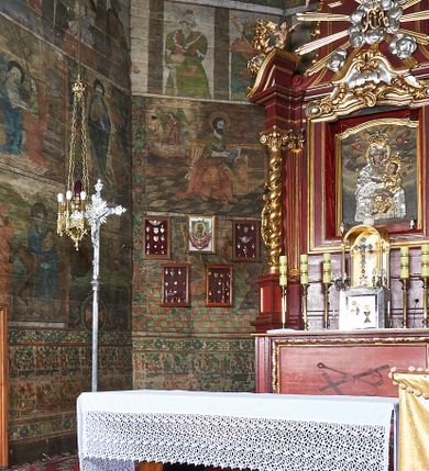 Zdjęcie nr 1: Polichromia ścienna prezbiterium
Polichromia w tej części świątyni podzielona jest na cztery strefy. W pierwszej znajduje się dekoracja ornamentalna, kolejne dwie strefy ukazują sceny z życia Marii i Jezusa, ostatnia strefa ukazuje rząd portretów męskich w strojach z epoki.  W dolnej strefie prezbiterium są umieszczone również trzy krzyże konsekracyjne, wpisane w okrągłe wieńce. Na północnej ścianie prezbiterium w scenach z cyklu maryjnego, od lewej znajdują się: Św. Anna Samotrzeć, Pokłon Trzech Króli, Chrystus Baranek Boży opatrzony banderolą z napisem: „EGO SVM PASTOR BONVS”, Ucieczka do Egiptu, scena Ukrzyżowania z postaciami fundatorów. W drugiej strefie na ścianie północnej od lewej ukazano: św. Annę z małą Marią; Ofiarowanie w świątyni z fragmentami napisu u spodu: „RV (?) NOBIS (?) NOBIS”; Zwiastowanie z napisem: „ECCE VIRGO CONCIPIET ET PARIET FILIUM EI VO”, Nawiedzenie Najświętszej Marii Panny, u spodu napis: „VIRGO MARIA (?) NAV(?) (?)AB(?)” oraz Wniebowzięcie Najświętszej Marii Panny z fragmentarycznie zachowanym napisem: „(?)VAE EST ASC(?)”. W ostatniej strefie na ścianie północnej ukazano rząd męskich portretów. Na południowej ścianie prezbiterium w dolnej strefie znajduje się dekoracja ornamentalna. Następnie w strefie drugiej od lewej strony ukazane są kolejno sceny: Najświętsza Maria Panna Niepokalanie Poczęta, Tron Łaski, Trzy Marie u grobu, Nauczanie Chrystusa, a w strefie trzeciej, również od lewej strony: Przemienienie na górze Tabor z fragmentarycznie zachowanym napisem: „(?) BV(?)O (…) RA(?) (?)AT”, następnie Modlitwa w Ogrójcu(?), Zmartwychwstanie Chrystusa. W trzeciej strefie kontynuacja porterów męskich, w tym władców w koronach na głowie i z berłami w dłoniach. Na wschodniej ścianie prezbiterium, przy ołtarzu głównym przedstawiono Ewangelistów: po stronie lewej św. Mateusza, a po prawej św. Marka. W dolnej strefie po lewej: św. Łukasz, a po prawej św. Jan.

Polichromia ścienna nawy
Polichromię wypełniają przedstawienia Męki Pańskiej: Zdjęcie z krzyża, Opłakiwanie Chrystusa, Złożenie do Grobu  oraz postacie Apostołów namalowane na zaskrzynieniach. Kilka scen zasłania ołtarz Ukrzyżowania. Na południowej ścianie nawy zachowało się tylko gigantyczne przedstawienie św. Krzysztofa na wysokość całej nawy. Ponadto w nawie znajdują się sceny, częściowo przesłonięte przez prospekt organowy i ołtarze: Wyszydzanie Chrystusa, Chrystus bity pięścią po głowie przez oprawcę, Dźwigane krzyża, Zesłanie Ducha Świętego, Przybicie do krzyża, Chrzest w Jordanie, Ostatnia Wieczerza, Modlitwa w Ogrójcu, Pojmanie.

Ściana łuku arkady tęczowej
Na ścianie tej znajduje się scena Sądu Ostatecznego. U szczytu zasiada Chrystus – Sędzia, odziany w czerwony płaszcz i unoszący rękę ku górze. Po jego bokach ukazano: Matkę Boską, św. Jana Chrzciciela, proroków, apostołów, symbole ewangelistów, a także potępione dusze. 

Stropy prezbiterium i korpusu nawowego, a także zaskrzynień (z wyjątkiem strony północnej, gdzie są ukazani Apostołowie), cokół w prezbiterium i korpusie pokrywa pasowa dekoracja ornamentalna umieszczona na czarnym tle. Ozdabia również obramowania okienne, a w prezbiterium tworzy fryz łączący ściany. 
 
