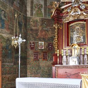 Zdjęcie nr 1: Polichromia ścienna prezbiterium
Polichromia w tej części świątyni podzielona jest na cztery strefy. W pierwszej znajduje się dekoracja ornamentalna, kolejne dwie strefy ukazują sceny z życia Marii i Jezusa, ostatnia strefa ukazuje rząd portretów męskich w strojach z epoki.  W dolnej strefie prezbiterium są umieszczone również trzy krzyże konsekracyjne, wpisane w okrągłe wieńce. Na północnej ścianie prezbiterium w scenach z cyklu maryjnego, od lewej znajdują się: Św. Anna Samotrzeć, Pokłon Trzech Króli, Chrystus Baranek Boży opatrzony banderolą z napisem: „EGO SVM PASTOR BONVS”, Ucieczka do Egiptu, scena Ukrzyżowania z postaciami fundatorów. W drugiej strefie na ścianie północnej od lewej ukazano: św. Annę z małą Marią; Ofiarowanie w świątyni z fragmentami napisu u spodu: „RV (?) NOBIS (?) NOBIS”; Zwiastowanie z napisem: „ECCE VIRGO CONCIPIET ET PARIET FILIUM EI VO”, Nawiedzenie Najświętszej Marii Panny, u spodu napis: „VIRGO MARIA (?) NAV(?) (?)AB(?)” oraz Wniebowzięcie Najświętszej Marii Panny z fragmentarycznie zachowanym napisem: „(?)VAE EST ASC(?)”. W ostatniej strefie na ścianie północnej ukazano rząd męskich portretów. Na południowej ścianie prezbiterium w dolnej strefie znajduje się dekoracja ornamentalna. Następnie w strefie drugiej od lewej strony ukazane są kolejno sceny: Najświętsza Maria Panna Niepokalanie Poczęta, Tron Łaski, Trzy Marie u grobu, Nauczanie Chrystusa, a w strefie trzeciej, również od lewej strony: Przemienienie na górze Tabor z fragmentarycznie zachowanym napisem: „(?) BV(?)O (…) RA(?) (?)AT”, następnie Modlitwa w Ogrójcu(?), Zmartwychwstanie Chrystusa. W trzeciej strefie kontynuacja porterów męskich, w tym władców w koronach na głowie i z berłami w dłoniach. Na wschodniej ścianie prezbiterium, przy ołtarzu głównym przedstawiono Ewangelistów: po stronie lewej św. Mateusza, a po prawej św. Marka. W dolnej strefie po lewej: św. Łukasz, a po prawej św. Jan.

Polichromia ścienna nawy
Polichromię wypełniają przedstawienia Męki Pańskiej: Zdjęcie z krzyża, Opłakiwanie Chrystusa, Złożenie do Grobu  oraz postacie Apostołów namalowane na zaskrzynieniach. Kilka scen zasłania ołtarz Ukrzyżowania. Na południowej ścianie nawy zachowało się tylko gigantyczne przedstawienie św. Krzysztofa na wysokość całej nawy. Ponadto w nawie znajdują się sceny, częściowo przesłonięte przez prospekt organowy i ołtarze: Wyszydzanie Chrystusa, Chrystus bity pięścią po głowie przez oprawcę, Dźwigane krzyża, Zesłanie Ducha Świętego, Przybicie do krzyża, Chrzest w Jordanie, Ostatnia Wieczerza, Modlitwa w Ogrójcu, Pojmanie.

Ściana łuku arkady tęczowej
Na ścianie tej znajduje się scena Sądu Ostatecznego. U szczytu zasiada Chrystus – Sędzia, odziany w czerwony płaszcz i unoszący rękę ku górze. Po jego bokach ukazano: Matkę Boską, św. Jana Chrzciciela, proroków, apostołów, symbole ewangelistów, a także potępione dusze. 

Stropy prezbiterium i korpusu nawowego, a także zaskrzynień (z wyjątkiem strony północnej, gdzie są ukazani Apostołowie), cokół w prezbiterium i korpusie pokrywa pasowa dekoracja ornamentalna umieszczona na czarnym tle. Ozdabia również obramowania okienne, a w prezbiterium tworzy fryz łączący ściany. 
 