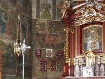 Zdjęcie nr 1: Polichromia ścienna prezbiterium
Polichromia w tej części świątyni podzielona jest na cztery strefy. W pierwszej znajduje się dekoracja ornamentalna, kolejne dwie strefy ukazują sceny z życia Marii i Jezusa, ostatnia strefa ukazuje rząd portretów męskich w strojach z epoki.  W dolnej strefie prezbiterium są umieszczone również trzy krzyże konsekracyjne, wpisane w okrągłe wieńce. Na północnej ścianie prezbiterium w scenach z cyklu maryjnego, od lewej znajdują się: Św. Anna Samotrzeć, Pokłon Trzech Króli, Chrystus Baranek Boży opatrzony banderolą z napisem: „EGO SVM PASTOR BONVS”, Ucieczka do Egiptu, scena Ukrzyżowania z postaciami fundatorów. W drugiej strefie na ścianie północnej od lewej ukazano: św. Annę z małą Marią; Ofiarowanie w świątyni z fragmentami napisu u spodu: „RV (?) NOBIS (?) NOBIS”; Zwiastowanie z napisem: „ECCE VIRGO CONCIPIET ET PARIET FILIUM EI VO”, Nawiedzenie Najświętszej Marii Panny, u spodu napis: „VIRGO MARIA (?) NAV(?) (?)AB(?)” oraz Wniebowzięcie Najświętszej Marii Panny z fragmentarycznie zachowanym napisem: „(?)VAE EST ASC(?)”. W ostatniej strefie na ścianie północnej ukazano rząd męskich portretów. Na południowej ścianie prezbiterium w dolnej strefie znajduje się dekoracja ornamentalna. Następnie w strefie drugiej od lewej strony ukazane są kolejno sceny: Najświętsza Maria Panna Niepokalanie Poczęta, Tron Łaski, Trzy Marie u grobu, Nauczanie Chrystusa, a w strefie trzeciej, również od lewej strony: Przemienienie na górze Tabor z fragmentarycznie zachowanym napisem: „(?) BV(?)O (…) RA(?) (?)AT”, następnie Modlitwa w Ogrójcu(?), Zmartwychwstanie Chrystusa. W trzeciej strefie kontynuacja porterów męskich, w tym władców w koronach na głowie i z berłami w dłoniach. Na wschodniej ścianie prezbiterium, przy ołtarzu głównym przedstawiono Ewangelistów: po stronie lewej św. Mateusza, a po prawej św. Marka. W dolnej strefie po lewej: św. Łukasz, a po prawej św. Jan.

Polichromia ścienna nawy
Polichromię wypełniają przedstawienia Męki Pańskiej: Zdjęcie z krzyża, Opłakiwanie Chrystusa, Złożenie do Grobu  oraz postacie Apostołów namalowane na zaskrzynieniach. Kilka scen zasłania ołtarz Ukrzyżowania. Na południowej ścianie nawy zachowało się tylko gigantyczne przedstawienie św. Krzysztofa na wysokość całej nawy. Ponadto w nawie znajdują się sceny, częściowo przesłonięte przez prospekt organowy i ołtarze: Wyszydzanie Chrystusa, Chrystus bity pięścią po głowie przez oprawcę, Dźwigane krzyża, Zesłanie Ducha Świętego, Przybicie do krzyża, Chrzest w Jordanie, Ostatnia Wieczerza, Modlitwa w Ogrójcu, Pojmanie.

Ściana łuku arkady tęczowej
Na ścianie tej znajduje się scena Sądu Ostatecznego. U szczytu zasiada Chrystus – Sędzia, odziany w czerwony płaszcz i unoszący rękę ku górze. Po jego bokach ukazano: Matkę Boską, św. Jana Chrzciciela, proroków, apostołów, symbole ewangelistów, a także potępione dusze. 

Stropy prezbiterium i korpusu nawowego, a także zaskrzynień (z wyjątkiem strony północnej, gdzie są ukazani Apostołowie), cokół w prezbiterium i korpusie pokrywa pasowa dekoracja ornamentalna umieszczona na czarnym tle. Ozdabia również obramowania okienne, a w prezbiterium tworzy fryz łączący ściany. 
 