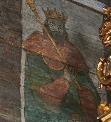 Zdjęcie nr 77: Polichromia ścienna prezbiterium
Polichromia w tej części świątyni podzielona jest na cztery strefy. W pierwszej znajduje się dekoracja ornamentalna, kolejne dwie strefy ukazują sceny z życia Marii i Jezusa, ostatnia strefa ukazuje rząd portretów męskich w strojach z epoki.  W dolnej strefie prezbiterium są umieszczone również trzy krzyże konsekracyjne, wpisane w okrągłe wieńce. Na północnej ścianie prezbiterium w scenach z cyklu maryjnego, od lewej znajdują się: Św. Anna Samotrzeć, Pokłon Trzech Króli, Chrystus Baranek Boży opatrzony banderolą z napisem: „EGO SVM PASTOR BONVS”, Ucieczka do Egiptu, scena Ukrzyżowania z postaciami fundatorów. W drugiej strefie na ścianie północnej od lewej ukazano: św. Annę z małą Marią; Ofiarowanie w świątyni z fragmentami napisu u spodu: „RV (?) NOBIS (?) NOBIS”; Zwiastowanie z napisem: „ECCE VIRGO CONCIPIET ET PARIET FILIUM EI VO”, Nawiedzenie Najświętszej Marii Panny, u spodu napis: „VIRGO MARIA (?) NAV(?) (?)AB(?)” oraz Wniebowzięcie Najświętszej Marii Panny z fragmentarycznie zachowanym napisem: „(?)VAE EST ASC(?)”. W ostatniej strefie na ścianie północnej ukazano rząd męskich portretów. Na południowej ścianie prezbiterium w dolnej strefie znajduje się dekoracja ornamentalna. Następnie w strefie drugiej od lewej strony ukazane są kolejno sceny: Najświętsza Maria Panna Niepokalanie Poczęta, Tron Łaski, Trzy Marie u grobu, Nauczanie Chrystusa, a w strefie trzeciej, również od lewej strony: Przemienienie na górze Tabor z fragmentarycznie zachowanym napisem: „(?) BV(?)O (…) RA(?) (?)AT”, następnie Modlitwa w Ogrójcu(?), Zmartwychwstanie Chrystusa. W trzeciej strefie kontynuacja porterów męskich, w tym władców w koronach na głowie i z berłami w dłoniach. Na wschodniej ścianie prezbiterium, przy ołtarzu głównym przedstawiono Ewangelistów: po stronie lewej św. Mateusza, a po prawej św. Marka. W dolnej strefie po lewej: św. Łukasz, a po prawej św. Jan.

Polichromia ścienna nawy
Polichromię wypełniają przedstawienia Męki Pańskiej: Zdjęcie z krzyża, Opłakiwanie Chrystusa, Złożenie do Grobu  oraz postacie Apostołów namalowane na zaskrzynieniach. Kilka scen zasłania ołtarz Ukrzyżowania. Na południowej ścianie nawy zachowało się tylko gigantyczne przedstawienie św. Krzysztofa na wysokość całej nawy. Ponadto w nawie znajdują się sceny, częściowo przesłonięte przez prospekt organowy i ołtarze: Wyszydzanie Chrystusa, Chrystus bity pięścią po głowie przez oprawcę, Dźwigane krzyża, Zesłanie Ducha Świętego, Przybicie do krzyża, Chrzest w Jordanie, Ostatnia Wieczerza, Modlitwa w Ogrójcu, Pojmanie.

Ściana łuku arkady tęczowej
Na ścianie tej znajduje się scena Sądu Ostatecznego. U szczytu zasiada Chrystus – Sędzia, odziany w czerwony płaszcz i unoszący rękę ku górze. Po jego bokach ukazano: Matkę Boską, św. Jana Chrzciciela, proroków, apostołów, symbole ewangelistów, a także potępione dusze. 

Stropy prezbiterium i korpusu nawowego, a także zaskrzynień (z wyjątkiem strony północnej, gdzie są ukazani Apostołowie), cokół w prezbiterium i korpusie pokrywa pasowa dekoracja ornamentalna umieszczona na czarnym tle. Ozdabia również obramowania okienne, a w prezbiterium tworzy fryz łączący ściany. 
 