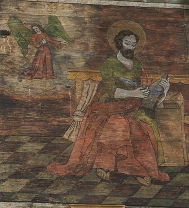 Zdjęcie nr 78: Polichromia ścienna prezbiterium
Polichromia w tej części świątyni podzielona jest na cztery strefy. W pierwszej znajduje się dekoracja ornamentalna, kolejne dwie strefy ukazują sceny z życia Marii i Jezusa, ostatnia strefa ukazuje rząd portretów męskich w strojach z epoki.  W dolnej strefie prezbiterium są umieszczone również trzy krzyże konsekracyjne, wpisane w okrągłe wieńce. Na północnej ścianie prezbiterium w scenach z cyklu maryjnego, od lewej znajdują się: Św. Anna Samotrzeć, Pokłon Trzech Króli, Chrystus Baranek Boży opatrzony banderolą z napisem: „EGO SVM PASTOR BONVS”, Ucieczka do Egiptu, scena Ukrzyżowania z postaciami fundatorów. W drugiej strefie na ścianie północnej od lewej ukazano: św. Annę z małą Marią; Ofiarowanie w świątyni z fragmentami napisu u spodu: „RV (?) NOBIS (?) NOBIS”; Zwiastowanie z napisem: „ECCE VIRGO CONCIPIET ET PARIET FILIUM EI VO”, Nawiedzenie Najświętszej Marii Panny, u spodu napis: „VIRGO MARIA (?) NAV(?) (?)AB(?)” oraz Wniebowzięcie Najświętszej Marii Panny z fragmentarycznie zachowanym napisem: „(?)VAE EST ASC(?)”. W ostatniej strefie na ścianie północnej ukazano rząd męskich portretów. Na południowej ścianie prezbiterium w dolnej strefie znajduje się dekoracja ornamentalna. Następnie w strefie drugiej od lewej strony ukazane są kolejno sceny: Najświętsza Maria Panna Niepokalanie Poczęta, Tron Łaski, Trzy Marie u grobu, Nauczanie Chrystusa, a w strefie trzeciej, również od lewej strony: Przemienienie na górze Tabor z fragmentarycznie zachowanym napisem: „(?) BV(?)O (…) RA(?) (?)AT”, następnie Modlitwa w Ogrójcu(?), Zmartwychwstanie Chrystusa. W trzeciej strefie kontynuacja porterów męskich, w tym władców w koronach na głowie i z berłami w dłoniach. Na wschodniej ścianie prezbiterium, przy ołtarzu głównym przedstawiono Ewangelistów: po stronie lewej św. Mateusza, a po prawej św. Marka. W dolnej strefie po lewej: św. Łukasz, a po prawej św. Jan.

Polichromia ścienna nawy
Polichromię wypełniają przedstawienia Męki Pańskiej: Zdjęcie z krzyża, Opłakiwanie Chrystusa, Złożenie do Grobu  oraz postacie Apostołów namalowane na zaskrzynieniach. Kilka scen zasłania ołtarz Ukrzyżowania. Na południowej ścianie nawy zachowało się tylko gigantyczne przedstawienie św. Krzysztofa na wysokość całej nawy. Ponadto w nawie znajdują się sceny, częściowo przesłonięte przez prospekt organowy i ołtarze: Wyszydzanie Chrystusa, Chrystus bity pięścią po głowie przez oprawcę, Dźwigane krzyża, Zesłanie Ducha Świętego, Przybicie do krzyża, Chrzest w Jordanie, Ostatnia Wieczerza, Modlitwa w Ogrójcu, Pojmanie.

Ściana łuku arkady tęczowej
Na ścianie tej znajduje się scena Sądu Ostatecznego. U szczytu zasiada Chrystus – Sędzia, odziany w czerwony płaszcz i unoszący rękę ku górze. Po jego bokach ukazano: Matkę Boską, św. Jana Chrzciciela, proroków, apostołów, symbole ewangelistów, a także potępione dusze. 

Stropy prezbiterium i korpusu nawowego, a także zaskrzynień (z wyjątkiem strony północnej, gdzie są ukazani Apostołowie), cokół w prezbiterium i korpusie pokrywa pasowa dekoracja ornamentalna umieszczona na czarnym tle. Ozdabia również obramowania okienne, a w prezbiterium tworzy fryz łączący ściany. 
 