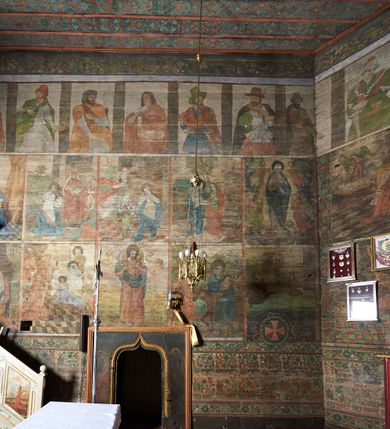 Zdjęcie nr 4: Polichromia ścienna prezbiterium
Polichromia w tej części świątyni podzielona jest na cztery strefy. W pierwszej znajduje się dekoracja ornamentalna, kolejne dwie strefy ukazują sceny z życia Marii i Jezusa, ostatnia strefa ukazuje rząd portretów męskich w strojach z epoki.  W dolnej strefie prezbiterium są umieszczone również trzy krzyże konsekracyjne, wpisane w okrągłe wieńce. Na północnej ścianie prezbiterium w scenach z cyklu maryjnego, od lewej znajdują się: Św. Anna Samotrzeć, Pokłon Trzech Króli, Chrystus Baranek Boży opatrzony banderolą z napisem: „EGO SVM PASTOR BONVS”, Ucieczka do Egiptu, scena Ukrzyżowania z postaciami fundatorów. W drugiej strefie na ścianie północnej od lewej ukazano: św. Annę z małą Marią; Ofiarowanie w świątyni z fragmentami napisu u spodu: „RV (?) NOBIS (?) NOBIS”; Zwiastowanie z napisem: „ECCE VIRGO CONCIPIET ET PARIET FILIUM EI VO”, Nawiedzenie Najświętszej Marii Panny, u spodu napis: „VIRGO MARIA (?) NAV(?) (?)AB(?)” oraz Wniebowzięcie Najświętszej Marii Panny z fragmentarycznie zachowanym napisem: „(?)VAE EST ASC(?)”. W ostatniej strefie na ścianie północnej ukazano rząd męskich portretów. Na południowej ścianie prezbiterium w dolnej strefie znajduje się dekoracja ornamentalna. Następnie w strefie drugiej od lewej strony ukazane są kolejno sceny: Najświętsza Maria Panna Niepokalanie Poczęta, Tron Łaski, Trzy Marie u grobu, Nauczanie Chrystusa, a w strefie trzeciej, również od lewej strony: Przemienienie na górze Tabor z fragmentarycznie zachowanym napisem: „(?) BV(?)O (…) RA(?) (?)AT”, następnie Modlitwa w Ogrójcu(?), Zmartwychwstanie Chrystusa. W trzeciej strefie kontynuacja porterów męskich, w tym władców w koronach na głowie i z berłami w dłoniach. Na wschodniej ścianie prezbiterium, przy ołtarzu głównym przedstawiono Ewangelistów: po stronie lewej św. Mateusza, a po prawej św. Marka. W dolnej strefie po lewej: św. Łukasz, a po prawej św. Jan.

Polichromia ścienna nawy
Polichromię wypełniają przedstawienia Męki Pańskiej: Zdjęcie z krzyża, Opłakiwanie Chrystusa, Złożenie do Grobu  oraz postacie Apostołów namalowane na zaskrzynieniach. Kilka scen zasłania ołtarz Ukrzyżowania. Na południowej ścianie nawy zachowało się tylko gigantyczne przedstawienie św. Krzysztofa na wysokość całej nawy. Ponadto w nawie znajdują się sceny, częściowo przesłonięte przez prospekt organowy i ołtarze: Wyszydzanie Chrystusa, Chrystus bity pięścią po głowie przez oprawcę, Dźwigane krzyża, Zesłanie Ducha Świętego, Przybicie do krzyża, Chrzest w Jordanie, Ostatnia Wieczerza, Modlitwa w Ogrójcu, Pojmanie.

Ściana łuku arkady tęczowej
Na ścianie tej znajduje się scena Sądu Ostatecznego. U szczytu zasiada Chrystus – Sędzia, odziany w czerwony płaszcz i unoszący rękę ku górze. Po jego bokach ukazano: Matkę Boską, św. Jana Chrzciciela, proroków, apostołów, symbole ewangelistów, a także potępione dusze. 

Stropy prezbiterium i korpusu nawowego, a także zaskrzynień (z wyjątkiem strony północnej, gdzie są ukazani Apostołowie), cokół w prezbiterium i korpusie pokrywa pasowa dekoracja ornamentalna umieszczona na czarnym tle. Ozdabia również obramowania okienne, a w prezbiterium tworzy fryz łączący ściany. 
 