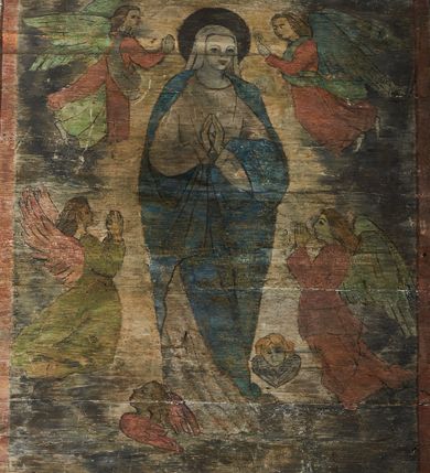 Zdjęcie nr 9: Polichromia ścienna prezbiterium
Polichromia w tej części świątyni podzielona jest na cztery strefy. W pierwszej znajduje się dekoracja ornamentalna, kolejne dwie strefy ukazują sceny z życia Marii i Jezusa, ostatnia strefa ukazuje rząd portretów męskich w strojach z epoki.  W dolnej strefie prezbiterium są umieszczone również trzy krzyże konsekracyjne, wpisane w okrągłe wieńce. Na północnej ścianie prezbiterium w scenach z cyklu maryjnego, od lewej znajdują się: Św. Anna Samotrzeć, Pokłon Trzech Króli, Chrystus Baranek Boży opatrzony banderolą z napisem: „EGO SVM PASTOR BONVS”, Ucieczka do Egiptu, scena Ukrzyżowania z postaciami fundatorów. W drugiej strefie na ścianie północnej od lewej ukazano: św. Annę z małą Marią; Ofiarowanie w świątyni z fragmentami napisu u spodu: „RV (?) NOBIS (?) NOBIS”; Zwiastowanie z napisem: „ECCE VIRGO CONCIPIET ET PARIET FILIUM EI VO”, Nawiedzenie Najświętszej Marii Panny, u spodu napis: „VIRGO MARIA (?) NAV(?) (?)AB(?)” oraz Wniebowzięcie Najświętszej Marii Panny z fragmentarycznie zachowanym napisem: „(?)VAE EST ASC(?)”. W ostatniej strefie na ścianie północnej ukazano rząd męskich portretów. Na południowej ścianie prezbiterium w dolnej strefie znajduje się dekoracja ornamentalna. Następnie w strefie drugiej od lewej strony ukazane są kolejno sceny: Najświętsza Maria Panna Niepokalanie Poczęta, Tron Łaski, Trzy Marie u grobu, Nauczanie Chrystusa, a w strefie trzeciej, również od lewej strony: Przemienienie na górze Tabor z fragmentarycznie zachowanym napisem: „(?) BV(?)O (…) RA(?) (?)AT”, następnie Modlitwa w Ogrójcu(?), Zmartwychwstanie Chrystusa. W trzeciej strefie kontynuacja porterów męskich, w tym władców w koronach na głowie i z berłami w dłoniach. Na wschodniej ścianie prezbiterium, przy ołtarzu głównym przedstawiono Ewangelistów: po stronie lewej św. Mateusza, a po prawej św. Marka. W dolnej strefie po lewej: św. Łukasz, a po prawej św. Jan.

Polichromia ścienna nawy
Polichromię wypełniają przedstawienia Męki Pańskiej: Zdjęcie z krzyża, Opłakiwanie Chrystusa, Złożenie do Grobu  oraz postacie Apostołów namalowane na zaskrzynieniach. Kilka scen zasłania ołtarz Ukrzyżowania. Na południowej ścianie nawy zachowało się tylko gigantyczne przedstawienie św. Krzysztofa na wysokość całej nawy. Ponadto w nawie znajdują się sceny, częściowo przesłonięte przez prospekt organowy i ołtarze: Wyszydzanie Chrystusa, Chrystus bity pięścią po głowie przez oprawcę, Dźwigane krzyża, Zesłanie Ducha Świętego, Przybicie do krzyża, Chrzest w Jordanie, Ostatnia Wieczerza, Modlitwa w Ogrójcu, Pojmanie.

Ściana łuku arkady tęczowej
Na ścianie tej znajduje się scena Sądu Ostatecznego. U szczytu zasiada Chrystus – Sędzia, odziany w czerwony płaszcz i unoszący rękę ku górze. Po jego bokach ukazano: Matkę Boską, św. Jana Chrzciciela, proroków, apostołów, symbole ewangelistów, a także potępione dusze. 

Stropy prezbiterium i korpusu nawowego, a także zaskrzynień (z wyjątkiem strony północnej, gdzie są ukazani Apostołowie), cokół w prezbiterium i korpusie pokrywa pasowa dekoracja ornamentalna umieszczona na czarnym tle. Ozdabia również obramowania okienne, a w prezbiterium tworzy fryz łączący ściany. 
 