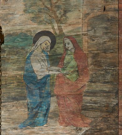 Zdjęcie nr 10: Polichromia ścienna prezbiterium
Polichromia w tej części świątyni podzielona jest na cztery strefy. W pierwszej znajduje się dekoracja ornamentalna, kolejne dwie strefy ukazują sceny z życia Marii i Jezusa, ostatnia strefa ukazuje rząd portretów męskich w strojach z epoki.  W dolnej strefie prezbiterium są umieszczone również trzy krzyże konsekracyjne, wpisane w okrągłe wieńce. Na północnej ścianie prezbiterium w scenach z cyklu maryjnego, od lewej znajdują się: Św. Anna Samotrzeć, Pokłon Trzech Króli, Chrystus Baranek Boży opatrzony banderolą z napisem: „EGO SVM PASTOR BONVS”, Ucieczka do Egiptu, scena Ukrzyżowania z postaciami fundatorów. W drugiej strefie na ścianie północnej od lewej ukazano: św. Annę z małą Marią; Ofiarowanie w świątyni z fragmentami napisu u spodu: „RV (?) NOBIS (?) NOBIS”; Zwiastowanie z napisem: „ECCE VIRGO CONCIPIET ET PARIET FILIUM EI VO”, Nawiedzenie Najświętszej Marii Panny, u spodu napis: „VIRGO MARIA (?) NAV(?) (?)AB(?)” oraz Wniebowzięcie Najświętszej Marii Panny z fragmentarycznie zachowanym napisem: „(?)VAE EST ASC(?)”. W ostatniej strefie na ścianie północnej ukazano rząd męskich portretów. Na południowej ścianie prezbiterium w dolnej strefie znajduje się dekoracja ornamentalna. Następnie w strefie drugiej od lewej strony ukazane są kolejno sceny: Najświętsza Maria Panna Niepokalanie Poczęta, Tron Łaski, Trzy Marie u grobu, Nauczanie Chrystusa, a w strefie trzeciej, również od lewej strony: Przemienienie na górze Tabor z fragmentarycznie zachowanym napisem: „(?) BV(?)O (…) RA(?) (?)AT”, następnie Modlitwa w Ogrójcu(?), Zmartwychwstanie Chrystusa. W trzeciej strefie kontynuacja porterów męskich, w tym władców w koronach na głowie i z berłami w dłoniach. Na wschodniej ścianie prezbiterium, przy ołtarzu głównym przedstawiono Ewangelistów: po stronie lewej św. Mateusza, a po prawej św. Marka. W dolnej strefie po lewej: św. Łukasz, a po prawej św. Jan.

Polichromia ścienna nawy
Polichromię wypełniają przedstawienia Męki Pańskiej: Zdjęcie z krzyża, Opłakiwanie Chrystusa, Złożenie do Grobu  oraz postacie Apostołów namalowane na zaskrzynieniach. Kilka scen zasłania ołtarz Ukrzyżowania. Na południowej ścianie nawy zachowało się tylko gigantyczne przedstawienie św. Krzysztofa na wysokość całej nawy. Ponadto w nawie znajdują się sceny, częściowo przesłonięte przez prospekt organowy i ołtarze: Wyszydzanie Chrystusa, Chrystus bity pięścią po głowie przez oprawcę, Dźwigane krzyża, Zesłanie Ducha Świętego, Przybicie do krzyża, Chrzest w Jordanie, Ostatnia Wieczerza, Modlitwa w Ogrójcu, Pojmanie.

Ściana łuku arkady tęczowej
Na ścianie tej znajduje się scena Sądu Ostatecznego. U szczytu zasiada Chrystus – Sędzia, odziany w czerwony płaszcz i unoszący rękę ku górze. Po jego bokach ukazano: Matkę Boską, św. Jana Chrzciciela, proroków, apostołów, symbole ewangelistów, a także potępione dusze. 

Stropy prezbiterium i korpusu nawowego, a także zaskrzynień (z wyjątkiem strony północnej, gdzie są ukazani Apostołowie), cokół w prezbiterium i korpusie pokrywa pasowa dekoracja ornamentalna umieszczona na czarnym tle. Ozdabia również obramowania okienne, a w prezbiterium tworzy fryz łączący ściany. 
 