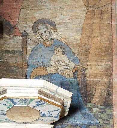 Zdjęcie nr 11: Polichromia ścienna prezbiterium
Polichromia w tej części świątyni podzielona jest na cztery strefy. W pierwszej znajduje się dekoracja ornamentalna, kolejne dwie strefy ukazują sceny z życia Marii i Jezusa, ostatnia strefa ukazuje rząd portretów męskich w strojach z epoki.  W dolnej strefie prezbiterium są umieszczone również trzy krzyże konsekracyjne, wpisane w okrągłe wieńce. Na północnej ścianie prezbiterium w scenach z cyklu maryjnego, od lewej znajdują się: Św. Anna Samotrzeć, Pokłon Trzech Króli, Chrystus Baranek Boży opatrzony banderolą z napisem: „EGO SVM PASTOR BONVS”, Ucieczka do Egiptu, scena Ukrzyżowania z postaciami fundatorów. W drugiej strefie na ścianie północnej od lewej ukazano: św. Annę z małą Marią; Ofiarowanie w świątyni z fragmentami napisu u spodu: „RV (?) NOBIS (?) NOBIS”; Zwiastowanie z napisem: „ECCE VIRGO CONCIPIET ET PARIET FILIUM EI VO”, Nawiedzenie Najświętszej Marii Panny, u spodu napis: „VIRGO MARIA (?) NAV(?) (?)AB(?)” oraz Wniebowzięcie Najświętszej Marii Panny z fragmentarycznie zachowanym napisem: „(?)VAE EST ASC(?)”. W ostatniej strefie na ścianie północnej ukazano rząd męskich portretów. Na południowej ścianie prezbiterium w dolnej strefie znajduje się dekoracja ornamentalna. Następnie w strefie drugiej od lewej strony ukazane są kolejno sceny: Najświętsza Maria Panna Niepokalanie Poczęta, Tron Łaski, Trzy Marie u grobu, Nauczanie Chrystusa, a w strefie trzeciej, również od lewej strony: Przemienienie na górze Tabor z fragmentarycznie zachowanym napisem: „(?) BV(?)O (…) RA(?) (?)AT”, następnie Modlitwa w Ogrójcu(?), Zmartwychwstanie Chrystusa. W trzeciej strefie kontynuacja porterów męskich, w tym władców w koronach na głowie i z berłami w dłoniach. Na wschodniej ścianie prezbiterium, przy ołtarzu głównym przedstawiono Ewangelistów: po stronie lewej św. Mateusza, a po prawej św. Marka. W dolnej strefie po lewej: św. Łukasz, a po prawej św. Jan.

Polichromia ścienna nawy
Polichromię wypełniają przedstawienia Męki Pańskiej: Zdjęcie z krzyża, Opłakiwanie Chrystusa, Złożenie do Grobu  oraz postacie Apostołów namalowane na zaskrzynieniach. Kilka scen zasłania ołtarz Ukrzyżowania. Na południowej ścianie nawy zachowało się tylko gigantyczne przedstawienie św. Krzysztofa na wysokość całej nawy. Ponadto w nawie znajdują się sceny, częściowo przesłonięte przez prospekt organowy i ołtarze: Wyszydzanie Chrystusa, Chrystus bity pięścią po głowie przez oprawcę, Dźwigane krzyża, Zesłanie Ducha Świętego, Przybicie do krzyża, Chrzest w Jordanie, Ostatnia Wieczerza, Modlitwa w Ogrójcu, Pojmanie.

Ściana łuku arkady tęczowej
Na ścianie tej znajduje się scena Sądu Ostatecznego. U szczytu zasiada Chrystus – Sędzia, odziany w czerwony płaszcz i unoszący rękę ku górze. Po jego bokach ukazano: Matkę Boską, św. Jana Chrzciciela, proroków, apostołów, symbole ewangelistów, a także potępione dusze. 

Stropy prezbiterium i korpusu nawowego, a także zaskrzynień (z wyjątkiem strony północnej, gdzie są ukazani Apostołowie), cokół w prezbiterium i korpusie pokrywa pasowa dekoracja ornamentalna umieszczona na czarnym tle. Ozdabia również obramowania okienne, a w prezbiterium tworzy fryz łączący ściany. 
 