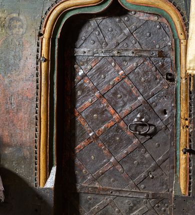 Zdjęcie nr 16: Polichromia ścienna prezbiterium
Polichromia w tej części świątyni podzielona jest na cztery strefy. W pierwszej znajduje się dekoracja ornamentalna, kolejne dwie strefy ukazują sceny z życia Marii i Jezusa, ostatnia strefa ukazuje rząd portretów męskich w strojach z epoki.  W dolnej strefie prezbiterium są umieszczone również trzy krzyże konsekracyjne, wpisane w okrągłe wieńce. Na północnej ścianie prezbiterium w scenach z cyklu maryjnego, od lewej znajdują się: Św. Anna Samotrzeć, Pokłon Trzech Króli, Chrystus Baranek Boży opatrzony banderolą z napisem: „EGO SVM PASTOR BONVS”, Ucieczka do Egiptu, scena Ukrzyżowania z postaciami fundatorów. W drugiej strefie na ścianie północnej od lewej ukazano: św. Annę z małą Marią; Ofiarowanie w świątyni z fragmentami napisu u spodu: „RV (?) NOBIS (?) NOBIS”; Zwiastowanie z napisem: „ECCE VIRGO CONCIPIET ET PARIET FILIUM EI VO”, Nawiedzenie Najświętszej Marii Panny, u spodu napis: „VIRGO MARIA (?) NAV(?) (?)AB(?)” oraz Wniebowzięcie Najświętszej Marii Panny z fragmentarycznie zachowanym napisem: „(?)VAE EST ASC(?)”. W ostatniej strefie na ścianie północnej ukazano rząd męskich portretów. Na południowej ścianie prezbiterium w dolnej strefie znajduje się dekoracja ornamentalna. Następnie w strefie drugiej od lewej strony ukazane są kolejno sceny: Najświętsza Maria Panna Niepokalanie Poczęta, Tron Łaski, Trzy Marie u grobu, Nauczanie Chrystusa, a w strefie trzeciej, również od lewej strony: Przemienienie na górze Tabor z fragmentarycznie zachowanym napisem: „(?) BV(?)O (…) RA(?) (?)AT”, następnie Modlitwa w Ogrójcu(?), Zmartwychwstanie Chrystusa. W trzeciej strefie kontynuacja porterów męskich, w tym władców w koronach na głowie i z berłami w dłoniach. Na wschodniej ścianie prezbiterium, przy ołtarzu głównym przedstawiono Ewangelistów: po stronie lewej św. Mateusza, a po prawej św. Marka. W dolnej strefie po lewej: św. Łukasz, a po prawej św. Jan.

Polichromia ścienna nawy
Polichromię wypełniają przedstawienia Męki Pańskiej: Zdjęcie z krzyża, Opłakiwanie Chrystusa, Złożenie do Grobu  oraz postacie Apostołów namalowane na zaskrzynieniach. Kilka scen zasłania ołtarz Ukrzyżowania. Na południowej ścianie nawy zachowało się tylko gigantyczne przedstawienie św. Krzysztofa na wysokość całej nawy. Ponadto w nawie znajdują się sceny, częściowo przesłonięte przez prospekt organowy i ołtarze: Wyszydzanie Chrystusa, Chrystus bity pięścią po głowie przez oprawcę, Dźwigane krzyża, Zesłanie Ducha Świętego, Przybicie do krzyża, Chrzest w Jordanie, Ostatnia Wieczerza, Modlitwa w Ogrójcu, Pojmanie.

Ściana łuku arkady tęczowej
Na ścianie tej znajduje się scena Sądu Ostatecznego. U szczytu zasiada Chrystus – Sędzia, odziany w czerwony płaszcz i unoszący rękę ku górze. Po jego bokach ukazano: Matkę Boską, św. Jana Chrzciciela, proroków, apostołów, symbole ewangelistów, a także potępione dusze. 

Stropy prezbiterium i korpusu nawowego, a także zaskrzynień (z wyjątkiem strony północnej, gdzie są ukazani Apostołowie), cokół w prezbiterium i korpusie pokrywa pasowa dekoracja ornamentalna umieszczona na czarnym tle. Ozdabia również obramowania okienne, a w prezbiterium tworzy fryz łączący ściany. 
 