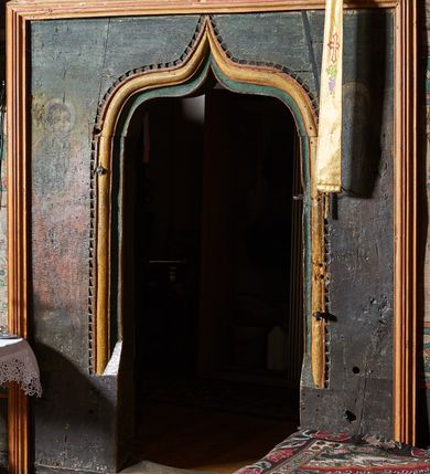 Zdjęcie nr 17: Polichromia ścienna prezbiterium
Polichromia w tej części świątyni podzielona jest na cztery strefy. W pierwszej znajduje się dekoracja ornamentalna, kolejne dwie strefy ukazują sceny z życia Marii i Jezusa, ostatnia strefa ukazuje rząd portretów męskich w strojach z epoki.  W dolnej strefie prezbiterium są umieszczone również trzy krzyże konsekracyjne, wpisane w okrągłe wieńce. Na północnej ścianie prezbiterium w scenach z cyklu maryjnego, od lewej znajdują się: Św. Anna Samotrzeć, Pokłon Trzech Króli, Chrystus Baranek Boży opatrzony banderolą z napisem: „EGO SVM PASTOR BONVS”, Ucieczka do Egiptu, scena Ukrzyżowania z postaciami fundatorów. W drugiej strefie na ścianie północnej od lewej ukazano: św. Annę z małą Marią; Ofiarowanie w świątyni z fragmentami napisu u spodu: „RV (?) NOBIS (?) NOBIS”; Zwiastowanie z napisem: „ECCE VIRGO CONCIPIET ET PARIET FILIUM EI VO”, Nawiedzenie Najświętszej Marii Panny, u spodu napis: „VIRGO MARIA (?) NAV(?) (?)AB(?)” oraz Wniebowzięcie Najświętszej Marii Panny z fragmentarycznie zachowanym napisem: „(?)VAE EST ASC(?)”. W ostatniej strefie na ścianie północnej ukazano rząd męskich portretów. Na południowej ścianie prezbiterium w dolnej strefie znajduje się dekoracja ornamentalna. Następnie w strefie drugiej od lewej strony ukazane są kolejno sceny: Najświętsza Maria Panna Niepokalanie Poczęta, Tron Łaski, Trzy Marie u grobu, Nauczanie Chrystusa, a w strefie trzeciej, również od lewej strony: Przemienienie na górze Tabor z fragmentarycznie zachowanym napisem: „(?) BV(?)O (…) RA(?) (?)AT”, następnie Modlitwa w Ogrójcu(?), Zmartwychwstanie Chrystusa. W trzeciej strefie kontynuacja porterów męskich, w tym władców w koronach na głowie i z berłami w dłoniach. Na wschodniej ścianie prezbiterium, przy ołtarzu głównym przedstawiono Ewangelistów: po stronie lewej św. Mateusza, a po prawej św. Marka. W dolnej strefie po lewej: św. Łukasz, a po prawej św. Jan.

Polichromia ścienna nawy
Polichromię wypełniają przedstawienia Męki Pańskiej: Zdjęcie z krzyża, Opłakiwanie Chrystusa, Złożenie do Grobu  oraz postacie Apostołów namalowane na zaskrzynieniach. Kilka scen zasłania ołtarz Ukrzyżowania. Na południowej ścianie nawy zachowało się tylko gigantyczne przedstawienie św. Krzysztofa na wysokość całej nawy. Ponadto w nawie znajdują się sceny, częściowo przesłonięte przez prospekt organowy i ołtarze: Wyszydzanie Chrystusa, Chrystus bity pięścią po głowie przez oprawcę, Dźwigane krzyża, Zesłanie Ducha Świętego, Przybicie do krzyża, Chrzest w Jordanie, Ostatnia Wieczerza, Modlitwa w Ogrójcu, Pojmanie.

Ściana łuku arkady tęczowej
Na ścianie tej znajduje się scena Sądu Ostatecznego. U szczytu zasiada Chrystus – Sędzia, odziany w czerwony płaszcz i unoszący rękę ku górze. Po jego bokach ukazano: Matkę Boską, św. Jana Chrzciciela, proroków, apostołów, symbole ewangelistów, a także potępione dusze. 

Stropy prezbiterium i korpusu nawowego, a także zaskrzynień (z wyjątkiem strony północnej, gdzie są ukazani Apostołowie), cokół w prezbiterium i korpusie pokrywa pasowa dekoracja ornamentalna umieszczona na czarnym tle. Ozdabia również obramowania okienne, a w prezbiterium tworzy fryz łączący ściany. 
 