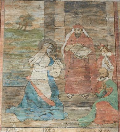 Zdjęcie nr 12: Polichromia ścienna prezbiterium
Polichromia w tej części świątyni podzielona jest na cztery strefy. W pierwszej znajduje się dekoracja ornamentalna, kolejne dwie strefy ukazują sceny z życia Marii i Jezusa, ostatnia strefa ukazuje rząd portretów męskich w strojach z epoki.  W dolnej strefie prezbiterium są umieszczone również trzy krzyże konsekracyjne, wpisane w okrągłe wieńce. Na północnej ścianie prezbiterium w scenach z cyklu maryjnego, od lewej znajdują się: Św. Anna Samotrzeć, Pokłon Trzech Króli, Chrystus Baranek Boży opatrzony banderolą z napisem: „EGO SVM PASTOR BONVS”, Ucieczka do Egiptu, scena Ukrzyżowania z postaciami fundatorów. W drugiej strefie na ścianie północnej od lewej ukazano: św. Annę z małą Marią; Ofiarowanie w świątyni z fragmentami napisu u spodu: „RV (?) NOBIS (?) NOBIS”; Zwiastowanie z napisem: „ECCE VIRGO CONCIPIET ET PARIET FILIUM EI VO”, Nawiedzenie Najświętszej Marii Panny, u spodu napis: „VIRGO MARIA (?) NAV(?) (?)AB(?)” oraz Wniebowzięcie Najświętszej Marii Panny z fragmentarycznie zachowanym napisem: „(?)VAE EST ASC(?)”. W ostatniej strefie na ścianie północnej ukazano rząd męskich portretów. Na południowej ścianie prezbiterium w dolnej strefie znajduje się dekoracja ornamentalna. Następnie w strefie drugiej od lewej strony ukazane są kolejno sceny: Najświętsza Maria Panna Niepokalanie Poczęta, Tron Łaski, Trzy Marie u grobu, Nauczanie Chrystusa, a w strefie trzeciej, również od lewej strony: Przemienienie na górze Tabor z fragmentarycznie zachowanym napisem: „(?) BV(?)O (…) RA(?) (?)AT”, następnie Modlitwa w Ogrójcu(?), Zmartwychwstanie Chrystusa. W trzeciej strefie kontynuacja porterów męskich, w tym władców w koronach na głowie i z berłami w dłoniach. Na wschodniej ścianie prezbiterium, przy ołtarzu głównym przedstawiono Ewangelistów: po stronie lewej św. Mateusza, a po prawej św. Marka. W dolnej strefie po lewej: św. Łukasz, a po prawej św. Jan.

Polichromia ścienna nawy
Polichromię wypełniają przedstawienia Męki Pańskiej: Zdjęcie z krzyża, Opłakiwanie Chrystusa, Złożenie do Grobu  oraz postacie Apostołów namalowane na zaskrzynieniach. Kilka scen zasłania ołtarz Ukrzyżowania. Na południowej ścianie nawy zachowało się tylko gigantyczne przedstawienie św. Krzysztofa na wysokość całej nawy. Ponadto w nawie znajdują się sceny, częściowo przesłonięte przez prospekt organowy i ołtarze: Wyszydzanie Chrystusa, Chrystus bity pięścią po głowie przez oprawcę, Dźwigane krzyża, Zesłanie Ducha Świętego, Przybicie do krzyża, Chrzest w Jordanie, Ostatnia Wieczerza, Modlitwa w Ogrójcu, Pojmanie.

Ściana łuku arkady tęczowej
Na ścianie tej znajduje się scena Sądu Ostatecznego. U szczytu zasiada Chrystus – Sędzia, odziany w czerwony płaszcz i unoszący rękę ku górze. Po jego bokach ukazano: Matkę Boską, św. Jana Chrzciciela, proroków, apostołów, symbole ewangelistów, a także potępione dusze. 

Stropy prezbiterium i korpusu nawowego, a także zaskrzynień (z wyjątkiem strony północnej, gdzie są ukazani Apostołowie), cokół w prezbiterium i korpusie pokrywa pasowa dekoracja ornamentalna umieszczona na czarnym tle. Ozdabia również obramowania okienne, a w prezbiterium tworzy fryz łączący ściany. 
 