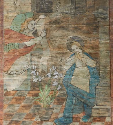 Zdjęcie nr 14: Polichromia ścienna prezbiterium
Polichromia w tej części świątyni podzielona jest na cztery strefy. W pierwszej znajduje się dekoracja ornamentalna, kolejne dwie strefy ukazują sceny z życia Marii i Jezusa, ostatnia strefa ukazuje rząd portretów męskich w strojach z epoki.  W dolnej strefie prezbiterium są umieszczone również trzy krzyże konsekracyjne, wpisane w okrągłe wieńce. Na północnej ścianie prezbiterium w scenach z cyklu maryjnego, od lewej znajdują się: Św. Anna Samotrzeć, Pokłon Trzech Króli, Chrystus Baranek Boży opatrzony banderolą z napisem: „EGO SVM PASTOR BONVS”, Ucieczka do Egiptu, scena Ukrzyżowania z postaciami fundatorów. W drugiej strefie na ścianie północnej od lewej ukazano: św. Annę z małą Marią; Ofiarowanie w świątyni z fragmentami napisu u spodu: „RV (?) NOBIS (?) NOBIS”; Zwiastowanie z napisem: „ECCE VIRGO CONCIPIET ET PARIET FILIUM EI VO”, Nawiedzenie Najświętszej Marii Panny, u spodu napis: „VIRGO MARIA (?) NAV(?) (?)AB(?)” oraz Wniebowzięcie Najświętszej Marii Panny z fragmentarycznie zachowanym napisem: „(?)VAE EST ASC(?)”. W ostatniej strefie na ścianie północnej ukazano rząd męskich portretów. Na południowej ścianie prezbiterium w dolnej strefie znajduje się dekoracja ornamentalna. Następnie w strefie drugiej od lewej strony ukazane są kolejno sceny: Najświętsza Maria Panna Niepokalanie Poczęta, Tron Łaski, Trzy Marie u grobu, Nauczanie Chrystusa, a w strefie trzeciej, również od lewej strony: Przemienienie na górze Tabor z fragmentarycznie zachowanym napisem: „(?) BV(?)O (…) RA(?) (?)AT”, następnie Modlitwa w Ogrójcu(?), Zmartwychwstanie Chrystusa. W trzeciej strefie kontynuacja porterów męskich, w tym władców w koronach na głowie i z berłami w dłoniach. Na wschodniej ścianie prezbiterium, przy ołtarzu głównym przedstawiono Ewangelistów: po stronie lewej św. Mateusza, a po prawej św. Marka. W dolnej strefie po lewej: św. Łukasz, a po prawej św. Jan.

Polichromia ścienna nawy
Polichromię wypełniają przedstawienia Męki Pańskiej: Zdjęcie z krzyża, Opłakiwanie Chrystusa, Złożenie do Grobu  oraz postacie Apostołów namalowane na zaskrzynieniach. Kilka scen zasłania ołtarz Ukrzyżowania. Na południowej ścianie nawy zachowało się tylko gigantyczne przedstawienie św. Krzysztofa na wysokość całej nawy. Ponadto w nawie znajdują się sceny, częściowo przesłonięte przez prospekt organowy i ołtarze: Wyszydzanie Chrystusa, Chrystus bity pięścią po głowie przez oprawcę, Dźwigane krzyża, Zesłanie Ducha Świętego, Przybicie do krzyża, Chrzest w Jordanie, Ostatnia Wieczerza, Modlitwa w Ogrójcu, Pojmanie.

Ściana łuku arkady tęczowej
Na ścianie tej znajduje się scena Sądu Ostatecznego. U szczytu zasiada Chrystus – Sędzia, odziany w czerwony płaszcz i unoszący rękę ku górze. Po jego bokach ukazano: Matkę Boską, św. Jana Chrzciciela, proroków, apostołów, symbole ewangelistów, a także potępione dusze. 

Stropy prezbiterium i korpusu nawowego, a także zaskrzynień (z wyjątkiem strony północnej, gdzie są ukazani Apostołowie), cokół w prezbiterium i korpusie pokrywa pasowa dekoracja ornamentalna umieszczona na czarnym tle. Ozdabia również obramowania okienne, a w prezbiterium tworzy fryz łączący ściany. 
 