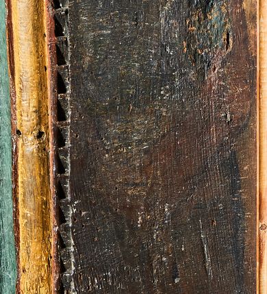 Zdjęcie nr 15: Polichromia ścienna prezbiterium
Polichromia w tej części świątyni podzielona jest na cztery strefy. W pierwszej znajduje się dekoracja ornamentalna, kolejne dwie strefy ukazują sceny z życia Marii i Jezusa, ostatnia strefa ukazuje rząd portretów męskich w strojach z epoki.  W dolnej strefie prezbiterium są umieszczone również trzy krzyże konsekracyjne, wpisane w okrągłe wieńce. Na północnej ścianie prezbiterium w scenach z cyklu maryjnego, od lewej znajdują się: Św. Anna Samotrzeć, Pokłon Trzech Króli, Chrystus Baranek Boży opatrzony banderolą z napisem: „EGO SVM PASTOR BONVS”, Ucieczka do Egiptu, scena Ukrzyżowania z postaciami fundatorów. W drugiej strefie na ścianie północnej od lewej ukazano: św. Annę z małą Marią; Ofiarowanie w świątyni z fragmentami napisu u spodu: „RV (?) NOBIS (?) NOBIS”; Zwiastowanie z napisem: „ECCE VIRGO CONCIPIET ET PARIET FILIUM EI VO”, Nawiedzenie Najświętszej Marii Panny, u spodu napis: „VIRGO MARIA (?) NAV(?) (?)AB(?)” oraz Wniebowzięcie Najświętszej Marii Panny z fragmentarycznie zachowanym napisem: „(?)VAE EST ASC(?)”. W ostatniej strefie na ścianie północnej ukazano rząd męskich portretów. Na południowej ścianie prezbiterium w dolnej strefie znajduje się dekoracja ornamentalna. Następnie w strefie drugiej od lewej strony ukazane są kolejno sceny: Najświętsza Maria Panna Niepokalanie Poczęta, Tron Łaski, Trzy Marie u grobu, Nauczanie Chrystusa, a w strefie trzeciej, również od lewej strony: Przemienienie na górze Tabor z fragmentarycznie zachowanym napisem: „(?) BV(?)O (…) RA(?) (?)AT”, następnie Modlitwa w Ogrójcu(?), Zmartwychwstanie Chrystusa. W trzeciej strefie kontynuacja porterów męskich, w tym władców w koronach na głowie i z berłami w dłoniach. Na wschodniej ścianie prezbiterium, przy ołtarzu głównym przedstawiono Ewangelistów: po stronie lewej św. Mateusza, a po prawej św. Marka. W dolnej strefie po lewej: św. Łukasz, a po prawej św. Jan.

Polichromia ścienna nawy
Polichromię wypełniają przedstawienia Męki Pańskiej: Zdjęcie z krzyża, Opłakiwanie Chrystusa, Złożenie do Grobu  oraz postacie Apostołów namalowane na zaskrzynieniach. Kilka scen zasłania ołtarz Ukrzyżowania. Na południowej ścianie nawy zachowało się tylko gigantyczne przedstawienie św. Krzysztofa na wysokość całej nawy. Ponadto w nawie znajdują się sceny, częściowo przesłonięte przez prospekt organowy i ołtarze: Wyszydzanie Chrystusa, Chrystus bity pięścią po głowie przez oprawcę, Dźwigane krzyża, Zesłanie Ducha Świętego, Przybicie do krzyża, Chrzest w Jordanie, Ostatnia Wieczerza, Modlitwa w Ogrójcu, Pojmanie.

Ściana łuku arkady tęczowej
Na ścianie tej znajduje się scena Sądu Ostatecznego. U szczytu zasiada Chrystus – Sędzia, odziany w czerwony płaszcz i unoszący rękę ku górze. Po jego bokach ukazano: Matkę Boską, św. Jana Chrzciciela, proroków, apostołów, symbole ewangelistów, a także potępione dusze. 

Stropy prezbiterium i korpusu nawowego, a także zaskrzynień (z wyjątkiem strony północnej, gdzie są ukazani Apostołowie), cokół w prezbiterium i korpusie pokrywa pasowa dekoracja ornamentalna umieszczona na czarnym tle. Ozdabia również obramowania okienne, a w prezbiterium tworzy fryz łączący ściany. 
 