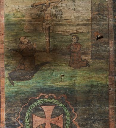 Zdjęcie nr 18: Polichromia ścienna prezbiterium
Polichromia w tej części świątyni podzielona jest na cztery strefy. W pierwszej znajduje się dekoracja ornamentalna, kolejne dwie strefy ukazują sceny z życia Marii i Jezusa, ostatnia strefa ukazuje rząd portretów męskich w strojach z epoki.  W dolnej strefie prezbiterium są umieszczone również trzy krzyże konsekracyjne, wpisane w okrągłe wieńce. Na północnej ścianie prezbiterium w scenach z cyklu maryjnego, od lewej znajdują się: Św. Anna Samotrzeć, Pokłon Trzech Króli, Chrystus Baranek Boży opatrzony banderolą z napisem: „EGO SVM PASTOR BONVS”, Ucieczka do Egiptu, scena Ukrzyżowania z postaciami fundatorów. W drugiej strefie na ścianie północnej od lewej ukazano: św. Annę z małą Marią; Ofiarowanie w świątyni z fragmentami napisu u spodu: „RV (?) NOBIS (?) NOBIS”; Zwiastowanie z napisem: „ECCE VIRGO CONCIPIET ET PARIET FILIUM EI VO”, Nawiedzenie Najświętszej Marii Panny, u spodu napis: „VIRGO MARIA (?) NAV(?) (?)AB(?)” oraz Wniebowzięcie Najświętszej Marii Panny z fragmentarycznie zachowanym napisem: „(?)VAE EST ASC(?)”. W ostatniej strefie na ścianie północnej ukazano rząd męskich portretów. Na południowej ścianie prezbiterium w dolnej strefie znajduje się dekoracja ornamentalna. Następnie w strefie drugiej od lewej strony ukazane są kolejno sceny: Najświętsza Maria Panna Niepokalanie Poczęta, Tron Łaski, Trzy Marie u grobu, Nauczanie Chrystusa, a w strefie trzeciej, również od lewej strony: Przemienienie na górze Tabor z fragmentarycznie zachowanym napisem: „(?) BV(?)O (…) RA(?) (?)AT”, następnie Modlitwa w Ogrójcu(?), Zmartwychwstanie Chrystusa. W trzeciej strefie kontynuacja porterów męskich, w tym władców w koronach na głowie i z berłami w dłoniach. Na wschodniej ścianie prezbiterium, przy ołtarzu głównym przedstawiono Ewangelistów: po stronie lewej św. Mateusza, a po prawej św. Marka. W dolnej strefie po lewej: św. Łukasz, a po prawej św. Jan.

Polichromia ścienna nawy
Polichromię wypełniają przedstawienia Męki Pańskiej: Zdjęcie z krzyża, Opłakiwanie Chrystusa, Złożenie do Grobu  oraz postacie Apostołów namalowane na zaskrzynieniach. Kilka scen zasłania ołtarz Ukrzyżowania. Na południowej ścianie nawy zachowało się tylko gigantyczne przedstawienie św. Krzysztofa na wysokość całej nawy. Ponadto w nawie znajdują się sceny, częściowo przesłonięte przez prospekt organowy i ołtarze: Wyszydzanie Chrystusa, Chrystus bity pięścią po głowie przez oprawcę, Dźwigane krzyża, Zesłanie Ducha Świętego, Przybicie do krzyża, Chrzest w Jordanie, Ostatnia Wieczerza, Modlitwa w Ogrójcu, Pojmanie.

Ściana łuku arkady tęczowej
Na ścianie tej znajduje się scena Sądu Ostatecznego. U szczytu zasiada Chrystus – Sędzia, odziany w czerwony płaszcz i unoszący rękę ku górze. Po jego bokach ukazano: Matkę Boską, św. Jana Chrzciciela, proroków, apostołów, symbole ewangelistów, a także potępione dusze. 

Stropy prezbiterium i korpusu nawowego, a także zaskrzynień (z wyjątkiem strony północnej, gdzie są ukazani Apostołowie), cokół w prezbiterium i korpusie pokrywa pasowa dekoracja ornamentalna umieszczona na czarnym tle. Ozdabia również obramowania okienne, a w prezbiterium tworzy fryz łączący ściany. 
 