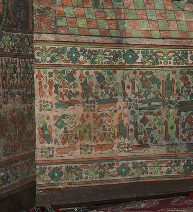 Zdjęcie nr 23: Polichromia ścienna prezbiterium
Polichromia w tej części świątyni podzielona jest na cztery strefy. W pierwszej znajduje się dekoracja ornamentalna, kolejne dwie strefy ukazują sceny z życia Marii i Jezusa, ostatnia strefa ukazuje rząd portretów męskich w strojach z epoki.  W dolnej strefie prezbiterium są umieszczone również trzy krzyże konsekracyjne, wpisane w okrągłe wieńce. Na północnej ścianie prezbiterium w scenach z cyklu maryjnego, od lewej znajdują się: Św. Anna Samotrzeć, Pokłon Trzech Króli, Chrystus Baranek Boży opatrzony banderolą z napisem: „EGO SVM PASTOR BONVS”, Ucieczka do Egiptu, scena Ukrzyżowania z postaciami fundatorów. W drugiej strefie na ścianie północnej od lewej ukazano: św. Annę z małą Marią; Ofiarowanie w świątyni z fragmentami napisu u spodu: „RV (?) NOBIS (?) NOBIS”; Zwiastowanie z napisem: „ECCE VIRGO CONCIPIET ET PARIET FILIUM EI VO”, Nawiedzenie Najświętszej Marii Panny, u spodu napis: „VIRGO MARIA (?) NAV(?) (?)AB(?)” oraz Wniebowzięcie Najświętszej Marii Panny z fragmentarycznie zachowanym napisem: „(?)VAE EST ASC(?)”. W ostatniej strefie na ścianie północnej ukazano rząd męskich portretów. Na południowej ścianie prezbiterium w dolnej strefie znajduje się dekoracja ornamentalna. Następnie w strefie drugiej od lewej strony ukazane są kolejno sceny: Najświętsza Maria Panna Niepokalanie Poczęta, Tron Łaski, Trzy Marie u grobu, Nauczanie Chrystusa, a w strefie trzeciej, również od lewej strony: Przemienienie na górze Tabor z fragmentarycznie zachowanym napisem: „(?) BV(?)O (…) RA(?) (?)AT”, następnie Modlitwa w Ogrójcu(?), Zmartwychwstanie Chrystusa. W trzeciej strefie kontynuacja porterów męskich, w tym władców w koronach na głowie i z berłami w dłoniach. Na wschodniej ścianie prezbiterium, przy ołtarzu głównym przedstawiono Ewangelistów: po stronie lewej św. Mateusza, a po prawej św. Marka. W dolnej strefie po lewej: św. Łukasz, a po prawej św. Jan.

Polichromia ścienna nawy
Polichromię wypełniają przedstawienia Męki Pańskiej: Zdjęcie z krzyża, Opłakiwanie Chrystusa, Złożenie do Grobu  oraz postacie Apostołów namalowane na zaskrzynieniach. Kilka scen zasłania ołtarz Ukrzyżowania. Na południowej ścianie nawy zachowało się tylko gigantyczne przedstawienie św. Krzysztofa na wysokość całej nawy. Ponadto w nawie znajdują się sceny, częściowo przesłonięte przez prospekt organowy i ołtarze: Wyszydzanie Chrystusa, Chrystus bity pięścią po głowie przez oprawcę, Dźwigane krzyża, Zesłanie Ducha Świętego, Przybicie do krzyża, Chrzest w Jordanie, Ostatnia Wieczerza, Modlitwa w Ogrójcu, Pojmanie.

Ściana łuku arkady tęczowej
Na ścianie tej znajduje się scena Sądu Ostatecznego. U szczytu zasiada Chrystus – Sędzia, odziany w czerwony płaszcz i unoszący rękę ku górze. Po jego bokach ukazano: Matkę Boską, św. Jana Chrzciciela, proroków, apostołów, symbole ewangelistów, a także potępione dusze. 

Stropy prezbiterium i korpusu nawowego, a także zaskrzynień (z wyjątkiem strony północnej, gdzie są ukazani Apostołowie), cokół w prezbiterium i korpusie pokrywa pasowa dekoracja ornamentalna umieszczona na czarnym tle. Ozdabia również obramowania okienne, a w prezbiterium tworzy fryz łączący ściany. 
 