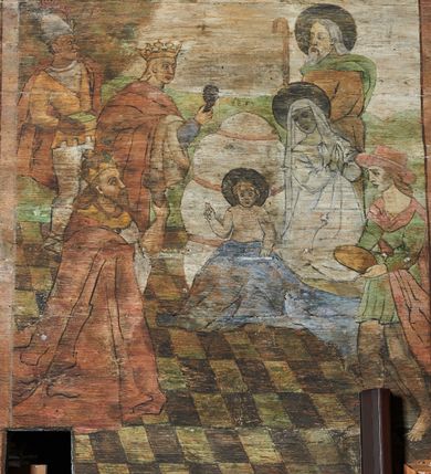 Zdjęcie nr 19: Polichromia ścienna prezbiterium
Polichromia w tej części świątyni podzielona jest na cztery strefy. W pierwszej znajduje się dekoracja ornamentalna, kolejne dwie strefy ukazują sceny z życia Marii i Jezusa, ostatnia strefa ukazuje rząd portretów męskich w strojach z epoki.  W dolnej strefie prezbiterium są umieszczone również trzy krzyże konsekracyjne, wpisane w okrągłe wieńce. Na północnej ścianie prezbiterium w scenach z cyklu maryjnego, od lewej znajdują się: Św. Anna Samotrzeć, Pokłon Trzech Króli, Chrystus Baranek Boży opatrzony banderolą z napisem: „EGO SVM PASTOR BONVS”, Ucieczka do Egiptu, scena Ukrzyżowania z postaciami fundatorów. W drugiej strefie na ścianie północnej od lewej ukazano: św. Annę z małą Marią; Ofiarowanie w świątyni z fragmentami napisu u spodu: „RV (?) NOBIS (?) NOBIS”; Zwiastowanie z napisem: „ECCE VIRGO CONCIPIET ET PARIET FILIUM EI VO”, Nawiedzenie Najświętszej Marii Panny, u spodu napis: „VIRGO MARIA (?) NAV(?) (?)AB(?)” oraz Wniebowzięcie Najświętszej Marii Panny z fragmentarycznie zachowanym napisem: „(?)VAE EST ASC(?)”. W ostatniej strefie na ścianie północnej ukazano rząd męskich portretów. Na południowej ścianie prezbiterium w dolnej strefie znajduje się dekoracja ornamentalna. Następnie w strefie drugiej od lewej strony ukazane są kolejno sceny: Najświętsza Maria Panna Niepokalanie Poczęta, Tron Łaski, Trzy Marie u grobu, Nauczanie Chrystusa, a w strefie trzeciej, również od lewej strony: Przemienienie na górze Tabor z fragmentarycznie zachowanym napisem: „(?) BV(?)O (…) RA(?) (?)AT”, następnie Modlitwa w Ogrójcu(?), Zmartwychwstanie Chrystusa. W trzeciej strefie kontynuacja porterów męskich, w tym władców w koronach na głowie i z berłami w dłoniach. Na wschodniej ścianie prezbiterium, przy ołtarzu głównym przedstawiono Ewangelistów: po stronie lewej św. Mateusza, a po prawej św. Marka. W dolnej strefie po lewej: św. Łukasz, a po prawej św. Jan.

Polichromia ścienna nawy
Polichromię wypełniają przedstawienia Męki Pańskiej: Zdjęcie z krzyża, Opłakiwanie Chrystusa, Złożenie do Grobu  oraz postacie Apostołów namalowane na zaskrzynieniach. Kilka scen zasłania ołtarz Ukrzyżowania. Na południowej ścianie nawy zachowało się tylko gigantyczne przedstawienie św. Krzysztofa na wysokość całej nawy. Ponadto w nawie znajdują się sceny, częściowo przesłonięte przez prospekt organowy i ołtarze: Wyszydzanie Chrystusa, Chrystus bity pięścią po głowie przez oprawcę, Dźwigane krzyża, Zesłanie Ducha Świętego, Przybicie do krzyża, Chrzest w Jordanie, Ostatnia Wieczerza, Modlitwa w Ogrójcu, Pojmanie.

Ściana łuku arkady tęczowej
Na ścianie tej znajduje się scena Sądu Ostatecznego. U szczytu zasiada Chrystus – Sędzia, odziany w czerwony płaszcz i unoszący rękę ku górze. Po jego bokach ukazano: Matkę Boską, św. Jana Chrzciciela, proroków, apostołów, symbole ewangelistów, a także potępione dusze. 

Stropy prezbiterium i korpusu nawowego, a także zaskrzynień (z wyjątkiem strony północnej, gdzie są ukazani Apostołowie), cokół w prezbiterium i korpusie pokrywa pasowa dekoracja ornamentalna umieszczona na czarnym tle. Ozdabia również obramowania okienne, a w prezbiterium tworzy fryz łączący ściany. 
 