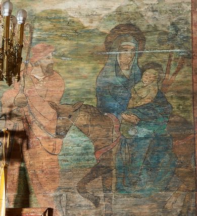 Zdjęcie nr 22: Polichromia ścienna prezbiterium
Polichromia w tej części świątyni podzielona jest na cztery strefy. W pierwszej znajduje się dekoracja ornamentalna, kolejne dwie strefy ukazują sceny z życia Marii i Jezusa, ostatnia strefa ukazuje rząd portretów męskich w strojach z epoki.  W dolnej strefie prezbiterium są umieszczone również trzy krzyże konsekracyjne, wpisane w okrągłe wieńce. Na północnej ścianie prezbiterium w scenach z cyklu maryjnego, od lewej znajdują się: Św. Anna Samotrzeć, Pokłon Trzech Króli, Chrystus Baranek Boży opatrzony banderolą z napisem: „EGO SVM PASTOR BONVS”, Ucieczka do Egiptu, scena Ukrzyżowania z postaciami fundatorów. W drugiej strefie na ścianie północnej od lewej ukazano: św. Annę z małą Marią; Ofiarowanie w świątyni z fragmentami napisu u spodu: „RV (?) NOBIS (?) NOBIS”; Zwiastowanie z napisem: „ECCE VIRGO CONCIPIET ET PARIET FILIUM EI VO”, Nawiedzenie Najświętszej Marii Panny, u spodu napis: „VIRGO MARIA (?) NAV(?) (?)AB(?)” oraz Wniebowzięcie Najświętszej Marii Panny z fragmentarycznie zachowanym napisem: „(?)VAE EST ASC(?)”. W ostatniej strefie na ścianie północnej ukazano rząd męskich portretów. Na południowej ścianie prezbiterium w dolnej strefie znajduje się dekoracja ornamentalna. Następnie w strefie drugiej od lewej strony ukazane są kolejno sceny: Najświętsza Maria Panna Niepokalanie Poczęta, Tron Łaski, Trzy Marie u grobu, Nauczanie Chrystusa, a w strefie trzeciej, również od lewej strony: Przemienienie na górze Tabor z fragmentarycznie zachowanym napisem: „(?) BV(?)O (…) RA(?) (?)AT”, następnie Modlitwa w Ogrójcu(?), Zmartwychwstanie Chrystusa. W trzeciej strefie kontynuacja porterów męskich, w tym władców w koronach na głowie i z berłami w dłoniach. Na wschodniej ścianie prezbiterium, przy ołtarzu głównym przedstawiono Ewangelistów: po stronie lewej św. Mateusza, a po prawej św. Marka. W dolnej strefie po lewej: św. Łukasz, a po prawej św. Jan.

Polichromia ścienna nawy
Polichromię wypełniają przedstawienia Męki Pańskiej: Zdjęcie z krzyża, Opłakiwanie Chrystusa, Złożenie do Grobu  oraz postacie Apostołów namalowane na zaskrzynieniach. Kilka scen zasłania ołtarz Ukrzyżowania. Na południowej ścianie nawy zachowało się tylko gigantyczne przedstawienie św. Krzysztofa na wysokość całej nawy. Ponadto w nawie znajdują się sceny, częściowo przesłonięte przez prospekt organowy i ołtarze: Wyszydzanie Chrystusa, Chrystus bity pięścią po głowie przez oprawcę, Dźwigane krzyża, Zesłanie Ducha Świętego, Przybicie do krzyża, Chrzest w Jordanie, Ostatnia Wieczerza, Modlitwa w Ogrójcu, Pojmanie.

Ściana łuku arkady tęczowej
Na ścianie tej znajduje się scena Sądu Ostatecznego. U szczytu zasiada Chrystus – Sędzia, odziany w czerwony płaszcz i unoszący rękę ku górze. Po jego bokach ukazano: Matkę Boską, św. Jana Chrzciciela, proroków, apostołów, symbole ewangelistów, a także potępione dusze. 

Stropy prezbiterium i korpusu nawowego, a także zaskrzynień (z wyjątkiem strony północnej, gdzie są ukazani Apostołowie), cokół w prezbiterium i korpusie pokrywa pasowa dekoracja ornamentalna umieszczona na czarnym tle. Ozdabia również obramowania okienne, a w prezbiterium tworzy fryz łączący ściany. 
 