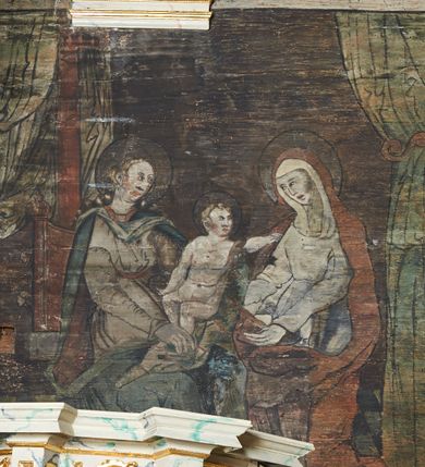 Zdjęcie nr 21: Polichromia ścienna prezbiterium
Polichromia w tej części świątyni podzielona jest na cztery strefy. W pierwszej znajduje się dekoracja ornamentalna, kolejne dwie strefy ukazują sceny z życia Marii i Jezusa, ostatnia strefa ukazuje rząd portretów męskich w strojach z epoki.  W dolnej strefie prezbiterium są umieszczone również trzy krzyże konsekracyjne, wpisane w okrągłe wieńce. Na północnej ścianie prezbiterium w scenach z cyklu maryjnego, od lewej znajdują się: Św. Anna Samotrzeć, Pokłon Trzech Króli, Chrystus Baranek Boży opatrzony banderolą z napisem: „EGO SVM PASTOR BONVS”, Ucieczka do Egiptu, scena Ukrzyżowania z postaciami fundatorów. W drugiej strefie na ścianie północnej od lewej ukazano: św. Annę z małą Marią; Ofiarowanie w świątyni z fragmentami napisu u spodu: „RV (?) NOBIS (?) NOBIS”; Zwiastowanie z napisem: „ECCE VIRGO CONCIPIET ET PARIET FILIUM EI VO”, Nawiedzenie Najświętszej Marii Panny, u spodu napis: „VIRGO MARIA (?) NAV(?) (?)AB(?)” oraz Wniebowzięcie Najświętszej Marii Panny z fragmentarycznie zachowanym napisem: „(?)VAE EST ASC(?)”. W ostatniej strefie na ścianie północnej ukazano rząd męskich portretów. Na południowej ścianie prezbiterium w dolnej strefie znajduje się dekoracja ornamentalna. Następnie w strefie drugiej od lewej strony ukazane są kolejno sceny: Najświętsza Maria Panna Niepokalanie Poczęta, Tron Łaski, Trzy Marie u grobu, Nauczanie Chrystusa, a w strefie trzeciej, również od lewej strony: Przemienienie na górze Tabor z fragmentarycznie zachowanym napisem: „(?) BV(?)O (…) RA(?) (?)AT”, następnie Modlitwa w Ogrójcu(?), Zmartwychwstanie Chrystusa. W trzeciej strefie kontynuacja porterów męskich, w tym władców w koronach na głowie i z berłami w dłoniach. Na wschodniej ścianie prezbiterium, przy ołtarzu głównym przedstawiono Ewangelistów: po stronie lewej św. Mateusza, a po prawej św. Marka. W dolnej strefie po lewej: św. Łukasz, a po prawej św. Jan.

Polichromia ścienna nawy
Polichromię wypełniają przedstawienia Męki Pańskiej: Zdjęcie z krzyża, Opłakiwanie Chrystusa, Złożenie do Grobu  oraz postacie Apostołów namalowane na zaskrzynieniach. Kilka scen zasłania ołtarz Ukrzyżowania. Na południowej ścianie nawy zachowało się tylko gigantyczne przedstawienie św. Krzysztofa na wysokość całej nawy. Ponadto w nawie znajdują się sceny, częściowo przesłonięte przez prospekt organowy i ołtarze: Wyszydzanie Chrystusa, Chrystus bity pięścią po głowie przez oprawcę, Dźwigane krzyża, Zesłanie Ducha Świętego, Przybicie do krzyża, Chrzest w Jordanie, Ostatnia Wieczerza, Modlitwa w Ogrójcu, Pojmanie.

Ściana łuku arkady tęczowej
Na ścianie tej znajduje się scena Sądu Ostatecznego. U szczytu zasiada Chrystus – Sędzia, odziany w czerwony płaszcz i unoszący rękę ku górze. Po jego bokach ukazano: Matkę Boską, św. Jana Chrzciciela, proroków, apostołów, symbole ewangelistów, a także potępione dusze. 

Stropy prezbiterium i korpusu nawowego, a także zaskrzynień (z wyjątkiem strony północnej, gdzie są ukazani Apostołowie), cokół w prezbiterium i korpusie pokrywa pasowa dekoracja ornamentalna umieszczona na czarnym tle. Ozdabia również obramowania okienne, a w prezbiterium tworzy fryz łączący ściany. 
 