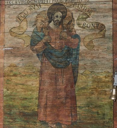 Zdjęcie nr 20: Polichromia ścienna prezbiterium
Polichromia w tej części świątyni podzielona jest na cztery strefy. W pierwszej znajduje się dekoracja ornamentalna, kolejne dwie strefy ukazują sceny z życia Marii i Jezusa, ostatnia strefa ukazuje rząd portretów męskich w strojach z epoki.  W dolnej strefie prezbiterium są umieszczone również trzy krzyże konsekracyjne, wpisane w okrągłe wieńce. Na północnej ścianie prezbiterium w scenach z cyklu maryjnego, od lewej znajdują się: Św. Anna Samotrzeć, Pokłon Trzech Króli, Chrystus Baranek Boży opatrzony banderolą z napisem: „EGO SVM PASTOR BONVS”, Ucieczka do Egiptu, scena Ukrzyżowania z postaciami fundatorów. W drugiej strefie na ścianie północnej od lewej ukazano: św. Annę z małą Marią; Ofiarowanie w świątyni z fragmentami napisu u spodu: „RV (?) NOBIS (?) NOBIS”; Zwiastowanie z napisem: „ECCE VIRGO CONCIPIET ET PARIET FILIUM EI VO”, Nawiedzenie Najświętszej Marii Panny, u spodu napis: „VIRGO MARIA (?) NAV(?) (?)AB(?)” oraz Wniebowzięcie Najświętszej Marii Panny z fragmentarycznie zachowanym napisem: „(?)VAE EST ASC(?)”. W ostatniej strefie na ścianie północnej ukazano rząd męskich portretów. Na południowej ścianie prezbiterium w dolnej strefie znajduje się dekoracja ornamentalna. Następnie w strefie drugiej od lewej strony ukazane są kolejno sceny: Najświętsza Maria Panna Niepokalanie Poczęta, Tron Łaski, Trzy Marie u grobu, Nauczanie Chrystusa, a w strefie trzeciej, również od lewej strony: Przemienienie na górze Tabor z fragmentarycznie zachowanym napisem: „(?) BV(?)O (…) RA(?) (?)AT”, następnie Modlitwa w Ogrójcu(?), Zmartwychwstanie Chrystusa. W trzeciej strefie kontynuacja porterów męskich, w tym władców w koronach na głowie i z berłami w dłoniach. Na wschodniej ścianie prezbiterium, przy ołtarzu głównym przedstawiono Ewangelistów: po stronie lewej św. Mateusza, a po prawej św. Marka. W dolnej strefie po lewej: św. Łukasz, a po prawej św. Jan.

Polichromia ścienna nawy
Polichromię wypełniają przedstawienia Męki Pańskiej: Zdjęcie z krzyża, Opłakiwanie Chrystusa, Złożenie do Grobu  oraz postacie Apostołów namalowane na zaskrzynieniach. Kilka scen zasłania ołtarz Ukrzyżowania. Na południowej ścianie nawy zachowało się tylko gigantyczne przedstawienie św. Krzysztofa na wysokość całej nawy. Ponadto w nawie znajdują się sceny, częściowo przesłonięte przez prospekt organowy i ołtarze: Wyszydzanie Chrystusa, Chrystus bity pięścią po głowie przez oprawcę, Dźwigane krzyża, Zesłanie Ducha Świętego, Przybicie do krzyża, Chrzest w Jordanie, Ostatnia Wieczerza, Modlitwa w Ogrójcu, Pojmanie.

Ściana łuku arkady tęczowej
Na ścianie tej znajduje się scena Sądu Ostatecznego. U szczytu zasiada Chrystus – Sędzia, odziany w czerwony płaszcz i unoszący rękę ku górze. Po jego bokach ukazano: Matkę Boską, św. Jana Chrzciciela, proroków, apostołów, symbole ewangelistów, a także potępione dusze. 

Stropy prezbiterium i korpusu nawowego, a także zaskrzynień (z wyjątkiem strony północnej, gdzie są ukazani Apostołowie), cokół w prezbiterium i korpusie pokrywa pasowa dekoracja ornamentalna umieszczona na czarnym tle. Ozdabia również obramowania okienne, a w prezbiterium tworzy fryz łączący ściany. 
 