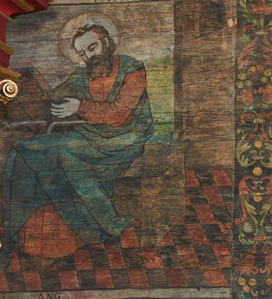 Zdjęcie nr 26: Polichromia ścienna prezbiterium
Polichromia w tej części świątyni podzielona jest na cztery strefy. W pierwszej znajduje się dekoracja ornamentalna, kolejne dwie strefy ukazują sceny z życia Marii i Jezusa, ostatnia strefa ukazuje rząd portretów męskich w strojach z epoki.  W dolnej strefie prezbiterium są umieszczone również trzy krzyże konsekracyjne, wpisane w okrągłe wieńce. Na północnej ścianie prezbiterium w scenach z cyklu maryjnego, od lewej znajdują się: Św. Anna Samotrzeć, Pokłon Trzech Króli, Chrystus Baranek Boży opatrzony banderolą z napisem: „EGO SVM PASTOR BONVS”, Ucieczka do Egiptu, scena Ukrzyżowania z postaciami fundatorów. W drugiej strefie na ścianie północnej od lewej ukazano: św. Annę z małą Marią; Ofiarowanie w świątyni z fragmentami napisu u spodu: „RV (?) NOBIS (?) NOBIS”; Zwiastowanie z napisem: „ECCE VIRGO CONCIPIET ET PARIET FILIUM EI VO”, Nawiedzenie Najświętszej Marii Panny, u spodu napis: „VIRGO MARIA (?) NAV(?) (?)AB(?)” oraz Wniebowzięcie Najświętszej Marii Panny z fragmentarycznie zachowanym napisem: „(?)VAE EST ASC(?)”. W ostatniej strefie na ścianie północnej ukazano rząd męskich portretów. Na południowej ścianie prezbiterium w dolnej strefie znajduje się dekoracja ornamentalna. Następnie w strefie drugiej od lewej strony ukazane są kolejno sceny: Najświętsza Maria Panna Niepokalanie Poczęta, Tron Łaski, Trzy Marie u grobu, Nauczanie Chrystusa, a w strefie trzeciej, również od lewej strony: Przemienienie na górze Tabor z fragmentarycznie zachowanym napisem: „(?) BV(?)O (…) RA(?) (?)AT”, następnie Modlitwa w Ogrójcu(?), Zmartwychwstanie Chrystusa. W trzeciej strefie kontynuacja porterów męskich, w tym władców w koronach na głowie i z berłami w dłoniach. Na wschodniej ścianie prezbiterium, przy ołtarzu głównym przedstawiono Ewangelistów: po stronie lewej św. Mateusza, a po prawej św. Marka. W dolnej strefie po lewej: św. Łukasz, a po prawej św. Jan.

Polichromia ścienna nawy
Polichromię wypełniają przedstawienia Męki Pańskiej: Zdjęcie z krzyża, Opłakiwanie Chrystusa, Złożenie do Grobu  oraz postacie Apostołów namalowane na zaskrzynieniach. Kilka scen zasłania ołtarz Ukrzyżowania. Na południowej ścianie nawy zachowało się tylko gigantyczne przedstawienie św. Krzysztofa na wysokość całej nawy. Ponadto w nawie znajdują się sceny, częściowo przesłonięte przez prospekt organowy i ołtarze: Wyszydzanie Chrystusa, Chrystus bity pięścią po głowie przez oprawcę, Dźwigane krzyża, Zesłanie Ducha Świętego, Przybicie do krzyża, Chrzest w Jordanie, Ostatnia Wieczerza, Modlitwa w Ogrójcu, Pojmanie.

Ściana łuku arkady tęczowej
Na ścianie tej znajduje się scena Sądu Ostatecznego. U szczytu zasiada Chrystus – Sędzia, odziany w czerwony płaszcz i unoszący rękę ku górze. Po jego bokach ukazano: Matkę Boską, św. Jana Chrzciciela, proroków, apostołów, symbole ewangelistów, a także potępione dusze. 

Stropy prezbiterium i korpusu nawowego, a także zaskrzynień (z wyjątkiem strony północnej, gdzie są ukazani Apostołowie), cokół w prezbiterium i korpusie pokrywa pasowa dekoracja ornamentalna umieszczona na czarnym tle. Ozdabia również obramowania okienne, a w prezbiterium tworzy fryz łączący ściany. 
 