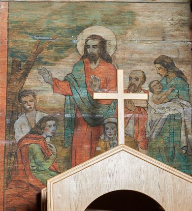 Zdjęcie nr 28: Polichromia ścienna prezbiterium
Polichromia w tej części świątyni podzielona jest na cztery strefy. W pierwszej znajduje się dekoracja ornamentalna, kolejne dwie strefy ukazują sceny z życia Marii i Jezusa, ostatnia strefa ukazuje rząd portretów męskich w strojach z epoki.  W dolnej strefie prezbiterium są umieszczone również trzy krzyże konsekracyjne, wpisane w okrągłe wieńce. Na północnej ścianie prezbiterium w scenach z cyklu maryjnego, od lewej znajdują się: Św. Anna Samotrzeć, Pokłon Trzech Króli, Chrystus Baranek Boży opatrzony banderolą z napisem: „EGO SVM PASTOR BONVS”, Ucieczka do Egiptu, scena Ukrzyżowania z postaciami fundatorów. W drugiej strefie na ścianie północnej od lewej ukazano: św. Annę z małą Marią; Ofiarowanie w świątyni z fragmentami napisu u spodu: „RV (?) NOBIS (?) NOBIS”; Zwiastowanie z napisem: „ECCE VIRGO CONCIPIET ET PARIET FILIUM EI VO”, Nawiedzenie Najświętszej Marii Panny, u spodu napis: „VIRGO MARIA (?) NAV(?) (?)AB(?)” oraz Wniebowzięcie Najświętszej Marii Panny z fragmentarycznie zachowanym napisem: „(?)VAE EST ASC(?)”. W ostatniej strefie na ścianie północnej ukazano rząd męskich portretów. Na południowej ścianie prezbiterium w dolnej strefie znajduje się dekoracja ornamentalna. Następnie w strefie drugiej od lewej strony ukazane są kolejno sceny: Najświętsza Maria Panna Niepokalanie Poczęta, Tron Łaski, Trzy Marie u grobu, Nauczanie Chrystusa, a w strefie trzeciej, również od lewej strony: Przemienienie na górze Tabor z fragmentarycznie zachowanym napisem: „(?) BV(?)O (…) RA(?) (?)AT”, następnie Modlitwa w Ogrójcu(?), Zmartwychwstanie Chrystusa. W trzeciej strefie kontynuacja porterów męskich, w tym władców w koronach na głowie i z berłami w dłoniach. Na wschodniej ścianie prezbiterium, przy ołtarzu głównym przedstawiono Ewangelistów: po stronie lewej św. Mateusza, a po prawej św. Marka. W dolnej strefie po lewej: św. Łukasz, a po prawej św. Jan.

Polichromia ścienna nawy
Polichromię wypełniają przedstawienia Męki Pańskiej: Zdjęcie z krzyża, Opłakiwanie Chrystusa, Złożenie do Grobu  oraz postacie Apostołów namalowane na zaskrzynieniach. Kilka scen zasłania ołtarz Ukrzyżowania. Na południowej ścianie nawy zachowało się tylko gigantyczne przedstawienie św. Krzysztofa na wysokość całej nawy. Ponadto w nawie znajdują się sceny, częściowo przesłonięte przez prospekt organowy i ołtarze: Wyszydzanie Chrystusa, Chrystus bity pięścią po głowie przez oprawcę, Dźwigane krzyża, Zesłanie Ducha Świętego, Przybicie do krzyża, Chrzest w Jordanie, Ostatnia Wieczerza, Modlitwa w Ogrójcu, Pojmanie.

Ściana łuku arkady tęczowej
Na ścianie tej znajduje się scena Sądu Ostatecznego. U szczytu zasiada Chrystus – Sędzia, odziany w czerwony płaszcz i unoszący rękę ku górze. Po jego bokach ukazano: Matkę Boską, św. Jana Chrzciciela, proroków, apostołów, symbole ewangelistów, a także potępione dusze. 

Stropy prezbiterium i korpusu nawowego, a także zaskrzynień (z wyjątkiem strony północnej, gdzie są ukazani Apostołowie), cokół w prezbiterium i korpusie pokrywa pasowa dekoracja ornamentalna umieszczona na czarnym tle. Ozdabia również obramowania okienne, a w prezbiterium tworzy fryz łączący ściany. 
 