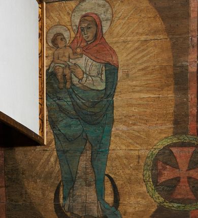 Zdjęcie nr 29: Polichromia ścienna prezbiterium
Polichromia w tej części świątyni podzielona jest na cztery strefy. W pierwszej znajduje się dekoracja ornamentalna, kolejne dwie strefy ukazują sceny z życia Marii i Jezusa, ostatnia strefa ukazuje rząd portretów męskich w strojach z epoki.  W dolnej strefie prezbiterium są umieszczone również trzy krzyże konsekracyjne, wpisane w okrągłe wieńce. Na północnej ścianie prezbiterium w scenach z cyklu maryjnego, od lewej znajdują się: Św. Anna Samotrzeć, Pokłon Trzech Króli, Chrystus Baranek Boży opatrzony banderolą z napisem: „EGO SVM PASTOR BONVS”, Ucieczka do Egiptu, scena Ukrzyżowania z postaciami fundatorów. W drugiej strefie na ścianie północnej od lewej ukazano: św. Annę z małą Marią; Ofiarowanie w świątyni z fragmentami napisu u spodu: „RV (?) NOBIS (?) NOBIS”; Zwiastowanie z napisem: „ECCE VIRGO CONCIPIET ET PARIET FILIUM EI VO”, Nawiedzenie Najświętszej Marii Panny, u spodu napis: „VIRGO MARIA (?) NAV(?) (?)AB(?)” oraz Wniebowzięcie Najświętszej Marii Panny z fragmentarycznie zachowanym napisem: „(?)VAE EST ASC(?)”. W ostatniej strefie na ścianie północnej ukazano rząd męskich portretów. Na południowej ścianie prezbiterium w dolnej strefie znajduje się dekoracja ornamentalna. Następnie w strefie drugiej od lewej strony ukazane są kolejno sceny: Najświętsza Maria Panna Niepokalanie Poczęta, Tron Łaski, Trzy Marie u grobu, Nauczanie Chrystusa, a w strefie trzeciej, również od lewej strony: Przemienienie na górze Tabor z fragmentarycznie zachowanym napisem: „(?) BV(?)O (…) RA(?) (?)AT”, następnie Modlitwa w Ogrójcu(?), Zmartwychwstanie Chrystusa. W trzeciej strefie kontynuacja porterów męskich, w tym władców w koronach na głowie i z berłami w dłoniach. Na wschodniej ścianie prezbiterium, przy ołtarzu głównym przedstawiono Ewangelistów: po stronie lewej św. Mateusza, a po prawej św. Marka. W dolnej strefie po lewej: św. Łukasz, a po prawej św. Jan.

Polichromia ścienna nawy
Polichromię wypełniają przedstawienia Męki Pańskiej: Zdjęcie z krzyża, Opłakiwanie Chrystusa, Złożenie do Grobu  oraz postacie Apostołów namalowane na zaskrzynieniach. Kilka scen zasłania ołtarz Ukrzyżowania. Na południowej ścianie nawy zachowało się tylko gigantyczne przedstawienie św. Krzysztofa na wysokość całej nawy. Ponadto w nawie znajdują się sceny, częściowo przesłonięte przez prospekt organowy i ołtarze: Wyszydzanie Chrystusa, Chrystus bity pięścią po głowie przez oprawcę, Dźwigane krzyża, Zesłanie Ducha Świętego, Przybicie do krzyża, Chrzest w Jordanie, Ostatnia Wieczerza, Modlitwa w Ogrójcu, Pojmanie.

Ściana łuku arkady tęczowej
Na ścianie tej znajduje się scena Sądu Ostatecznego. U szczytu zasiada Chrystus – Sędzia, odziany w czerwony płaszcz i unoszący rękę ku górze. Po jego bokach ukazano: Matkę Boską, św. Jana Chrzciciela, proroków, apostołów, symbole ewangelistów, a także potępione dusze. 

Stropy prezbiterium i korpusu nawowego, a także zaskrzynień (z wyjątkiem strony północnej, gdzie są ukazani Apostołowie), cokół w prezbiterium i korpusie pokrywa pasowa dekoracja ornamentalna umieszczona na czarnym tle. Ozdabia również obramowania okienne, a w prezbiterium tworzy fryz łączący ściany. 
 