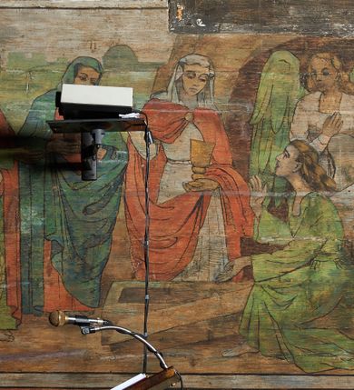 Zdjęcie nr 32: Polichromia ścienna prezbiterium
Polichromia w tej części świątyni podzielona jest na cztery strefy. W pierwszej znajduje się dekoracja ornamentalna, kolejne dwie strefy ukazują sceny z życia Marii i Jezusa, ostatnia strefa ukazuje rząd portretów męskich w strojach z epoki.  W dolnej strefie prezbiterium są umieszczone również trzy krzyże konsekracyjne, wpisane w okrągłe wieńce. Na północnej ścianie prezbiterium w scenach z cyklu maryjnego, od lewej znajdują się: Św. Anna Samotrzeć, Pokłon Trzech Króli, Chrystus Baranek Boży opatrzony banderolą z napisem: „EGO SVM PASTOR BONVS”, Ucieczka do Egiptu, scena Ukrzyżowania z postaciami fundatorów. W drugiej strefie na ścianie północnej od lewej ukazano: św. Annę z małą Marią; Ofiarowanie w świątyni z fragmentami napisu u spodu: „RV (?) NOBIS (?) NOBIS”; Zwiastowanie z napisem: „ECCE VIRGO CONCIPIET ET PARIET FILIUM EI VO”, Nawiedzenie Najświętszej Marii Panny, u spodu napis: „VIRGO MARIA (?) NAV(?) (?)AB(?)” oraz Wniebowzięcie Najświętszej Marii Panny z fragmentarycznie zachowanym napisem: „(?)VAE EST ASC(?)”. W ostatniej strefie na ścianie północnej ukazano rząd męskich portretów. Na południowej ścianie prezbiterium w dolnej strefie znajduje się dekoracja ornamentalna. Następnie w strefie drugiej od lewej strony ukazane są kolejno sceny: Najświętsza Maria Panna Niepokalanie Poczęta, Tron Łaski, Trzy Marie u grobu, Nauczanie Chrystusa, a w strefie trzeciej, również od lewej strony: Przemienienie na górze Tabor z fragmentarycznie zachowanym napisem: „(?) BV(?)O (…) RA(?) (?)AT”, następnie Modlitwa w Ogrójcu(?), Zmartwychwstanie Chrystusa. W trzeciej strefie kontynuacja porterów męskich, w tym władców w koronach na głowie i z berłami w dłoniach. Na wschodniej ścianie prezbiterium, przy ołtarzu głównym przedstawiono Ewangelistów: po stronie lewej św. Mateusza, a po prawej św. Marka. W dolnej strefie po lewej: św. Łukasz, a po prawej św. Jan.

Polichromia ścienna nawy
Polichromię wypełniają przedstawienia Męki Pańskiej: Zdjęcie z krzyża, Opłakiwanie Chrystusa, Złożenie do Grobu  oraz postacie Apostołów namalowane na zaskrzynieniach. Kilka scen zasłania ołtarz Ukrzyżowania. Na południowej ścianie nawy zachowało się tylko gigantyczne przedstawienie św. Krzysztofa na wysokość całej nawy. Ponadto w nawie znajdują się sceny, częściowo przesłonięte przez prospekt organowy i ołtarze: Wyszydzanie Chrystusa, Chrystus bity pięścią po głowie przez oprawcę, Dźwigane krzyża, Zesłanie Ducha Świętego, Przybicie do krzyża, Chrzest w Jordanie, Ostatnia Wieczerza, Modlitwa w Ogrójcu, Pojmanie.

Ściana łuku arkady tęczowej
Na ścianie tej znajduje się scena Sądu Ostatecznego. U szczytu zasiada Chrystus – Sędzia, odziany w czerwony płaszcz i unoszący rękę ku górze. Po jego bokach ukazano: Matkę Boską, św. Jana Chrzciciela, proroków, apostołów, symbole ewangelistów, a także potępione dusze. 

Stropy prezbiterium i korpusu nawowego, a także zaskrzynień (z wyjątkiem strony północnej, gdzie są ukazani Apostołowie), cokół w prezbiterium i korpusie pokrywa pasowa dekoracja ornamentalna umieszczona na czarnym tle. Ozdabia również obramowania okienne, a w prezbiterium tworzy fryz łączący ściany. 
 