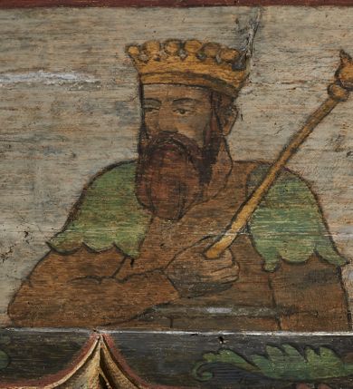 Zdjęcie nr 34: Polichromia ścienna prezbiterium
Polichromia w tej części świątyni podzielona jest na cztery strefy. W pierwszej znajduje się dekoracja ornamentalna, kolejne dwie strefy ukazują sceny z życia Marii i Jezusa, ostatnia strefa ukazuje rząd portretów męskich w strojach z epoki.  W dolnej strefie prezbiterium są umieszczone również trzy krzyże konsekracyjne, wpisane w okrągłe wieńce. Na północnej ścianie prezbiterium w scenach z cyklu maryjnego, od lewej znajdują się: Św. Anna Samotrzeć, Pokłon Trzech Króli, Chrystus Baranek Boży opatrzony banderolą z napisem: „EGO SVM PASTOR BONVS”, Ucieczka do Egiptu, scena Ukrzyżowania z postaciami fundatorów. W drugiej strefie na ścianie północnej od lewej ukazano: św. Annę z małą Marią; Ofiarowanie w świątyni z fragmentami napisu u spodu: „RV (?) NOBIS (?) NOBIS”; Zwiastowanie z napisem: „ECCE VIRGO CONCIPIET ET PARIET FILIUM EI VO”, Nawiedzenie Najświętszej Marii Panny, u spodu napis: „VIRGO MARIA (?) NAV(?) (?)AB(?)” oraz Wniebowzięcie Najświętszej Marii Panny z fragmentarycznie zachowanym napisem: „(?)VAE EST ASC(?)”. W ostatniej strefie na ścianie północnej ukazano rząd męskich portretów. Na południowej ścianie prezbiterium w dolnej strefie znajduje się dekoracja ornamentalna. Następnie w strefie drugiej od lewej strony ukazane są kolejno sceny: Najświętsza Maria Panna Niepokalanie Poczęta, Tron Łaski, Trzy Marie u grobu, Nauczanie Chrystusa, a w strefie trzeciej, również od lewej strony: Przemienienie na górze Tabor z fragmentarycznie zachowanym napisem: „(?) BV(?)O (…) RA(?) (?)AT”, następnie Modlitwa w Ogrójcu(?), Zmartwychwstanie Chrystusa. W trzeciej strefie kontynuacja porterów męskich, w tym władców w koronach na głowie i z berłami w dłoniach. Na wschodniej ścianie prezbiterium, przy ołtarzu głównym przedstawiono Ewangelistów: po stronie lewej św. Mateusza, a po prawej św. Marka. W dolnej strefie po lewej: św. Łukasz, a po prawej św. Jan.

Polichromia ścienna nawy
Polichromię wypełniają przedstawienia Męki Pańskiej: Zdjęcie z krzyża, Opłakiwanie Chrystusa, Złożenie do Grobu  oraz postacie Apostołów namalowane na zaskrzynieniach. Kilka scen zasłania ołtarz Ukrzyżowania. Na południowej ścianie nawy zachowało się tylko gigantyczne przedstawienie św. Krzysztofa na wysokość całej nawy. Ponadto w nawie znajdują się sceny, częściowo przesłonięte przez prospekt organowy i ołtarze: Wyszydzanie Chrystusa, Chrystus bity pięścią po głowie przez oprawcę, Dźwigane krzyża, Zesłanie Ducha Świętego, Przybicie do krzyża, Chrzest w Jordanie, Ostatnia Wieczerza, Modlitwa w Ogrójcu, Pojmanie.

Ściana łuku arkady tęczowej
Na ścianie tej znajduje się scena Sądu Ostatecznego. U szczytu zasiada Chrystus – Sędzia, odziany w czerwony płaszcz i unoszący rękę ku górze. Po jego bokach ukazano: Matkę Boską, św. Jana Chrzciciela, proroków, apostołów, symbole ewangelistów, a także potępione dusze. 

Stropy prezbiterium i korpusu nawowego, a także zaskrzynień (z wyjątkiem strony północnej, gdzie są ukazani Apostołowie), cokół w prezbiterium i korpusie pokrywa pasowa dekoracja ornamentalna umieszczona na czarnym tle. Ozdabia również obramowania okienne, a w prezbiterium tworzy fryz łączący ściany. 
 