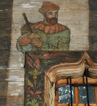 Zdjęcie nr 39: Polichromia ścienna prezbiterium
Polichromia w tej części świątyni podzielona jest na cztery strefy. W pierwszej znajduje się dekoracja ornamentalna, kolejne dwie strefy ukazują sceny z życia Marii i Jezusa, ostatnia strefa ukazuje rząd portretów męskich w strojach z epoki.  W dolnej strefie prezbiterium są umieszczone również trzy krzyże konsekracyjne, wpisane w okrągłe wieńce. Na północnej ścianie prezbiterium w scenach z cyklu maryjnego, od lewej znajdują się: Św. Anna Samotrzeć, Pokłon Trzech Króli, Chrystus Baranek Boży opatrzony banderolą z napisem: „EGO SVM PASTOR BONVS”, Ucieczka do Egiptu, scena Ukrzyżowania z postaciami fundatorów. W drugiej strefie na ścianie północnej od lewej ukazano: św. Annę z małą Marią; Ofiarowanie w świątyni z fragmentami napisu u spodu: „RV (?) NOBIS (?) NOBIS”; Zwiastowanie z napisem: „ECCE VIRGO CONCIPIET ET PARIET FILIUM EI VO”, Nawiedzenie Najświętszej Marii Panny, u spodu napis: „VIRGO MARIA (?) NAV(?) (?)AB(?)” oraz Wniebowzięcie Najświętszej Marii Panny z fragmentarycznie zachowanym napisem: „(?)VAE EST ASC(?)”. W ostatniej strefie na ścianie północnej ukazano rząd męskich portretów. Na południowej ścianie prezbiterium w dolnej strefie znajduje się dekoracja ornamentalna. Następnie w strefie drugiej od lewej strony ukazane są kolejno sceny: Najświętsza Maria Panna Niepokalanie Poczęta, Tron Łaski, Trzy Marie u grobu, Nauczanie Chrystusa, a w strefie trzeciej, również od lewej strony: Przemienienie na górze Tabor z fragmentarycznie zachowanym napisem: „(?) BV(?)O (…) RA(?) (?)AT”, następnie Modlitwa w Ogrójcu(?), Zmartwychwstanie Chrystusa. W trzeciej strefie kontynuacja porterów męskich, w tym władców w koronach na głowie i z berłami w dłoniach. Na wschodniej ścianie prezbiterium, przy ołtarzu głównym przedstawiono Ewangelistów: po stronie lewej św. Mateusza, a po prawej św. Marka. W dolnej strefie po lewej: św. Łukasz, a po prawej św. Jan.

Polichromia ścienna nawy
Polichromię wypełniają przedstawienia Męki Pańskiej: Zdjęcie z krzyża, Opłakiwanie Chrystusa, Złożenie do Grobu  oraz postacie Apostołów namalowane na zaskrzynieniach. Kilka scen zasłania ołtarz Ukrzyżowania. Na południowej ścianie nawy zachowało się tylko gigantyczne przedstawienie św. Krzysztofa na wysokość całej nawy. Ponadto w nawie znajdują się sceny, częściowo przesłonięte przez prospekt organowy i ołtarze: Wyszydzanie Chrystusa, Chrystus bity pięścią po głowie przez oprawcę, Dźwigane krzyża, Zesłanie Ducha Świętego, Przybicie do krzyża, Chrzest w Jordanie, Ostatnia Wieczerza, Modlitwa w Ogrójcu, Pojmanie.

Ściana łuku arkady tęczowej
Na ścianie tej znajduje się scena Sądu Ostatecznego. U szczytu zasiada Chrystus – Sędzia, odziany w czerwony płaszcz i unoszący rękę ku górze. Po jego bokach ukazano: Matkę Boską, św. Jana Chrzciciela, proroków, apostołów, symbole ewangelistów, a także potępione dusze. 

Stropy prezbiterium i korpusu nawowego, a także zaskrzynień (z wyjątkiem strony północnej, gdzie są ukazani Apostołowie), cokół w prezbiterium i korpusie pokrywa pasowa dekoracja ornamentalna umieszczona na czarnym tle. Ozdabia również obramowania okienne, a w prezbiterium tworzy fryz łączący ściany. 
 