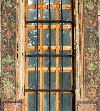 Zdjęcie nr 41: Polichromia ścienna prezbiterium
Polichromia w tej części świątyni podzielona jest na cztery strefy. W pierwszej znajduje się dekoracja ornamentalna, kolejne dwie strefy ukazują sceny z życia Marii i Jezusa, ostatnia strefa ukazuje rząd portretów męskich w strojach z epoki.  W dolnej strefie prezbiterium są umieszczone również trzy krzyże konsekracyjne, wpisane w okrągłe wieńce. Na północnej ścianie prezbiterium w scenach z cyklu maryjnego, od lewej znajdują się: Św. Anna Samotrzeć, Pokłon Trzech Króli, Chrystus Baranek Boży opatrzony banderolą z napisem: „EGO SVM PASTOR BONVS”, Ucieczka do Egiptu, scena Ukrzyżowania z postaciami fundatorów. W drugiej strefie na ścianie północnej od lewej ukazano: św. Annę z małą Marią; Ofiarowanie w świątyni z fragmentami napisu u spodu: „RV (?) NOBIS (?) NOBIS”; Zwiastowanie z napisem: „ECCE VIRGO CONCIPIET ET PARIET FILIUM EI VO”, Nawiedzenie Najświętszej Marii Panny, u spodu napis: „VIRGO MARIA (?) NAV(?) (?)AB(?)” oraz Wniebowzięcie Najświętszej Marii Panny z fragmentarycznie zachowanym napisem: „(?)VAE EST ASC(?)”. W ostatniej strefie na ścianie północnej ukazano rząd męskich portretów. Na południowej ścianie prezbiterium w dolnej strefie znajduje się dekoracja ornamentalna. Następnie w strefie drugiej od lewej strony ukazane są kolejno sceny: Najświętsza Maria Panna Niepokalanie Poczęta, Tron Łaski, Trzy Marie u grobu, Nauczanie Chrystusa, a w strefie trzeciej, również od lewej strony: Przemienienie na górze Tabor z fragmentarycznie zachowanym napisem: „(?) BV(?)O (…) RA(?) (?)AT”, następnie Modlitwa w Ogrójcu(?), Zmartwychwstanie Chrystusa. W trzeciej strefie kontynuacja porterów męskich, w tym władców w koronach na głowie i z berłami w dłoniach. Na wschodniej ścianie prezbiterium, przy ołtarzu głównym przedstawiono Ewangelistów: po stronie lewej św. Mateusza, a po prawej św. Marka. W dolnej strefie po lewej: św. Łukasz, a po prawej św. Jan.

Polichromia ścienna nawy
Polichromię wypełniają przedstawienia Męki Pańskiej: Zdjęcie z krzyża, Opłakiwanie Chrystusa, Złożenie do Grobu  oraz postacie Apostołów namalowane na zaskrzynieniach. Kilka scen zasłania ołtarz Ukrzyżowania. Na południowej ścianie nawy zachowało się tylko gigantyczne przedstawienie św. Krzysztofa na wysokość całej nawy. Ponadto w nawie znajdują się sceny, częściowo przesłonięte przez prospekt organowy i ołtarze: Wyszydzanie Chrystusa, Chrystus bity pięścią po głowie przez oprawcę, Dźwigane krzyża, Zesłanie Ducha Świętego, Przybicie do krzyża, Chrzest w Jordanie, Ostatnia Wieczerza, Modlitwa w Ogrójcu, Pojmanie.

Ściana łuku arkady tęczowej
Na ścianie tej znajduje się scena Sądu Ostatecznego. U szczytu zasiada Chrystus – Sędzia, odziany w czerwony płaszcz i unoszący rękę ku górze. Po jego bokach ukazano: Matkę Boską, św. Jana Chrzciciela, proroków, apostołów, symbole ewangelistów, a także potępione dusze. 

Stropy prezbiterium i korpusu nawowego, a także zaskrzynień (z wyjątkiem strony północnej, gdzie są ukazani Apostołowie), cokół w prezbiterium i korpusie pokrywa pasowa dekoracja ornamentalna umieszczona na czarnym tle. Ozdabia również obramowania okienne, a w prezbiterium tworzy fryz łączący ściany. 
 