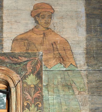 Zdjęcie nr 38: Polichromia ścienna prezbiterium
Polichromia w tej części świątyni podzielona jest na cztery strefy. W pierwszej znajduje się dekoracja ornamentalna, kolejne dwie strefy ukazują sceny z życia Marii i Jezusa, ostatnia strefa ukazuje rząd portretów męskich w strojach z epoki.  W dolnej strefie prezbiterium są umieszczone również trzy krzyże konsekracyjne, wpisane w okrągłe wieńce. Na północnej ścianie prezbiterium w scenach z cyklu maryjnego, od lewej znajdują się: Św. Anna Samotrzeć, Pokłon Trzech Króli, Chrystus Baranek Boży opatrzony banderolą z napisem: „EGO SVM PASTOR BONVS”, Ucieczka do Egiptu, scena Ukrzyżowania z postaciami fundatorów. W drugiej strefie na ścianie północnej od lewej ukazano: św. Annę z małą Marią; Ofiarowanie w świątyni z fragmentami napisu u spodu: „RV (?) NOBIS (?) NOBIS”; Zwiastowanie z napisem: „ECCE VIRGO CONCIPIET ET PARIET FILIUM EI VO”, Nawiedzenie Najświętszej Marii Panny, u spodu napis: „VIRGO MARIA (?) NAV(?) (?)AB(?)” oraz Wniebowzięcie Najświętszej Marii Panny z fragmentarycznie zachowanym napisem: „(?)VAE EST ASC(?)”. W ostatniej strefie na ścianie północnej ukazano rząd męskich portretów. Na południowej ścianie prezbiterium w dolnej strefie znajduje się dekoracja ornamentalna. Następnie w strefie drugiej od lewej strony ukazane są kolejno sceny: Najświętsza Maria Panna Niepokalanie Poczęta, Tron Łaski, Trzy Marie u grobu, Nauczanie Chrystusa, a w strefie trzeciej, również od lewej strony: Przemienienie na górze Tabor z fragmentarycznie zachowanym napisem: „(?) BV(?)O (…) RA(?) (?)AT”, następnie Modlitwa w Ogrójcu(?), Zmartwychwstanie Chrystusa. W trzeciej strefie kontynuacja porterów męskich, w tym władców w koronach na głowie i z berłami w dłoniach. Na wschodniej ścianie prezbiterium, przy ołtarzu głównym przedstawiono Ewangelistów: po stronie lewej św. Mateusza, a po prawej św. Marka. W dolnej strefie po lewej: św. Łukasz, a po prawej św. Jan.

Polichromia ścienna nawy
Polichromię wypełniają przedstawienia Męki Pańskiej: Zdjęcie z krzyża, Opłakiwanie Chrystusa, Złożenie do Grobu  oraz postacie Apostołów namalowane na zaskrzynieniach. Kilka scen zasłania ołtarz Ukrzyżowania. Na południowej ścianie nawy zachowało się tylko gigantyczne przedstawienie św. Krzysztofa na wysokość całej nawy. Ponadto w nawie znajdują się sceny, częściowo przesłonięte przez prospekt organowy i ołtarze: Wyszydzanie Chrystusa, Chrystus bity pięścią po głowie przez oprawcę, Dźwigane krzyża, Zesłanie Ducha Świętego, Przybicie do krzyża, Chrzest w Jordanie, Ostatnia Wieczerza, Modlitwa w Ogrójcu, Pojmanie.

Ściana łuku arkady tęczowej
Na ścianie tej znajduje się scena Sądu Ostatecznego. U szczytu zasiada Chrystus – Sędzia, odziany w czerwony płaszcz i unoszący rękę ku górze. Po jego bokach ukazano: Matkę Boską, św. Jana Chrzciciela, proroków, apostołów, symbole ewangelistów, a także potępione dusze. 

Stropy prezbiterium i korpusu nawowego, a także zaskrzynień (z wyjątkiem strony północnej, gdzie są ukazani Apostołowie), cokół w prezbiterium i korpusie pokrywa pasowa dekoracja ornamentalna umieszczona na czarnym tle. Ozdabia również obramowania okienne, a w prezbiterium tworzy fryz łączący ściany. 
 