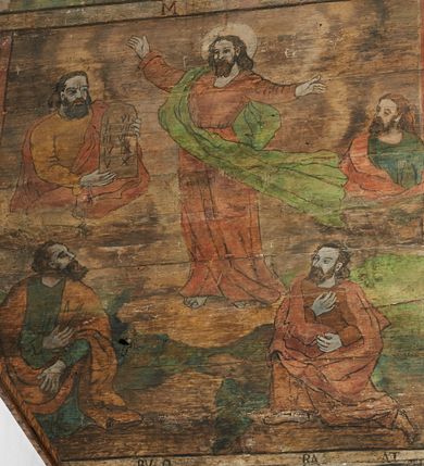 Zdjęcie nr 44: Polichromia ścienna prezbiterium
Polichromia w tej części świątyni podzielona jest na cztery strefy. W pierwszej znajduje się dekoracja ornamentalna, kolejne dwie strefy ukazują sceny z życia Marii i Jezusa, ostatnia strefa ukazuje rząd portretów męskich w strojach z epoki.  W dolnej strefie prezbiterium są umieszczone również trzy krzyże konsekracyjne, wpisane w okrągłe wieńce. Na północnej ścianie prezbiterium w scenach z cyklu maryjnego, od lewej znajdują się: Św. Anna Samotrzeć, Pokłon Trzech Króli, Chrystus Baranek Boży opatrzony banderolą z napisem: „EGO SVM PASTOR BONVS”, Ucieczka do Egiptu, scena Ukrzyżowania z postaciami fundatorów. W drugiej strefie na ścianie północnej od lewej ukazano: św. Annę z małą Marią; Ofiarowanie w świątyni z fragmentami napisu u spodu: „RV (?) NOBIS (?) NOBIS”; Zwiastowanie z napisem: „ECCE VIRGO CONCIPIET ET PARIET FILIUM EI VO”, Nawiedzenie Najświętszej Marii Panny, u spodu napis: „VIRGO MARIA (?) NAV(?) (?)AB(?)” oraz Wniebowzięcie Najświętszej Marii Panny z fragmentarycznie zachowanym napisem: „(?)VAE EST ASC(?)”. W ostatniej strefie na ścianie północnej ukazano rząd męskich portretów. Na południowej ścianie prezbiterium w dolnej strefie znajduje się dekoracja ornamentalna. Następnie w strefie drugiej od lewej strony ukazane są kolejno sceny: Najświętsza Maria Panna Niepokalanie Poczęta, Tron Łaski, Trzy Marie u grobu, Nauczanie Chrystusa, a w strefie trzeciej, również od lewej strony: Przemienienie na górze Tabor z fragmentarycznie zachowanym napisem: „(?) BV(?)O (…) RA(?) (?)AT”, następnie Modlitwa w Ogrójcu(?), Zmartwychwstanie Chrystusa. W trzeciej strefie kontynuacja porterów męskich, w tym władców w koronach na głowie i z berłami w dłoniach. Na wschodniej ścianie prezbiterium, przy ołtarzu głównym przedstawiono Ewangelistów: po stronie lewej św. Mateusza, a po prawej św. Marka. W dolnej strefie po lewej: św. Łukasz, a po prawej św. Jan.

Polichromia ścienna nawy
Polichromię wypełniają przedstawienia Męki Pańskiej: Zdjęcie z krzyża, Opłakiwanie Chrystusa, Złożenie do Grobu  oraz postacie Apostołów namalowane na zaskrzynieniach. Kilka scen zasłania ołtarz Ukrzyżowania. Na południowej ścianie nawy zachowało się tylko gigantyczne przedstawienie św. Krzysztofa na wysokość całej nawy. Ponadto w nawie znajdują się sceny, częściowo przesłonięte przez prospekt organowy i ołtarze: Wyszydzanie Chrystusa, Chrystus bity pięścią po głowie przez oprawcę, Dźwigane krzyża, Zesłanie Ducha Świętego, Przybicie do krzyża, Chrzest w Jordanie, Ostatnia Wieczerza, Modlitwa w Ogrójcu, Pojmanie.

Ściana łuku arkady tęczowej
Na ścianie tej znajduje się scena Sądu Ostatecznego. U szczytu zasiada Chrystus – Sędzia, odziany w czerwony płaszcz i unoszący rękę ku górze. Po jego bokach ukazano: Matkę Boską, św. Jana Chrzciciela, proroków, apostołów, symbole ewangelistów, a także potępione dusze. 

Stropy prezbiterium i korpusu nawowego, a także zaskrzynień (z wyjątkiem strony północnej, gdzie są ukazani Apostołowie), cokół w prezbiterium i korpusie pokrywa pasowa dekoracja ornamentalna umieszczona na czarnym tle. Ozdabia również obramowania okienne, a w prezbiterium tworzy fryz łączący ściany. 
 