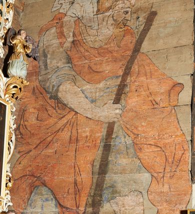 Zdjęcie nr 45: Polichromia ścienna prezbiterium
Polichromia w tej części świątyni podzielona jest na cztery strefy. W pierwszej znajduje się dekoracja ornamentalna, kolejne dwie strefy ukazują sceny z życia Marii i Jezusa, ostatnia strefa ukazuje rząd portretów męskich w strojach z epoki.  W dolnej strefie prezbiterium są umieszczone również trzy krzyże konsekracyjne, wpisane w okrągłe wieńce. Na północnej ścianie prezbiterium w scenach z cyklu maryjnego, od lewej znajdują się: Św. Anna Samotrzeć, Pokłon Trzech Króli, Chrystus Baranek Boży opatrzony banderolą z napisem: „EGO SVM PASTOR BONVS”, Ucieczka do Egiptu, scena Ukrzyżowania z postaciami fundatorów. W drugiej strefie na ścianie północnej od lewej ukazano: św. Annę z małą Marią; Ofiarowanie w świątyni z fragmentami napisu u spodu: „RV (?) NOBIS (?) NOBIS”; Zwiastowanie z napisem: „ECCE VIRGO CONCIPIET ET PARIET FILIUM EI VO”, Nawiedzenie Najświętszej Marii Panny, u spodu napis: „VIRGO MARIA (?) NAV(?) (?)AB(?)” oraz Wniebowzięcie Najświętszej Marii Panny z fragmentarycznie zachowanym napisem: „(?)VAE EST ASC(?)”. W ostatniej strefie na ścianie północnej ukazano rząd męskich portretów. Na południowej ścianie prezbiterium w dolnej strefie znajduje się dekoracja ornamentalna. Następnie w strefie drugiej od lewej strony ukazane są kolejno sceny: Najświętsza Maria Panna Niepokalanie Poczęta, Tron Łaski, Trzy Marie u grobu, Nauczanie Chrystusa, a w strefie trzeciej, również od lewej strony: Przemienienie na górze Tabor z fragmentarycznie zachowanym napisem: „(?) BV(?)O (…) RA(?) (?)AT”, następnie Modlitwa w Ogrójcu(?), Zmartwychwstanie Chrystusa. W trzeciej strefie kontynuacja porterów męskich, w tym władców w koronach na głowie i z berłami w dłoniach. Na wschodniej ścianie prezbiterium, przy ołtarzu głównym przedstawiono Ewangelistów: po stronie lewej św. Mateusza, a po prawej św. Marka. W dolnej strefie po lewej: św. Łukasz, a po prawej św. Jan.

Polichromia ścienna nawy
Polichromię wypełniają przedstawienia Męki Pańskiej: Zdjęcie z krzyża, Opłakiwanie Chrystusa, Złożenie do Grobu  oraz postacie Apostołów namalowane na zaskrzynieniach. Kilka scen zasłania ołtarz Ukrzyżowania. Na południowej ścianie nawy zachowało się tylko gigantyczne przedstawienie św. Krzysztofa na wysokość całej nawy. Ponadto w nawie znajdują się sceny, częściowo przesłonięte przez prospekt organowy i ołtarze: Wyszydzanie Chrystusa, Chrystus bity pięścią po głowie przez oprawcę, Dźwigane krzyża, Zesłanie Ducha Świętego, Przybicie do krzyża, Chrzest w Jordanie, Ostatnia Wieczerza, Modlitwa w Ogrójcu, Pojmanie.

Ściana łuku arkady tęczowej
Na ścianie tej znajduje się scena Sądu Ostatecznego. U szczytu zasiada Chrystus – Sędzia, odziany w czerwony płaszcz i unoszący rękę ku górze. Po jego bokach ukazano: Matkę Boską, św. Jana Chrzciciela, proroków, apostołów, symbole ewangelistów, a także potępione dusze. 

Stropy prezbiterium i korpusu nawowego, a także zaskrzynień (z wyjątkiem strony północnej, gdzie są ukazani Apostołowie), cokół w prezbiterium i korpusie pokrywa pasowa dekoracja ornamentalna umieszczona na czarnym tle. Ozdabia również obramowania okienne, a w prezbiterium tworzy fryz łączący ściany. 
 