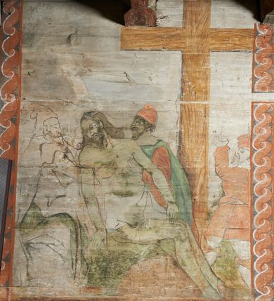 Zdjęcie nr 46: Polichromia ścienna prezbiterium
Polichromia w tej części świątyni podzielona jest na cztery strefy. W pierwszej znajduje się dekoracja ornamentalna, kolejne dwie strefy ukazują sceny z życia Marii i Jezusa, ostatnia strefa ukazuje rząd portretów męskich w strojach z epoki.  W dolnej strefie prezbiterium są umieszczone również trzy krzyże konsekracyjne, wpisane w okrągłe wieńce. Na północnej ścianie prezbiterium w scenach z cyklu maryjnego, od lewej znajdują się: Św. Anna Samotrzeć, Pokłon Trzech Króli, Chrystus Baranek Boży opatrzony banderolą z napisem: „EGO SVM PASTOR BONVS”, Ucieczka do Egiptu, scena Ukrzyżowania z postaciami fundatorów. W drugiej strefie na ścianie północnej od lewej ukazano: św. Annę z małą Marią; Ofiarowanie w świątyni z fragmentami napisu u spodu: „RV (?) NOBIS (?) NOBIS”; Zwiastowanie z napisem: „ECCE VIRGO CONCIPIET ET PARIET FILIUM EI VO”, Nawiedzenie Najświętszej Marii Panny, u spodu napis: „VIRGO MARIA (?) NAV(?) (?)AB(?)” oraz Wniebowzięcie Najświętszej Marii Panny z fragmentarycznie zachowanym napisem: „(?)VAE EST ASC(?)”. W ostatniej strefie na ścianie północnej ukazano rząd męskich portretów. Na południowej ścianie prezbiterium w dolnej strefie znajduje się dekoracja ornamentalna. Następnie w strefie drugiej od lewej strony ukazane są kolejno sceny: Najświętsza Maria Panna Niepokalanie Poczęta, Tron Łaski, Trzy Marie u grobu, Nauczanie Chrystusa, a w strefie trzeciej, również od lewej strony: Przemienienie na górze Tabor z fragmentarycznie zachowanym napisem: „(?) BV(?)O (…) RA(?) (?)AT”, następnie Modlitwa w Ogrójcu(?), Zmartwychwstanie Chrystusa. W trzeciej strefie kontynuacja porterów męskich, w tym władców w koronach na głowie i z berłami w dłoniach. Na wschodniej ścianie prezbiterium, przy ołtarzu głównym przedstawiono Ewangelistów: po stronie lewej św. Mateusza, a po prawej św. Marka. W dolnej strefie po lewej: św. Łukasz, a po prawej św. Jan.

Polichromia ścienna nawy
Polichromię wypełniają przedstawienia Męki Pańskiej: Zdjęcie z krzyża, Opłakiwanie Chrystusa, Złożenie do Grobu  oraz postacie Apostołów namalowane na zaskrzynieniach. Kilka scen zasłania ołtarz Ukrzyżowania. Na południowej ścianie nawy zachowało się tylko gigantyczne przedstawienie św. Krzysztofa na wysokość całej nawy. Ponadto w nawie znajdują się sceny, częściowo przesłonięte przez prospekt organowy i ołtarze: Wyszydzanie Chrystusa, Chrystus bity pięścią po głowie przez oprawcę, Dźwigane krzyża, Zesłanie Ducha Świętego, Przybicie do krzyża, Chrzest w Jordanie, Ostatnia Wieczerza, Modlitwa w Ogrójcu, Pojmanie.

Ściana łuku arkady tęczowej
Na ścianie tej znajduje się scena Sądu Ostatecznego. U szczytu zasiada Chrystus – Sędzia, odziany w czerwony płaszcz i unoszący rękę ku górze. Po jego bokach ukazano: Matkę Boską, św. Jana Chrzciciela, proroków, apostołów, symbole ewangelistów, a także potępione dusze. 

Stropy prezbiterium i korpusu nawowego, a także zaskrzynień (z wyjątkiem strony północnej, gdzie są ukazani Apostołowie), cokół w prezbiterium i korpusie pokrywa pasowa dekoracja ornamentalna umieszczona na czarnym tle. Ozdabia również obramowania okienne, a w prezbiterium tworzy fryz łączący ściany. 
 