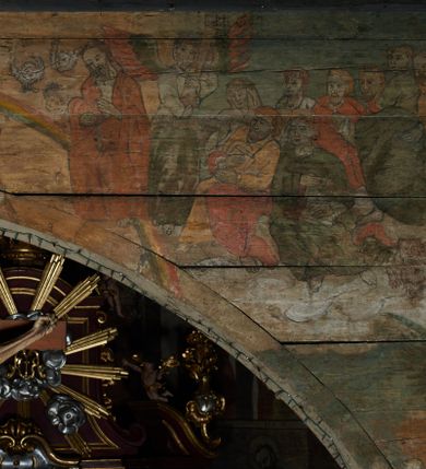 Zdjęcie nr 47: Polichromia ścienna prezbiterium
Polichromia w tej części świątyni podzielona jest na cztery strefy. W pierwszej znajduje się dekoracja ornamentalna, kolejne dwie strefy ukazują sceny z życia Marii i Jezusa, ostatnia strefa ukazuje rząd portretów męskich w strojach z epoki.  W dolnej strefie prezbiterium są umieszczone również trzy krzyże konsekracyjne, wpisane w okrągłe wieńce. Na północnej ścianie prezbiterium w scenach z cyklu maryjnego, od lewej znajdują się: Św. Anna Samotrzeć, Pokłon Trzech Króli, Chrystus Baranek Boży opatrzony banderolą z napisem: „EGO SVM PASTOR BONVS”, Ucieczka do Egiptu, scena Ukrzyżowania z postaciami fundatorów. W drugiej strefie na ścianie północnej od lewej ukazano: św. Annę z małą Marią; Ofiarowanie w świątyni z fragmentami napisu u spodu: „RV (?) NOBIS (?) NOBIS”; Zwiastowanie z napisem: „ECCE VIRGO CONCIPIET ET PARIET FILIUM EI VO”, Nawiedzenie Najświętszej Marii Panny, u spodu napis: „VIRGO MARIA (?) NAV(?) (?)AB(?)” oraz Wniebowzięcie Najświętszej Marii Panny z fragmentarycznie zachowanym napisem: „(?)VAE EST ASC(?)”. W ostatniej strefie na ścianie północnej ukazano rząd męskich portretów. Na południowej ścianie prezbiterium w dolnej strefie znajduje się dekoracja ornamentalna. Następnie w strefie drugiej od lewej strony ukazane są kolejno sceny: Najświętsza Maria Panna Niepokalanie Poczęta, Tron Łaski, Trzy Marie u grobu, Nauczanie Chrystusa, a w strefie trzeciej, również od lewej strony: Przemienienie na górze Tabor z fragmentarycznie zachowanym napisem: „(?) BV(?)O (…) RA(?) (?)AT”, następnie Modlitwa w Ogrójcu(?), Zmartwychwstanie Chrystusa. W trzeciej strefie kontynuacja porterów męskich, w tym władców w koronach na głowie i z berłami w dłoniach. Na wschodniej ścianie prezbiterium, przy ołtarzu głównym przedstawiono Ewangelistów: po stronie lewej św. Mateusza, a po prawej św. Marka. W dolnej strefie po lewej: św. Łukasz, a po prawej św. Jan.

Polichromia ścienna nawy
Polichromię wypełniają przedstawienia Męki Pańskiej: Zdjęcie z krzyża, Opłakiwanie Chrystusa, Złożenie do Grobu  oraz postacie Apostołów namalowane na zaskrzynieniach. Kilka scen zasłania ołtarz Ukrzyżowania. Na południowej ścianie nawy zachowało się tylko gigantyczne przedstawienie św. Krzysztofa na wysokość całej nawy. Ponadto w nawie znajdują się sceny, częściowo przesłonięte przez prospekt organowy i ołtarze: Wyszydzanie Chrystusa, Chrystus bity pięścią po głowie przez oprawcę, Dźwigane krzyża, Zesłanie Ducha Świętego, Przybicie do krzyża, Chrzest w Jordanie, Ostatnia Wieczerza, Modlitwa w Ogrójcu, Pojmanie.

Ściana łuku arkady tęczowej
Na ścianie tej znajduje się scena Sądu Ostatecznego. U szczytu zasiada Chrystus – Sędzia, odziany w czerwony płaszcz i unoszący rękę ku górze. Po jego bokach ukazano: Matkę Boską, św. Jana Chrzciciela, proroków, apostołów, symbole ewangelistów, a także potępione dusze. 

Stropy prezbiterium i korpusu nawowego, a także zaskrzynień (z wyjątkiem strony północnej, gdzie są ukazani Apostołowie), cokół w prezbiterium i korpusie pokrywa pasowa dekoracja ornamentalna umieszczona na czarnym tle. Ozdabia również obramowania okienne, a w prezbiterium tworzy fryz łączący ściany. 
 