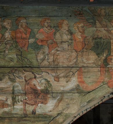 Zdjęcie nr 48: Polichromia ścienna prezbiterium
Polichromia w tej części świątyni podzielona jest na cztery strefy. W pierwszej znajduje się dekoracja ornamentalna, kolejne dwie strefy ukazują sceny z życia Marii i Jezusa, ostatnia strefa ukazuje rząd portretów męskich w strojach z epoki.  W dolnej strefie prezbiterium są umieszczone również trzy krzyże konsekracyjne, wpisane w okrągłe wieńce. Na północnej ścianie prezbiterium w scenach z cyklu maryjnego, od lewej znajdują się: Św. Anna Samotrzeć, Pokłon Trzech Króli, Chrystus Baranek Boży opatrzony banderolą z napisem: „EGO SVM PASTOR BONVS”, Ucieczka do Egiptu, scena Ukrzyżowania z postaciami fundatorów. W drugiej strefie na ścianie północnej od lewej ukazano: św. Annę z małą Marią; Ofiarowanie w świątyni z fragmentami napisu u spodu: „RV (?) NOBIS (?) NOBIS”; Zwiastowanie z napisem: „ECCE VIRGO CONCIPIET ET PARIET FILIUM EI VO”, Nawiedzenie Najświętszej Marii Panny, u spodu napis: „VIRGO MARIA (?) NAV(?) (?)AB(?)” oraz Wniebowzięcie Najświętszej Marii Panny z fragmentarycznie zachowanym napisem: „(?)VAE EST ASC(?)”. W ostatniej strefie na ścianie północnej ukazano rząd męskich portretów. Na południowej ścianie prezbiterium w dolnej strefie znajduje się dekoracja ornamentalna. Następnie w strefie drugiej od lewej strony ukazane są kolejno sceny: Najświętsza Maria Panna Niepokalanie Poczęta, Tron Łaski, Trzy Marie u grobu, Nauczanie Chrystusa, a w strefie trzeciej, również od lewej strony: Przemienienie na górze Tabor z fragmentarycznie zachowanym napisem: „(?) BV(?)O (…) RA(?) (?)AT”, następnie Modlitwa w Ogrójcu(?), Zmartwychwstanie Chrystusa. W trzeciej strefie kontynuacja porterów męskich, w tym władców w koronach na głowie i z berłami w dłoniach. Na wschodniej ścianie prezbiterium, przy ołtarzu głównym przedstawiono Ewangelistów: po stronie lewej św. Mateusza, a po prawej św. Marka. W dolnej strefie po lewej: św. Łukasz, a po prawej św. Jan.

Polichromia ścienna nawy
Polichromię wypełniają przedstawienia Męki Pańskiej: Zdjęcie z krzyża, Opłakiwanie Chrystusa, Złożenie do Grobu  oraz postacie Apostołów namalowane na zaskrzynieniach. Kilka scen zasłania ołtarz Ukrzyżowania. Na południowej ścianie nawy zachowało się tylko gigantyczne przedstawienie św. Krzysztofa na wysokość całej nawy. Ponadto w nawie znajdują się sceny, częściowo przesłonięte przez prospekt organowy i ołtarze: Wyszydzanie Chrystusa, Chrystus bity pięścią po głowie przez oprawcę, Dźwigane krzyża, Zesłanie Ducha Świętego, Przybicie do krzyża, Chrzest w Jordanie, Ostatnia Wieczerza, Modlitwa w Ogrójcu, Pojmanie.

Ściana łuku arkady tęczowej
Na ścianie tej znajduje się scena Sądu Ostatecznego. U szczytu zasiada Chrystus – Sędzia, odziany w czerwony płaszcz i unoszący rękę ku górze. Po jego bokach ukazano: Matkę Boską, św. Jana Chrzciciela, proroków, apostołów, symbole ewangelistów, a także potępione dusze. 

Stropy prezbiterium i korpusu nawowego, a także zaskrzynień (z wyjątkiem strony północnej, gdzie są ukazani Apostołowie), cokół w prezbiterium i korpusie pokrywa pasowa dekoracja ornamentalna umieszczona na czarnym tle. Ozdabia również obramowania okienne, a w prezbiterium tworzy fryz łączący ściany. 
 