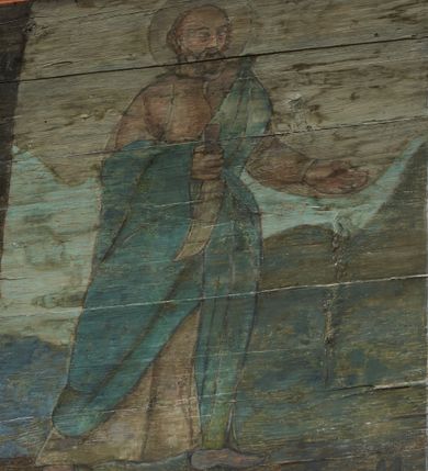 Zdjęcie nr 51: Polichromia ścienna prezbiterium
Polichromia w tej części świątyni podzielona jest na cztery strefy. W pierwszej znajduje się dekoracja ornamentalna, kolejne dwie strefy ukazują sceny z życia Marii i Jezusa, ostatnia strefa ukazuje rząd portretów męskich w strojach z epoki.  W dolnej strefie prezbiterium są umieszczone również trzy krzyże konsekracyjne, wpisane w okrągłe wieńce. Na północnej ścianie prezbiterium w scenach z cyklu maryjnego, od lewej znajdują się: Św. Anna Samotrzeć, Pokłon Trzech Króli, Chrystus Baranek Boży opatrzony banderolą z napisem: „EGO SVM PASTOR BONVS”, Ucieczka do Egiptu, scena Ukrzyżowania z postaciami fundatorów. W drugiej strefie na ścianie północnej od lewej ukazano: św. Annę z małą Marią; Ofiarowanie w świątyni z fragmentami napisu u spodu: „RV (?) NOBIS (?) NOBIS”; Zwiastowanie z napisem: „ECCE VIRGO CONCIPIET ET PARIET FILIUM EI VO”, Nawiedzenie Najświętszej Marii Panny, u spodu napis: „VIRGO MARIA (?) NAV(?) (?)AB(?)” oraz Wniebowzięcie Najświętszej Marii Panny z fragmentarycznie zachowanym napisem: „(?)VAE EST ASC(?)”. W ostatniej strefie na ścianie północnej ukazano rząd męskich portretów. Na południowej ścianie prezbiterium w dolnej strefie znajduje się dekoracja ornamentalna. Następnie w strefie drugiej od lewej strony ukazane są kolejno sceny: Najświętsza Maria Panna Niepokalanie Poczęta, Tron Łaski, Trzy Marie u grobu, Nauczanie Chrystusa, a w strefie trzeciej, również od lewej strony: Przemienienie na górze Tabor z fragmentarycznie zachowanym napisem: „(?) BV(?)O (…) RA(?) (?)AT”, następnie Modlitwa w Ogrójcu(?), Zmartwychwstanie Chrystusa. W trzeciej strefie kontynuacja porterów męskich, w tym władców w koronach na głowie i z berłami w dłoniach. Na wschodniej ścianie prezbiterium, przy ołtarzu głównym przedstawiono Ewangelistów: po stronie lewej św. Mateusza, a po prawej św. Marka. W dolnej strefie po lewej: św. Łukasz, a po prawej św. Jan.

Polichromia ścienna nawy
Polichromię wypełniają przedstawienia Męki Pańskiej: Zdjęcie z krzyża, Opłakiwanie Chrystusa, Złożenie do Grobu  oraz postacie Apostołów namalowane na zaskrzynieniach. Kilka scen zasłania ołtarz Ukrzyżowania. Na południowej ścianie nawy zachowało się tylko gigantyczne przedstawienie św. Krzysztofa na wysokość całej nawy. Ponadto w nawie znajdują się sceny, częściowo przesłonięte przez prospekt organowy i ołtarze: Wyszydzanie Chrystusa, Chrystus bity pięścią po głowie przez oprawcę, Dźwigane krzyża, Zesłanie Ducha Świętego, Przybicie do krzyża, Chrzest w Jordanie, Ostatnia Wieczerza, Modlitwa w Ogrójcu, Pojmanie.

Ściana łuku arkady tęczowej
Na ścianie tej znajduje się scena Sądu Ostatecznego. U szczytu zasiada Chrystus – Sędzia, odziany w czerwony płaszcz i unoszący rękę ku górze. Po jego bokach ukazano: Matkę Boską, św. Jana Chrzciciela, proroków, apostołów, symbole ewangelistów, a także potępione dusze. 

Stropy prezbiterium i korpusu nawowego, a także zaskrzynień (z wyjątkiem strony północnej, gdzie są ukazani Apostołowie), cokół w prezbiterium i korpusie pokrywa pasowa dekoracja ornamentalna umieszczona na czarnym tle. Ozdabia również obramowania okienne, a w prezbiterium tworzy fryz łączący ściany. 
 