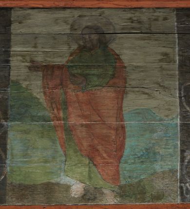 Zdjęcie nr 52: Polichromia ścienna prezbiterium
Polichromia w tej części świątyni podzielona jest na cztery strefy. W pierwszej znajduje się dekoracja ornamentalna, kolejne dwie strefy ukazują sceny z życia Marii i Jezusa, ostatnia strefa ukazuje rząd portretów męskich w strojach z epoki.  W dolnej strefie prezbiterium są umieszczone również trzy krzyże konsekracyjne, wpisane w okrągłe wieńce. Na północnej ścianie prezbiterium w scenach z cyklu maryjnego, od lewej znajdują się: Św. Anna Samotrzeć, Pokłon Trzech Króli, Chrystus Baranek Boży opatrzony banderolą z napisem: „EGO SVM PASTOR BONVS”, Ucieczka do Egiptu, scena Ukrzyżowania z postaciami fundatorów. W drugiej strefie na ścianie północnej od lewej ukazano: św. Annę z małą Marią; Ofiarowanie w świątyni z fragmentami napisu u spodu: „RV (?) NOBIS (?) NOBIS”; Zwiastowanie z napisem: „ECCE VIRGO CONCIPIET ET PARIET FILIUM EI VO”, Nawiedzenie Najświętszej Marii Panny, u spodu napis: „VIRGO MARIA (?) NAV(?) (?)AB(?)” oraz Wniebowzięcie Najświętszej Marii Panny z fragmentarycznie zachowanym napisem: „(?)VAE EST ASC(?)”. W ostatniej strefie na ścianie północnej ukazano rząd męskich portretów. Na południowej ścianie prezbiterium w dolnej strefie znajduje się dekoracja ornamentalna. Następnie w strefie drugiej od lewej strony ukazane są kolejno sceny: Najświętsza Maria Panna Niepokalanie Poczęta, Tron Łaski, Trzy Marie u grobu, Nauczanie Chrystusa, a w strefie trzeciej, również od lewej strony: Przemienienie na górze Tabor z fragmentarycznie zachowanym napisem: „(?) BV(?)O (…) RA(?) (?)AT”, następnie Modlitwa w Ogrójcu(?), Zmartwychwstanie Chrystusa. W trzeciej strefie kontynuacja porterów męskich, w tym władców w koronach na głowie i z berłami w dłoniach. Na wschodniej ścianie prezbiterium, przy ołtarzu głównym przedstawiono Ewangelistów: po stronie lewej św. Mateusza, a po prawej św. Marka. W dolnej strefie po lewej: św. Łukasz, a po prawej św. Jan.

Polichromia ścienna nawy
Polichromię wypełniają przedstawienia Męki Pańskiej: Zdjęcie z krzyża, Opłakiwanie Chrystusa, Złożenie do Grobu  oraz postacie Apostołów namalowane na zaskrzynieniach. Kilka scen zasłania ołtarz Ukrzyżowania. Na południowej ścianie nawy zachowało się tylko gigantyczne przedstawienie św. Krzysztofa na wysokość całej nawy. Ponadto w nawie znajdują się sceny, częściowo przesłonięte przez prospekt organowy i ołtarze: Wyszydzanie Chrystusa, Chrystus bity pięścią po głowie przez oprawcę, Dźwigane krzyża, Zesłanie Ducha Świętego, Przybicie do krzyża, Chrzest w Jordanie, Ostatnia Wieczerza, Modlitwa w Ogrójcu, Pojmanie.

Ściana łuku arkady tęczowej
Na ścianie tej znajduje się scena Sądu Ostatecznego. U szczytu zasiada Chrystus – Sędzia, odziany w czerwony płaszcz i unoszący rękę ku górze. Po jego bokach ukazano: Matkę Boską, św. Jana Chrzciciela, proroków, apostołów, symbole ewangelistów, a także potępione dusze. 

Stropy prezbiterium i korpusu nawowego, a także zaskrzynień (z wyjątkiem strony północnej, gdzie są ukazani Apostołowie), cokół w prezbiterium i korpusie pokrywa pasowa dekoracja ornamentalna umieszczona na czarnym tle. Ozdabia również obramowania okienne, a w prezbiterium tworzy fryz łączący ściany. 
 