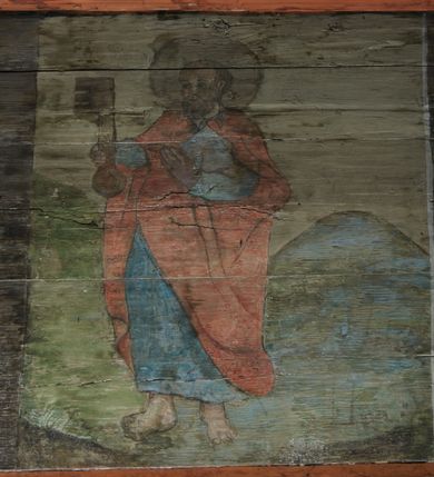 Zdjęcie nr 54: Polichromia ścienna prezbiterium
Polichromia w tej części świątyni podzielona jest na cztery strefy. W pierwszej znajduje się dekoracja ornamentalna, kolejne dwie strefy ukazują sceny z życia Marii i Jezusa, ostatnia strefa ukazuje rząd portretów męskich w strojach z epoki.  W dolnej strefie prezbiterium są umieszczone również trzy krzyże konsekracyjne, wpisane w okrągłe wieńce. Na północnej ścianie prezbiterium w scenach z cyklu maryjnego, od lewej znajdują się: Św. Anna Samotrzeć, Pokłon Trzech Króli, Chrystus Baranek Boży opatrzony banderolą z napisem: „EGO SVM PASTOR BONVS”, Ucieczka do Egiptu, scena Ukrzyżowania z postaciami fundatorów. W drugiej strefie na ścianie północnej od lewej ukazano: św. Annę z małą Marią; Ofiarowanie w świątyni z fragmentami napisu u spodu: „RV (?) NOBIS (?) NOBIS”; Zwiastowanie z napisem: „ECCE VIRGO CONCIPIET ET PARIET FILIUM EI VO”, Nawiedzenie Najświętszej Marii Panny, u spodu napis: „VIRGO MARIA (?) NAV(?) (?)AB(?)” oraz Wniebowzięcie Najświętszej Marii Panny z fragmentarycznie zachowanym napisem: „(?)VAE EST ASC(?)”. W ostatniej strefie na ścianie północnej ukazano rząd męskich portretów. Na południowej ścianie prezbiterium w dolnej strefie znajduje się dekoracja ornamentalna. Następnie w strefie drugiej od lewej strony ukazane są kolejno sceny: Najświętsza Maria Panna Niepokalanie Poczęta, Tron Łaski, Trzy Marie u grobu, Nauczanie Chrystusa, a w strefie trzeciej, również od lewej strony: Przemienienie na górze Tabor z fragmentarycznie zachowanym napisem: „(?) BV(?)O (…) RA(?) (?)AT”, następnie Modlitwa w Ogrójcu(?), Zmartwychwstanie Chrystusa. W trzeciej strefie kontynuacja porterów męskich, w tym władców w koronach na głowie i z berłami w dłoniach. Na wschodniej ścianie prezbiterium, przy ołtarzu głównym przedstawiono Ewangelistów: po stronie lewej św. Mateusza, a po prawej św. Marka. W dolnej strefie po lewej: św. Łukasz, a po prawej św. Jan.

Polichromia ścienna nawy
Polichromię wypełniają przedstawienia Męki Pańskiej: Zdjęcie z krzyża, Opłakiwanie Chrystusa, Złożenie do Grobu  oraz postacie Apostołów namalowane na zaskrzynieniach. Kilka scen zasłania ołtarz Ukrzyżowania. Na południowej ścianie nawy zachowało się tylko gigantyczne przedstawienie św. Krzysztofa na wysokość całej nawy. Ponadto w nawie znajdują się sceny, częściowo przesłonięte przez prospekt organowy i ołtarze: Wyszydzanie Chrystusa, Chrystus bity pięścią po głowie przez oprawcę, Dźwigane krzyża, Zesłanie Ducha Świętego, Przybicie do krzyża, Chrzest w Jordanie, Ostatnia Wieczerza, Modlitwa w Ogrójcu, Pojmanie.

Ściana łuku arkady tęczowej
Na ścianie tej znajduje się scena Sądu Ostatecznego. U szczytu zasiada Chrystus – Sędzia, odziany w czerwony płaszcz i unoszący rękę ku górze. Po jego bokach ukazano: Matkę Boską, św. Jana Chrzciciela, proroków, apostołów, symbole ewangelistów, a także potępione dusze. 

Stropy prezbiterium i korpusu nawowego, a także zaskrzynień (z wyjątkiem strony północnej, gdzie są ukazani Apostołowie), cokół w prezbiterium i korpusie pokrywa pasowa dekoracja ornamentalna umieszczona na czarnym tle. Ozdabia również obramowania okienne, a w prezbiterium tworzy fryz łączący ściany. 
 