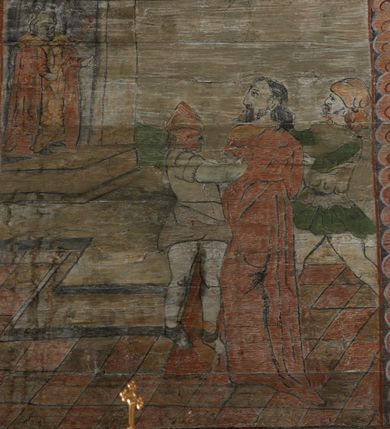 Zdjęcie nr 60: Polichromia ścienna prezbiterium
Polichromia w tej części świątyni podzielona jest na cztery strefy. W pierwszej znajduje się dekoracja ornamentalna, kolejne dwie strefy ukazują sceny z życia Marii i Jezusa, ostatnia strefa ukazuje rząd portretów męskich w strojach z epoki.  W dolnej strefie prezbiterium są umieszczone również trzy krzyże konsekracyjne, wpisane w okrągłe wieńce. Na północnej ścianie prezbiterium w scenach z cyklu maryjnego, od lewej znajdują się: Św. Anna Samotrzeć, Pokłon Trzech Króli, Chrystus Baranek Boży opatrzony banderolą z napisem: „EGO SVM PASTOR BONVS”, Ucieczka do Egiptu, scena Ukrzyżowania z postaciami fundatorów. W drugiej strefie na ścianie północnej od lewej ukazano: św. Annę z małą Marią; Ofiarowanie w świątyni z fragmentami napisu u spodu: „RV (?) NOBIS (?) NOBIS”; Zwiastowanie z napisem: „ECCE VIRGO CONCIPIET ET PARIET FILIUM EI VO”, Nawiedzenie Najświętszej Marii Panny, u spodu napis: „VIRGO MARIA (?) NAV(?) (?)AB(?)” oraz Wniebowzięcie Najświętszej Marii Panny z fragmentarycznie zachowanym napisem: „(?)VAE EST ASC(?)”. W ostatniej strefie na ścianie północnej ukazano rząd męskich portretów. Na południowej ścianie prezbiterium w dolnej strefie znajduje się dekoracja ornamentalna. Następnie w strefie drugiej od lewej strony ukazane są kolejno sceny: Najświętsza Maria Panna Niepokalanie Poczęta, Tron Łaski, Trzy Marie u grobu, Nauczanie Chrystusa, a w strefie trzeciej, również od lewej strony: Przemienienie na górze Tabor z fragmentarycznie zachowanym napisem: „(?) BV(?)O (…) RA(?) (?)AT”, następnie Modlitwa w Ogrójcu(?), Zmartwychwstanie Chrystusa. W trzeciej strefie kontynuacja porterów męskich, w tym władców w koronach na głowie i z berłami w dłoniach. Na wschodniej ścianie prezbiterium, przy ołtarzu głównym przedstawiono Ewangelistów: po stronie lewej św. Mateusza, a po prawej św. Marka. W dolnej strefie po lewej: św. Łukasz, a po prawej św. Jan.

Polichromia ścienna nawy
Polichromię wypełniają przedstawienia Męki Pańskiej: Zdjęcie z krzyża, Opłakiwanie Chrystusa, Złożenie do Grobu  oraz postacie Apostołów namalowane na zaskrzynieniach. Kilka scen zasłania ołtarz Ukrzyżowania. Na południowej ścianie nawy zachowało się tylko gigantyczne przedstawienie św. Krzysztofa na wysokość całej nawy. Ponadto w nawie znajdują się sceny, częściowo przesłonięte przez prospekt organowy i ołtarze: Wyszydzanie Chrystusa, Chrystus bity pięścią po głowie przez oprawcę, Dźwigane krzyża, Zesłanie Ducha Świętego, Przybicie do krzyża, Chrzest w Jordanie, Ostatnia Wieczerza, Modlitwa w Ogrójcu, Pojmanie.

Ściana łuku arkady tęczowej
Na ścianie tej znajduje się scena Sądu Ostatecznego. U szczytu zasiada Chrystus – Sędzia, odziany w czerwony płaszcz i unoszący rękę ku górze. Po jego bokach ukazano: Matkę Boską, św. Jana Chrzciciela, proroków, apostołów, symbole ewangelistów, a także potępione dusze. 

Stropy prezbiterium i korpusu nawowego, a także zaskrzynień (z wyjątkiem strony północnej, gdzie są ukazani Apostołowie), cokół w prezbiterium i korpusie pokrywa pasowa dekoracja ornamentalna umieszczona na czarnym tle. Ozdabia również obramowania okienne, a w prezbiterium tworzy fryz łączący ściany. 
 