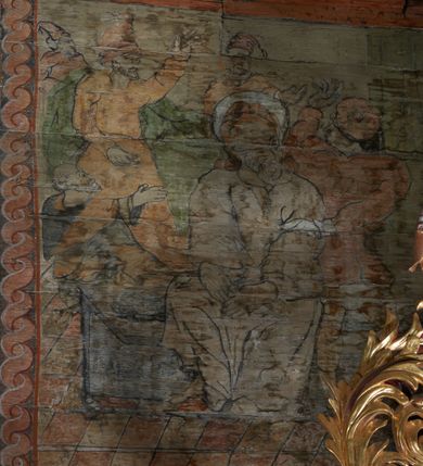 Zdjęcie nr 57: Polichromia ścienna prezbiterium
Polichromia w tej części świątyni podzielona jest na cztery strefy. W pierwszej znajduje się dekoracja ornamentalna, kolejne dwie strefy ukazują sceny z życia Marii i Jezusa, ostatnia strefa ukazuje rząd portretów męskich w strojach z epoki.  W dolnej strefie prezbiterium są umieszczone również trzy krzyże konsekracyjne, wpisane w okrągłe wieńce. Na północnej ścianie prezbiterium w scenach z cyklu maryjnego, od lewej znajdują się: Św. Anna Samotrzeć, Pokłon Trzech Króli, Chrystus Baranek Boży opatrzony banderolą z napisem: „EGO SVM PASTOR BONVS”, Ucieczka do Egiptu, scena Ukrzyżowania z postaciami fundatorów. W drugiej strefie na ścianie północnej od lewej ukazano: św. Annę z małą Marią; Ofiarowanie w świątyni z fragmentami napisu u spodu: „RV (?) NOBIS (?) NOBIS”; Zwiastowanie z napisem: „ECCE VIRGO CONCIPIET ET PARIET FILIUM EI VO”, Nawiedzenie Najświętszej Marii Panny, u spodu napis: „VIRGO MARIA (?) NAV(?) (?)AB(?)” oraz Wniebowzięcie Najświętszej Marii Panny z fragmentarycznie zachowanym napisem: „(?)VAE EST ASC(?)”. W ostatniej strefie na ścianie północnej ukazano rząd męskich portretów. Na południowej ścianie prezbiterium w dolnej strefie znajduje się dekoracja ornamentalna. Następnie w strefie drugiej od lewej strony ukazane są kolejno sceny: Najświętsza Maria Panna Niepokalanie Poczęta, Tron Łaski, Trzy Marie u grobu, Nauczanie Chrystusa, a w strefie trzeciej, również od lewej strony: Przemienienie na górze Tabor z fragmentarycznie zachowanym napisem: „(?) BV(?)O (…) RA(?) (?)AT”, następnie Modlitwa w Ogrójcu(?), Zmartwychwstanie Chrystusa. W trzeciej strefie kontynuacja porterów męskich, w tym władców w koronach na głowie i z berłami w dłoniach. Na wschodniej ścianie prezbiterium, przy ołtarzu głównym przedstawiono Ewangelistów: po stronie lewej św. Mateusza, a po prawej św. Marka. W dolnej strefie po lewej: św. Łukasz, a po prawej św. Jan.

Polichromia ścienna nawy
Polichromię wypełniają przedstawienia Męki Pańskiej: Zdjęcie z krzyża, Opłakiwanie Chrystusa, Złożenie do Grobu  oraz postacie Apostołów namalowane na zaskrzynieniach. Kilka scen zasłania ołtarz Ukrzyżowania. Na południowej ścianie nawy zachowało się tylko gigantyczne przedstawienie św. Krzysztofa na wysokość całej nawy. Ponadto w nawie znajdują się sceny, częściowo przesłonięte przez prospekt organowy i ołtarze: Wyszydzanie Chrystusa, Chrystus bity pięścią po głowie przez oprawcę, Dźwigane krzyża, Zesłanie Ducha Świętego, Przybicie do krzyża, Chrzest w Jordanie, Ostatnia Wieczerza, Modlitwa w Ogrójcu, Pojmanie.

Ściana łuku arkady tęczowej
Na ścianie tej znajduje się scena Sądu Ostatecznego. U szczytu zasiada Chrystus – Sędzia, odziany w czerwony płaszcz i unoszący rękę ku górze. Po jego bokach ukazano: Matkę Boską, św. Jana Chrzciciela, proroków, apostołów, symbole ewangelistów, a także potępione dusze. 

Stropy prezbiterium i korpusu nawowego, a także zaskrzynień (z wyjątkiem strony północnej, gdzie są ukazani Apostołowie), cokół w prezbiterium i korpusie pokrywa pasowa dekoracja ornamentalna umieszczona na czarnym tle. Ozdabia również obramowania okienne, a w prezbiterium tworzy fryz łączący ściany. 
 