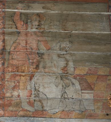 Zdjęcie nr 56: Polichromia ścienna prezbiterium
Polichromia w tej części świątyni podzielona jest na cztery strefy. W pierwszej znajduje się dekoracja ornamentalna, kolejne dwie strefy ukazują sceny z życia Marii i Jezusa, ostatnia strefa ukazuje rząd portretów męskich w strojach z epoki.  W dolnej strefie prezbiterium są umieszczone również trzy krzyże konsekracyjne, wpisane w okrągłe wieńce. Na północnej ścianie prezbiterium w scenach z cyklu maryjnego, od lewej znajdują się: Św. Anna Samotrzeć, Pokłon Trzech Króli, Chrystus Baranek Boży opatrzony banderolą z napisem: „EGO SVM PASTOR BONVS”, Ucieczka do Egiptu, scena Ukrzyżowania z postaciami fundatorów. W drugiej strefie na ścianie północnej od lewej ukazano: św. Annę z małą Marią; Ofiarowanie w świątyni z fragmentami napisu u spodu: „RV (?) NOBIS (?) NOBIS”; Zwiastowanie z napisem: „ECCE VIRGO CONCIPIET ET PARIET FILIUM EI VO”, Nawiedzenie Najświętszej Marii Panny, u spodu napis: „VIRGO MARIA (?) NAV(?) (?)AB(?)” oraz Wniebowzięcie Najświętszej Marii Panny z fragmentarycznie zachowanym napisem: „(?)VAE EST ASC(?)”. W ostatniej strefie na ścianie północnej ukazano rząd męskich portretów. Na południowej ścianie prezbiterium w dolnej strefie znajduje się dekoracja ornamentalna. Następnie w strefie drugiej od lewej strony ukazane są kolejno sceny: Najświętsza Maria Panna Niepokalanie Poczęta, Tron Łaski, Trzy Marie u grobu, Nauczanie Chrystusa, a w strefie trzeciej, również od lewej strony: Przemienienie na górze Tabor z fragmentarycznie zachowanym napisem: „(?) BV(?)O (…) RA(?) (?)AT”, następnie Modlitwa w Ogrójcu(?), Zmartwychwstanie Chrystusa. W trzeciej strefie kontynuacja porterów męskich, w tym władców w koronach na głowie i z berłami w dłoniach. Na wschodniej ścianie prezbiterium, przy ołtarzu głównym przedstawiono Ewangelistów: po stronie lewej św. Mateusza, a po prawej św. Marka. W dolnej strefie po lewej: św. Łukasz, a po prawej św. Jan.

Polichromia ścienna nawy
Polichromię wypełniają przedstawienia Męki Pańskiej: Zdjęcie z krzyża, Opłakiwanie Chrystusa, Złożenie do Grobu  oraz postacie Apostołów namalowane na zaskrzynieniach. Kilka scen zasłania ołtarz Ukrzyżowania. Na południowej ścianie nawy zachowało się tylko gigantyczne przedstawienie św. Krzysztofa na wysokość całej nawy. Ponadto w nawie znajdują się sceny, częściowo przesłonięte przez prospekt organowy i ołtarze: Wyszydzanie Chrystusa, Chrystus bity pięścią po głowie przez oprawcę, Dźwigane krzyża, Zesłanie Ducha Świętego, Przybicie do krzyża, Chrzest w Jordanie, Ostatnia Wieczerza, Modlitwa w Ogrójcu, Pojmanie.

Ściana łuku arkady tęczowej
Na ścianie tej znajduje się scena Sądu Ostatecznego. U szczytu zasiada Chrystus – Sędzia, odziany w czerwony płaszcz i unoszący rękę ku górze. Po jego bokach ukazano: Matkę Boską, św. Jana Chrzciciela, proroków, apostołów, symbole ewangelistów, a także potępione dusze. 

Stropy prezbiterium i korpusu nawowego, a także zaskrzynień (z wyjątkiem strony północnej, gdzie są ukazani Apostołowie), cokół w prezbiterium i korpusie pokrywa pasowa dekoracja ornamentalna umieszczona na czarnym tle. Ozdabia również obramowania okienne, a w prezbiterium tworzy fryz łączący ściany. 
 