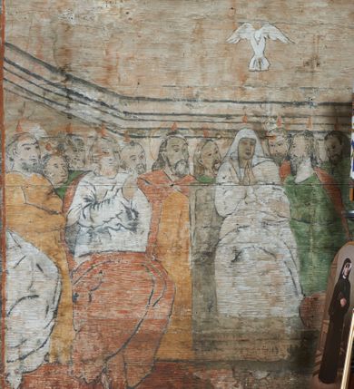 Zdjęcie nr 61: Polichromia ścienna prezbiterium
Polichromia w tej części świątyni podzielona jest na cztery strefy. W pierwszej znajduje się dekoracja ornamentalna, kolejne dwie strefy ukazują sceny z życia Marii i Jezusa, ostatnia strefa ukazuje rząd portretów męskich w strojach z epoki.  W dolnej strefie prezbiterium są umieszczone również trzy krzyże konsekracyjne, wpisane w okrągłe wieńce. Na północnej ścianie prezbiterium w scenach z cyklu maryjnego, od lewej znajdują się: Św. Anna Samotrzeć, Pokłon Trzech Króli, Chrystus Baranek Boży opatrzony banderolą z napisem: „EGO SVM PASTOR BONVS”, Ucieczka do Egiptu, scena Ukrzyżowania z postaciami fundatorów. W drugiej strefie na ścianie północnej od lewej ukazano: św. Annę z małą Marią; Ofiarowanie w świątyni z fragmentami napisu u spodu: „RV (?) NOBIS (?) NOBIS”; Zwiastowanie z napisem: „ECCE VIRGO CONCIPIET ET PARIET FILIUM EI VO”, Nawiedzenie Najświętszej Marii Panny, u spodu napis: „VIRGO MARIA (?) NAV(?) (?)AB(?)” oraz Wniebowzięcie Najświętszej Marii Panny z fragmentarycznie zachowanym napisem: „(?)VAE EST ASC(?)”. W ostatniej strefie na ścianie północnej ukazano rząd męskich portretów. Na południowej ścianie prezbiterium w dolnej strefie znajduje się dekoracja ornamentalna. Następnie w strefie drugiej od lewej strony ukazane są kolejno sceny: Najświętsza Maria Panna Niepokalanie Poczęta, Tron Łaski, Trzy Marie u grobu, Nauczanie Chrystusa, a w strefie trzeciej, również od lewej strony: Przemienienie na górze Tabor z fragmentarycznie zachowanym napisem: „(?) BV(?)O (…) RA(?) (?)AT”, następnie Modlitwa w Ogrójcu(?), Zmartwychwstanie Chrystusa. W trzeciej strefie kontynuacja porterów męskich, w tym władców w koronach na głowie i z berłami w dłoniach. Na wschodniej ścianie prezbiterium, przy ołtarzu głównym przedstawiono Ewangelistów: po stronie lewej św. Mateusza, a po prawej św. Marka. W dolnej strefie po lewej: św. Łukasz, a po prawej św. Jan.

Polichromia ścienna nawy
Polichromię wypełniają przedstawienia Męki Pańskiej: Zdjęcie z krzyża, Opłakiwanie Chrystusa, Złożenie do Grobu  oraz postacie Apostołów namalowane na zaskrzynieniach. Kilka scen zasłania ołtarz Ukrzyżowania. Na południowej ścianie nawy zachowało się tylko gigantyczne przedstawienie św. Krzysztofa na wysokość całej nawy. Ponadto w nawie znajdują się sceny, częściowo przesłonięte przez prospekt organowy i ołtarze: Wyszydzanie Chrystusa, Chrystus bity pięścią po głowie przez oprawcę, Dźwigane krzyża, Zesłanie Ducha Świętego, Przybicie do krzyża, Chrzest w Jordanie, Ostatnia Wieczerza, Modlitwa w Ogrójcu, Pojmanie.

Ściana łuku arkady tęczowej
Na ścianie tej znajduje się scena Sądu Ostatecznego. U szczytu zasiada Chrystus – Sędzia, odziany w czerwony płaszcz i unoszący rękę ku górze. Po jego bokach ukazano: Matkę Boską, św. Jana Chrzciciela, proroków, apostołów, symbole ewangelistów, a także potępione dusze. 

Stropy prezbiterium i korpusu nawowego, a także zaskrzynień (z wyjątkiem strony północnej, gdzie są ukazani Apostołowie), cokół w prezbiterium i korpusie pokrywa pasowa dekoracja ornamentalna umieszczona na czarnym tle. Ozdabia również obramowania okienne, a w prezbiterium tworzy fryz łączący ściany. 
 