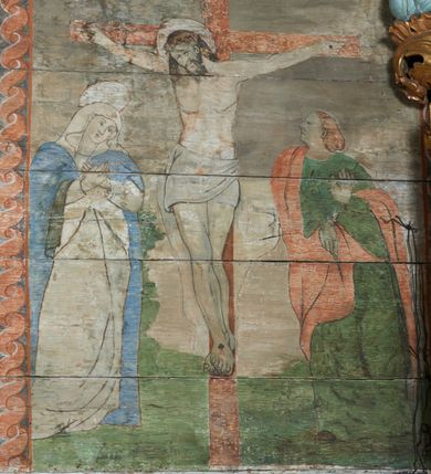 Zdjęcie nr 62: Polichromia ścienna prezbiterium
Polichromia w tej części świątyni podzielona jest na cztery strefy. W pierwszej znajduje się dekoracja ornamentalna, kolejne dwie strefy ukazują sceny z życia Marii i Jezusa, ostatnia strefa ukazuje rząd portretów męskich w strojach z epoki.  W dolnej strefie prezbiterium są umieszczone również trzy krzyże konsekracyjne, wpisane w okrągłe wieńce. Na północnej ścianie prezbiterium w scenach z cyklu maryjnego, od lewej znajdują się: Św. Anna Samotrzeć, Pokłon Trzech Króli, Chrystus Baranek Boży opatrzony banderolą z napisem: „EGO SVM PASTOR BONVS”, Ucieczka do Egiptu, scena Ukrzyżowania z postaciami fundatorów. W drugiej strefie na ścianie północnej od lewej ukazano: św. Annę z małą Marią; Ofiarowanie w świątyni z fragmentami napisu u spodu: „RV (?) NOBIS (?) NOBIS”; Zwiastowanie z napisem: „ECCE VIRGO CONCIPIET ET PARIET FILIUM EI VO”, Nawiedzenie Najświętszej Marii Panny, u spodu napis: „VIRGO MARIA (?) NAV(?) (?)AB(?)” oraz Wniebowzięcie Najświętszej Marii Panny z fragmentarycznie zachowanym napisem: „(?)VAE EST ASC(?)”. W ostatniej strefie na ścianie północnej ukazano rząd męskich portretów. Na południowej ścianie prezbiterium w dolnej strefie znajduje się dekoracja ornamentalna. Następnie w strefie drugiej od lewej strony ukazane są kolejno sceny: Najświętsza Maria Panna Niepokalanie Poczęta, Tron Łaski, Trzy Marie u grobu, Nauczanie Chrystusa, a w strefie trzeciej, również od lewej strony: Przemienienie na górze Tabor z fragmentarycznie zachowanym napisem: „(?) BV(?)O (…) RA(?) (?)AT”, następnie Modlitwa w Ogrójcu(?), Zmartwychwstanie Chrystusa. W trzeciej strefie kontynuacja porterów męskich, w tym władców w koronach na głowie i z berłami w dłoniach. Na wschodniej ścianie prezbiterium, przy ołtarzu głównym przedstawiono Ewangelistów: po stronie lewej św. Mateusza, a po prawej św. Marka. W dolnej strefie po lewej: św. Łukasz, a po prawej św. Jan.

Polichromia ścienna nawy
Polichromię wypełniają przedstawienia Męki Pańskiej: Zdjęcie z krzyża, Opłakiwanie Chrystusa, Złożenie do Grobu  oraz postacie Apostołów namalowane na zaskrzynieniach. Kilka scen zasłania ołtarz Ukrzyżowania. Na południowej ścianie nawy zachowało się tylko gigantyczne przedstawienie św. Krzysztofa na wysokość całej nawy. Ponadto w nawie znajdują się sceny, częściowo przesłonięte przez prospekt organowy i ołtarze: Wyszydzanie Chrystusa, Chrystus bity pięścią po głowie przez oprawcę, Dźwigane krzyża, Zesłanie Ducha Świętego, Przybicie do krzyża, Chrzest w Jordanie, Ostatnia Wieczerza, Modlitwa w Ogrójcu, Pojmanie.

Ściana łuku arkady tęczowej
Na ścianie tej znajduje się scena Sądu Ostatecznego. U szczytu zasiada Chrystus – Sędzia, odziany w czerwony płaszcz i unoszący rękę ku górze. Po jego bokach ukazano: Matkę Boską, św. Jana Chrzciciela, proroków, apostołów, symbole ewangelistów, a także potępione dusze. 

Stropy prezbiterium i korpusu nawowego, a także zaskrzynień (z wyjątkiem strony północnej, gdzie są ukazani Apostołowie), cokół w prezbiterium i korpusie pokrywa pasowa dekoracja ornamentalna umieszczona na czarnym tle. Ozdabia również obramowania okienne, a w prezbiterium tworzy fryz łączący ściany. 
 