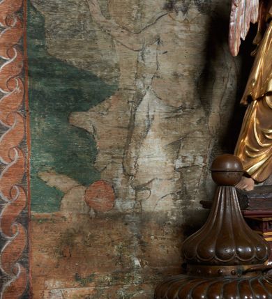 Zdjęcie nr 63: Polichromia ścienna prezbiterium
Polichromia w tej części świątyni podzielona jest na cztery strefy. W pierwszej znajduje się dekoracja ornamentalna, kolejne dwie strefy ukazują sceny z życia Marii i Jezusa, ostatnia strefa ukazuje rząd portretów męskich w strojach z epoki.  W dolnej strefie prezbiterium są umieszczone również trzy krzyże konsekracyjne, wpisane w okrągłe wieńce. Na północnej ścianie prezbiterium w scenach z cyklu maryjnego, od lewej znajdują się: Św. Anna Samotrzeć, Pokłon Trzech Króli, Chrystus Baranek Boży opatrzony banderolą z napisem: „EGO SVM PASTOR BONVS”, Ucieczka do Egiptu, scena Ukrzyżowania z postaciami fundatorów. W drugiej strefie na ścianie północnej od lewej ukazano: św. Annę z małą Marią; Ofiarowanie w świątyni z fragmentami napisu u spodu: „RV (?) NOBIS (?) NOBIS”; Zwiastowanie z napisem: „ECCE VIRGO CONCIPIET ET PARIET FILIUM EI VO”, Nawiedzenie Najświętszej Marii Panny, u spodu napis: „VIRGO MARIA (?) NAV(?) (?)AB(?)” oraz Wniebowzięcie Najświętszej Marii Panny z fragmentarycznie zachowanym napisem: „(?)VAE EST ASC(?)”. W ostatniej strefie na ścianie północnej ukazano rząd męskich portretów. Na południowej ścianie prezbiterium w dolnej strefie znajduje się dekoracja ornamentalna. Następnie w strefie drugiej od lewej strony ukazane są kolejno sceny: Najświętsza Maria Panna Niepokalanie Poczęta, Tron Łaski, Trzy Marie u grobu, Nauczanie Chrystusa, a w strefie trzeciej, również od lewej strony: Przemienienie na górze Tabor z fragmentarycznie zachowanym napisem: „(?) BV(?)O (…) RA(?) (?)AT”, następnie Modlitwa w Ogrójcu(?), Zmartwychwstanie Chrystusa. W trzeciej strefie kontynuacja porterów męskich, w tym władców w koronach na głowie i z berłami w dłoniach. Na wschodniej ścianie prezbiterium, przy ołtarzu głównym przedstawiono Ewangelistów: po stronie lewej św. Mateusza, a po prawej św. Marka. W dolnej strefie po lewej: św. Łukasz, a po prawej św. Jan.

Polichromia ścienna nawy
Polichromię wypełniają przedstawienia Męki Pańskiej: Zdjęcie z krzyża, Opłakiwanie Chrystusa, Złożenie do Grobu  oraz postacie Apostołów namalowane na zaskrzynieniach. Kilka scen zasłania ołtarz Ukrzyżowania. Na południowej ścianie nawy zachowało się tylko gigantyczne przedstawienie św. Krzysztofa na wysokość całej nawy. Ponadto w nawie znajdują się sceny, częściowo przesłonięte przez prospekt organowy i ołtarze: Wyszydzanie Chrystusa, Chrystus bity pięścią po głowie przez oprawcę, Dźwigane krzyża, Zesłanie Ducha Świętego, Przybicie do krzyża, Chrzest w Jordanie, Ostatnia Wieczerza, Modlitwa w Ogrójcu, Pojmanie.

Ściana łuku arkady tęczowej
Na ścianie tej znajduje się scena Sądu Ostatecznego. U szczytu zasiada Chrystus – Sędzia, odziany w czerwony płaszcz i unoszący rękę ku górze. Po jego bokach ukazano: Matkę Boską, św. Jana Chrzciciela, proroków, apostołów, symbole ewangelistów, a także potępione dusze. 

Stropy prezbiterium i korpusu nawowego, a także zaskrzynień (z wyjątkiem strony północnej, gdzie są ukazani Apostołowie), cokół w prezbiterium i korpusie pokrywa pasowa dekoracja ornamentalna umieszczona na czarnym tle. Ozdabia również obramowania okienne, a w prezbiterium tworzy fryz łączący ściany. 
 