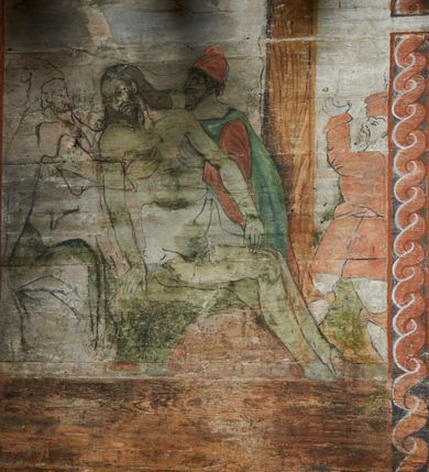 Zdjęcie nr 67: Polichromia ścienna prezbiterium
Polichromia w tej części świątyni podzielona jest na cztery strefy. W pierwszej znajduje się dekoracja ornamentalna, kolejne dwie strefy ukazują sceny z życia Marii i Jezusa, ostatnia strefa ukazuje rząd portretów męskich w strojach z epoki.  W dolnej strefie prezbiterium są umieszczone również trzy krzyże konsekracyjne, wpisane w okrągłe wieńce. Na północnej ścianie prezbiterium w scenach z cyklu maryjnego, od lewej znajdują się: Św. Anna Samotrzeć, Pokłon Trzech Króli, Chrystus Baranek Boży opatrzony banderolą z napisem: „EGO SVM PASTOR BONVS”, Ucieczka do Egiptu, scena Ukrzyżowania z postaciami fundatorów. W drugiej strefie na ścianie północnej od lewej ukazano: św. Annę z małą Marią; Ofiarowanie w świątyni z fragmentami napisu u spodu: „RV (?) NOBIS (?) NOBIS”; Zwiastowanie z napisem: „ECCE VIRGO CONCIPIET ET PARIET FILIUM EI VO”, Nawiedzenie Najświętszej Marii Panny, u spodu napis: „VIRGO MARIA (?) NAV(?) (?)AB(?)” oraz Wniebowzięcie Najświętszej Marii Panny z fragmentarycznie zachowanym napisem: „(?)VAE EST ASC(?)”. W ostatniej strefie na ścianie północnej ukazano rząd męskich portretów. Na południowej ścianie prezbiterium w dolnej strefie znajduje się dekoracja ornamentalna. Następnie w strefie drugiej od lewej strony ukazane są kolejno sceny: Najświętsza Maria Panna Niepokalanie Poczęta, Tron Łaski, Trzy Marie u grobu, Nauczanie Chrystusa, a w strefie trzeciej, również od lewej strony: Przemienienie na górze Tabor z fragmentarycznie zachowanym napisem: „(?) BV(?)O (…) RA(?) (?)AT”, następnie Modlitwa w Ogrójcu(?), Zmartwychwstanie Chrystusa. W trzeciej strefie kontynuacja porterów męskich, w tym władców w koronach na głowie i z berłami w dłoniach. Na wschodniej ścianie prezbiterium, przy ołtarzu głównym przedstawiono Ewangelistów: po stronie lewej św. Mateusza, a po prawej św. Marka. W dolnej strefie po lewej: św. Łukasz, a po prawej św. Jan.

Polichromia ścienna nawy
Polichromię wypełniają przedstawienia Męki Pańskiej: Zdjęcie z krzyża, Opłakiwanie Chrystusa, Złożenie do Grobu  oraz postacie Apostołów namalowane na zaskrzynieniach. Kilka scen zasłania ołtarz Ukrzyżowania. Na południowej ścianie nawy zachowało się tylko gigantyczne przedstawienie św. Krzysztofa na wysokość całej nawy. Ponadto w nawie znajdują się sceny, częściowo przesłonięte przez prospekt organowy i ołtarze: Wyszydzanie Chrystusa, Chrystus bity pięścią po głowie przez oprawcę, Dźwigane krzyża, Zesłanie Ducha Świętego, Przybicie do krzyża, Chrzest w Jordanie, Ostatnia Wieczerza, Modlitwa w Ogrójcu, Pojmanie.

Ściana łuku arkady tęczowej
Na ścianie tej znajduje się scena Sądu Ostatecznego. U szczytu zasiada Chrystus – Sędzia, odziany w czerwony płaszcz i unoszący rękę ku górze. Po jego bokach ukazano: Matkę Boską, św. Jana Chrzciciela, proroków, apostołów, symbole ewangelistów, a także potępione dusze. 

Stropy prezbiterium i korpusu nawowego, a także zaskrzynień (z wyjątkiem strony północnej, gdzie są ukazani Apostołowie), cokół w prezbiterium i korpusie pokrywa pasowa dekoracja ornamentalna umieszczona na czarnym tle. Ozdabia również obramowania okienne, a w prezbiterium tworzy fryz łączący ściany. 
 