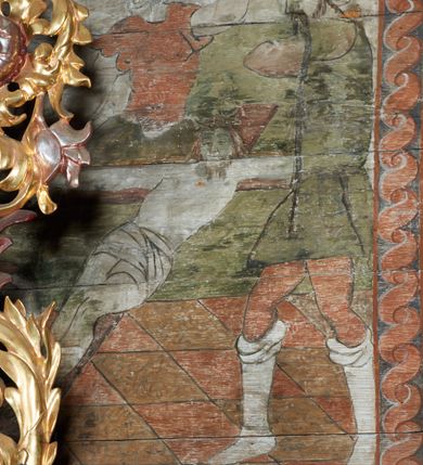 Zdjęcie nr 64: Polichromia ścienna prezbiterium
Polichromia w tej części świątyni podzielona jest na cztery strefy. W pierwszej znajduje się dekoracja ornamentalna, kolejne dwie strefy ukazują sceny z życia Marii i Jezusa, ostatnia strefa ukazuje rząd portretów męskich w strojach z epoki.  W dolnej strefie prezbiterium są umieszczone również trzy krzyże konsekracyjne, wpisane w okrągłe wieńce. Na północnej ścianie prezbiterium w scenach z cyklu maryjnego, od lewej znajdują się: Św. Anna Samotrzeć, Pokłon Trzech Króli, Chrystus Baranek Boży opatrzony banderolą z napisem: „EGO SVM PASTOR BONVS”, Ucieczka do Egiptu, scena Ukrzyżowania z postaciami fundatorów. W drugiej strefie na ścianie północnej od lewej ukazano: św. Annę z małą Marią; Ofiarowanie w świątyni z fragmentami napisu u spodu: „RV (?) NOBIS (?) NOBIS”; Zwiastowanie z napisem: „ECCE VIRGO CONCIPIET ET PARIET FILIUM EI VO”, Nawiedzenie Najświętszej Marii Panny, u spodu napis: „VIRGO MARIA (?) NAV(?) (?)AB(?)” oraz Wniebowzięcie Najświętszej Marii Panny z fragmentarycznie zachowanym napisem: „(?)VAE EST ASC(?)”. W ostatniej strefie na ścianie północnej ukazano rząd męskich portretów. Na południowej ścianie prezbiterium w dolnej strefie znajduje się dekoracja ornamentalna. Następnie w strefie drugiej od lewej strony ukazane są kolejno sceny: Najświętsza Maria Panna Niepokalanie Poczęta, Tron Łaski, Trzy Marie u grobu, Nauczanie Chrystusa, a w strefie trzeciej, również od lewej strony: Przemienienie na górze Tabor z fragmentarycznie zachowanym napisem: „(?) BV(?)O (…) RA(?) (?)AT”, następnie Modlitwa w Ogrójcu(?), Zmartwychwstanie Chrystusa. W trzeciej strefie kontynuacja porterów męskich, w tym władców w koronach na głowie i z berłami w dłoniach. Na wschodniej ścianie prezbiterium, przy ołtarzu głównym przedstawiono Ewangelistów: po stronie lewej św. Mateusza, a po prawej św. Marka. W dolnej strefie po lewej: św. Łukasz, a po prawej św. Jan.

Polichromia ścienna nawy
Polichromię wypełniają przedstawienia Męki Pańskiej: Zdjęcie z krzyża, Opłakiwanie Chrystusa, Złożenie do Grobu  oraz postacie Apostołów namalowane na zaskrzynieniach. Kilka scen zasłania ołtarz Ukrzyżowania. Na południowej ścianie nawy zachowało się tylko gigantyczne przedstawienie św. Krzysztofa na wysokość całej nawy. Ponadto w nawie znajdują się sceny, częściowo przesłonięte przez prospekt organowy i ołtarze: Wyszydzanie Chrystusa, Chrystus bity pięścią po głowie przez oprawcę, Dźwigane krzyża, Zesłanie Ducha Świętego, Przybicie do krzyża, Chrzest w Jordanie, Ostatnia Wieczerza, Modlitwa w Ogrójcu, Pojmanie.

Ściana łuku arkady tęczowej
Na ścianie tej znajduje się scena Sądu Ostatecznego. U szczytu zasiada Chrystus – Sędzia, odziany w czerwony płaszcz i unoszący rękę ku górze. Po jego bokach ukazano: Matkę Boską, św. Jana Chrzciciela, proroków, apostołów, symbole ewangelistów, a także potępione dusze. 

Stropy prezbiterium i korpusu nawowego, a także zaskrzynień (z wyjątkiem strony północnej, gdzie są ukazani Apostołowie), cokół w prezbiterium i korpusie pokrywa pasowa dekoracja ornamentalna umieszczona na czarnym tle. Ozdabia również obramowania okienne, a w prezbiterium tworzy fryz łączący ściany. 
 