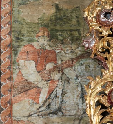 Zdjęcie nr 66: Polichromia ścienna prezbiterium
Polichromia w tej części świątyni podzielona jest na cztery strefy. W pierwszej znajduje się dekoracja ornamentalna, kolejne dwie strefy ukazują sceny z życia Marii i Jezusa, ostatnia strefa ukazuje rząd portretów męskich w strojach z epoki.  W dolnej strefie prezbiterium są umieszczone również trzy krzyże konsekracyjne, wpisane w okrągłe wieńce. Na północnej ścianie prezbiterium w scenach z cyklu maryjnego, od lewej znajdują się: Św. Anna Samotrzeć, Pokłon Trzech Króli, Chrystus Baranek Boży opatrzony banderolą z napisem: „EGO SVM PASTOR BONVS”, Ucieczka do Egiptu, scena Ukrzyżowania z postaciami fundatorów. W drugiej strefie na ścianie północnej od lewej ukazano: św. Annę z małą Marią; Ofiarowanie w świątyni z fragmentami napisu u spodu: „RV (?) NOBIS (?) NOBIS”; Zwiastowanie z napisem: „ECCE VIRGO CONCIPIET ET PARIET FILIUM EI VO”, Nawiedzenie Najświętszej Marii Panny, u spodu napis: „VIRGO MARIA (?) NAV(?) (?)AB(?)” oraz Wniebowzięcie Najświętszej Marii Panny z fragmentarycznie zachowanym napisem: „(?)VAE EST ASC(?)”. W ostatniej strefie na ścianie północnej ukazano rząd męskich portretów. Na południowej ścianie prezbiterium w dolnej strefie znajduje się dekoracja ornamentalna. Następnie w strefie drugiej od lewej strony ukazane są kolejno sceny: Najświętsza Maria Panna Niepokalanie Poczęta, Tron Łaski, Trzy Marie u grobu, Nauczanie Chrystusa, a w strefie trzeciej, również od lewej strony: Przemienienie na górze Tabor z fragmentarycznie zachowanym napisem: „(?) BV(?)O (…) RA(?) (?)AT”, następnie Modlitwa w Ogrójcu(?), Zmartwychwstanie Chrystusa. W trzeciej strefie kontynuacja porterów męskich, w tym władców w koronach na głowie i z berłami w dłoniach. Na wschodniej ścianie prezbiterium, przy ołtarzu głównym przedstawiono Ewangelistów: po stronie lewej św. Mateusza, a po prawej św. Marka. W dolnej strefie po lewej: św. Łukasz, a po prawej św. Jan.

Polichromia ścienna nawy
Polichromię wypełniają przedstawienia Męki Pańskiej: Zdjęcie z krzyża, Opłakiwanie Chrystusa, Złożenie do Grobu  oraz postacie Apostołów namalowane na zaskrzynieniach. Kilka scen zasłania ołtarz Ukrzyżowania. Na południowej ścianie nawy zachowało się tylko gigantyczne przedstawienie św. Krzysztofa na wysokość całej nawy. Ponadto w nawie znajdują się sceny, częściowo przesłonięte przez prospekt organowy i ołtarze: Wyszydzanie Chrystusa, Chrystus bity pięścią po głowie przez oprawcę, Dźwigane krzyża, Zesłanie Ducha Świętego, Przybicie do krzyża, Chrzest w Jordanie, Ostatnia Wieczerza, Modlitwa w Ogrójcu, Pojmanie.

Ściana łuku arkady tęczowej
Na ścianie tej znajduje się scena Sądu Ostatecznego. U szczytu zasiada Chrystus – Sędzia, odziany w czerwony płaszcz i unoszący rękę ku górze. Po jego bokach ukazano: Matkę Boską, św. Jana Chrzciciela, proroków, apostołów, symbole ewangelistów, a także potępione dusze. 

Stropy prezbiterium i korpusu nawowego, a także zaskrzynień (z wyjątkiem strony północnej, gdzie są ukazani Apostołowie), cokół w prezbiterium i korpusie pokrywa pasowa dekoracja ornamentalna umieszczona na czarnym tle. Ozdabia również obramowania okienne, a w prezbiterium tworzy fryz łączący ściany. 
 