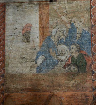 Zdjęcie nr 68: Polichromia ścienna prezbiterium
Polichromia w tej części świątyni podzielona jest na cztery strefy. W pierwszej znajduje się dekoracja ornamentalna, kolejne dwie strefy ukazują sceny z życia Marii i Jezusa, ostatnia strefa ukazuje rząd portretów męskich w strojach z epoki.  W dolnej strefie prezbiterium są umieszczone również trzy krzyże konsekracyjne, wpisane w okrągłe wieńce. Na północnej ścianie prezbiterium w scenach z cyklu maryjnego, od lewej znajdują się: Św. Anna Samotrzeć, Pokłon Trzech Króli, Chrystus Baranek Boży opatrzony banderolą z napisem: „EGO SVM PASTOR BONVS”, Ucieczka do Egiptu, scena Ukrzyżowania z postaciami fundatorów. W drugiej strefie na ścianie północnej od lewej ukazano: św. Annę z małą Marią; Ofiarowanie w świątyni z fragmentami napisu u spodu: „RV (?) NOBIS (?) NOBIS”; Zwiastowanie z napisem: „ECCE VIRGO CONCIPIET ET PARIET FILIUM EI VO”, Nawiedzenie Najświętszej Marii Panny, u spodu napis: „VIRGO MARIA (?) NAV(?) (?)AB(?)” oraz Wniebowzięcie Najświętszej Marii Panny z fragmentarycznie zachowanym napisem: „(?)VAE EST ASC(?)”. W ostatniej strefie na ścianie północnej ukazano rząd męskich portretów. Na południowej ścianie prezbiterium w dolnej strefie znajduje się dekoracja ornamentalna. Następnie w strefie drugiej od lewej strony ukazane są kolejno sceny: Najświętsza Maria Panna Niepokalanie Poczęta, Tron Łaski, Trzy Marie u grobu, Nauczanie Chrystusa, a w strefie trzeciej, również od lewej strony: Przemienienie na górze Tabor z fragmentarycznie zachowanym napisem: „(?) BV(?)O (…) RA(?) (?)AT”, następnie Modlitwa w Ogrójcu(?), Zmartwychwstanie Chrystusa. W trzeciej strefie kontynuacja porterów męskich, w tym władców w koronach na głowie i z berłami w dłoniach. Na wschodniej ścianie prezbiterium, przy ołtarzu głównym przedstawiono Ewangelistów: po stronie lewej św. Mateusza, a po prawej św. Marka. W dolnej strefie po lewej: św. Łukasz, a po prawej św. Jan.

Polichromia ścienna nawy
Polichromię wypełniają przedstawienia Męki Pańskiej: Zdjęcie z krzyża, Opłakiwanie Chrystusa, Złożenie do Grobu  oraz postacie Apostołów namalowane na zaskrzynieniach. Kilka scen zasłania ołtarz Ukrzyżowania. Na południowej ścianie nawy zachowało się tylko gigantyczne przedstawienie św. Krzysztofa na wysokość całej nawy. Ponadto w nawie znajdują się sceny, częściowo przesłonięte przez prospekt organowy i ołtarze: Wyszydzanie Chrystusa, Chrystus bity pięścią po głowie przez oprawcę, Dźwigane krzyża, Zesłanie Ducha Świętego, Przybicie do krzyża, Chrzest w Jordanie, Ostatnia Wieczerza, Modlitwa w Ogrójcu, Pojmanie.

Ściana łuku arkady tęczowej
Na ścianie tej znajduje się scena Sądu Ostatecznego. U szczytu zasiada Chrystus – Sędzia, odziany w czerwony płaszcz i unoszący rękę ku górze. Po jego bokach ukazano: Matkę Boską, św. Jana Chrzciciela, proroków, apostołów, symbole ewangelistów, a także potępione dusze. 

Stropy prezbiterium i korpusu nawowego, a także zaskrzynień (z wyjątkiem strony północnej, gdzie są ukazani Apostołowie), cokół w prezbiterium i korpusie pokrywa pasowa dekoracja ornamentalna umieszczona na czarnym tle. Ozdabia również obramowania okienne, a w prezbiterium tworzy fryz łączący ściany. 
 