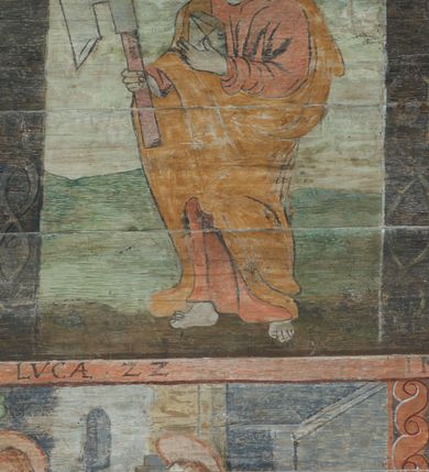 Zdjęcie nr 70: Polichromia ścienna prezbiterium
Polichromia w tej części świątyni podzielona jest na cztery strefy. W pierwszej znajduje się dekoracja ornamentalna, kolejne dwie strefy ukazują sceny z życia Marii i Jezusa, ostatnia strefa ukazuje rząd portretów męskich w strojach z epoki.  W dolnej strefie prezbiterium są umieszczone również trzy krzyże konsekracyjne, wpisane w okrągłe wieńce. Na północnej ścianie prezbiterium w scenach z cyklu maryjnego, od lewej znajdują się: Św. Anna Samotrzeć, Pokłon Trzech Króli, Chrystus Baranek Boży opatrzony banderolą z napisem: „EGO SVM PASTOR BONVS”, Ucieczka do Egiptu, scena Ukrzyżowania z postaciami fundatorów. W drugiej strefie na ścianie północnej od lewej ukazano: św. Annę z małą Marią; Ofiarowanie w świątyni z fragmentami napisu u spodu: „RV (?) NOBIS (?) NOBIS”; Zwiastowanie z napisem: „ECCE VIRGO CONCIPIET ET PARIET FILIUM EI VO”, Nawiedzenie Najświętszej Marii Panny, u spodu napis: „VIRGO MARIA (?) NAV(?) (?)AB(?)” oraz Wniebowzięcie Najświętszej Marii Panny z fragmentarycznie zachowanym napisem: „(?)VAE EST ASC(?)”. W ostatniej strefie na ścianie północnej ukazano rząd męskich portretów. Na południowej ścianie prezbiterium w dolnej strefie znajduje się dekoracja ornamentalna. Następnie w strefie drugiej od lewej strony ukazane są kolejno sceny: Najświętsza Maria Panna Niepokalanie Poczęta, Tron Łaski, Trzy Marie u grobu, Nauczanie Chrystusa, a w strefie trzeciej, również od lewej strony: Przemienienie na górze Tabor z fragmentarycznie zachowanym napisem: „(?) BV(?)O (…) RA(?) (?)AT”, następnie Modlitwa w Ogrójcu(?), Zmartwychwstanie Chrystusa. W trzeciej strefie kontynuacja porterów męskich, w tym władców w koronach na głowie i z berłami w dłoniach. Na wschodniej ścianie prezbiterium, przy ołtarzu głównym przedstawiono Ewangelistów: po stronie lewej św. Mateusza, a po prawej św. Marka. W dolnej strefie po lewej: św. Łukasz, a po prawej św. Jan.

Polichromia ścienna nawy
Polichromię wypełniają przedstawienia Męki Pańskiej: Zdjęcie z krzyża, Opłakiwanie Chrystusa, Złożenie do Grobu  oraz postacie Apostołów namalowane na zaskrzynieniach. Kilka scen zasłania ołtarz Ukrzyżowania. Na południowej ścianie nawy zachowało się tylko gigantyczne przedstawienie św. Krzysztofa na wysokość całej nawy. Ponadto w nawie znajdują się sceny, częściowo przesłonięte przez prospekt organowy i ołtarze: Wyszydzanie Chrystusa, Chrystus bity pięścią po głowie przez oprawcę, Dźwigane krzyża, Zesłanie Ducha Świętego, Przybicie do krzyża, Chrzest w Jordanie, Ostatnia Wieczerza, Modlitwa w Ogrójcu, Pojmanie.

Ściana łuku arkady tęczowej
Na ścianie tej znajduje się scena Sądu Ostatecznego. U szczytu zasiada Chrystus – Sędzia, odziany w czerwony płaszcz i unoszący rękę ku górze. Po jego bokach ukazano: Matkę Boską, św. Jana Chrzciciela, proroków, apostołów, symbole ewangelistów, a także potępione dusze. 

Stropy prezbiterium i korpusu nawowego, a także zaskrzynień (z wyjątkiem strony północnej, gdzie są ukazani Apostołowie), cokół w prezbiterium i korpusie pokrywa pasowa dekoracja ornamentalna umieszczona na czarnym tle. Ozdabia również obramowania okienne, a w prezbiterium tworzy fryz łączący ściany. 
 