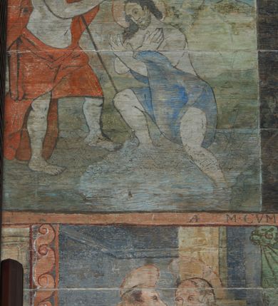 Zdjęcie nr 73: Polichromia ścienna prezbiterium
Polichromia w tej części świątyni podzielona jest na cztery strefy. W pierwszej znajduje się dekoracja ornamentalna, kolejne dwie strefy ukazują sceny z życia Marii i Jezusa, ostatnia strefa ukazuje rząd portretów męskich w strojach z epoki.  W dolnej strefie prezbiterium są umieszczone również trzy krzyże konsekracyjne, wpisane w okrągłe wieńce. Na północnej ścianie prezbiterium w scenach z cyklu maryjnego, od lewej znajdują się: Św. Anna Samotrzeć, Pokłon Trzech Króli, Chrystus Baranek Boży opatrzony banderolą z napisem: „EGO SVM PASTOR BONVS”, Ucieczka do Egiptu, scena Ukrzyżowania z postaciami fundatorów. W drugiej strefie na ścianie północnej od lewej ukazano: św. Annę z małą Marią; Ofiarowanie w świątyni z fragmentami napisu u spodu: „RV (?) NOBIS (?) NOBIS”; Zwiastowanie z napisem: „ECCE VIRGO CONCIPIET ET PARIET FILIUM EI VO”, Nawiedzenie Najświętszej Marii Panny, u spodu napis: „VIRGO MARIA (?) NAV(?) (?)AB(?)” oraz Wniebowzięcie Najświętszej Marii Panny z fragmentarycznie zachowanym napisem: „(?)VAE EST ASC(?)”. W ostatniej strefie na ścianie północnej ukazano rząd męskich portretów. Na południowej ścianie prezbiterium w dolnej strefie znajduje się dekoracja ornamentalna. Następnie w strefie drugiej od lewej strony ukazane są kolejno sceny: Najświętsza Maria Panna Niepokalanie Poczęta, Tron Łaski, Trzy Marie u grobu, Nauczanie Chrystusa, a w strefie trzeciej, również od lewej strony: Przemienienie na górze Tabor z fragmentarycznie zachowanym napisem: „(?) BV(?)O (…) RA(?) (?)AT”, następnie Modlitwa w Ogrójcu(?), Zmartwychwstanie Chrystusa. W trzeciej strefie kontynuacja porterów męskich, w tym władców w koronach na głowie i z berłami w dłoniach. Na wschodniej ścianie prezbiterium, przy ołtarzu głównym przedstawiono Ewangelistów: po stronie lewej św. Mateusza, a po prawej św. Marka. W dolnej strefie po lewej: św. Łukasz, a po prawej św. Jan.

Polichromia ścienna nawy
Polichromię wypełniają przedstawienia Męki Pańskiej: Zdjęcie z krzyża, Opłakiwanie Chrystusa, Złożenie do Grobu  oraz postacie Apostołów namalowane na zaskrzynieniach. Kilka scen zasłania ołtarz Ukrzyżowania. Na południowej ścianie nawy zachowało się tylko gigantyczne przedstawienie św. Krzysztofa na wysokość całej nawy. Ponadto w nawie znajdują się sceny, częściowo przesłonięte przez prospekt organowy i ołtarze: Wyszydzanie Chrystusa, Chrystus bity pięścią po głowie przez oprawcę, Dźwigane krzyża, Zesłanie Ducha Świętego, Przybicie do krzyża, Chrzest w Jordanie, Ostatnia Wieczerza, Modlitwa w Ogrójcu, Pojmanie.

Ściana łuku arkady tęczowej
Na ścianie tej znajduje się scena Sądu Ostatecznego. U szczytu zasiada Chrystus – Sędzia, odziany w czerwony płaszcz i unoszący rękę ku górze. Po jego bokach ukazano: Matkę Boską, św. Jana Chrzciciela, proroków, apostołów, symbole ewangelistów, a także potępione dusze. 

Stropy prezbiterium i korpusu nawowego, a także zaskrzynień (z wyjątkiem strony północnej, gdzie są ukazani Apostołowie), cokół w prezbiterium i korpusie pokrywa pasowa dekoracja ornamentalna umieszczona na czarnym tle. Ozdabia również obramowania okienne, a w prezbiterium tworzy fryz łączący ściany. 
 