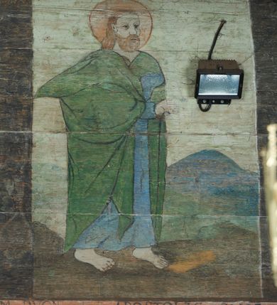 Zdjęcie nr 71: Polichromia ścienna prezbiterium
Polichromia w tej części świątyni podzielona jest na cztery strefy. W pierwszej znajduje się dekoracja ornamentalna, kolejne dwie strefy ukazują sceny z życia Marii i Jezusa, ostatnia strefa ukazuje rząd portretów męskich w strojach z epoki.  W dolnej strefie prezbiterium są umieszczone również trzy krzyże konsekracyjne, wpisane w okrągłe wieńce. Na północnej ścianie prezbiterium w scenach z cyklu maryjnego, od lewej znajdują się: Św. Anna Samotrzeć, Pokłon Trzech Króli, Chrystus Baranek Boży opatrzony banderolą z napisem: „EGO SVM PASTOR BONVS”, Ucieczka do Egiptu, scena Ukrzyżowania z postaciami fundatorów. W drugiej strefie na ścianie północnej od lewej ukazano: św. Annę z małą Marią; Ofiarowanie w świątyni z fragmentami napisu u spodu: „RV (?) NOBIS (?) NOBIS”; Zwiastowanie z napisem: „ECCE VIRGO CONCIPIET ET PARIET FILIUM EI VO”, Nawiedzenie Najświętszej Marii Panny, u spodu napis: „VIRGO MARIA (?) NAV(?) (?)AB(?)” oraz Wniebowzięcie Najświętszej Marii Panny z fragmentarycznie zachowanym napisem: „(?)VAE EST ASC(?)”. W ostatniej strefie na ścianie północnej ukazano rząd męskich portretów. Na południowej ścianie prezbiterium w dolnej strefie znajduje się dekoracja ornamentalna. Następnie w strefie drugiej od lewej strony ukazane są kolejno sceny: Najświętsza Maria Panna Niepokalanie Poczęta, Tron Łaski, Trzy Marie u grobu, Nauczanie Chrystusa, a w strefie trzeciej, również od lewej strony: Przemienienie na górze Tabor z fragmentarycznie zachowanym napisem: „(?) BV(?)O (…) RA(?) (?)AT”, następnie Modlitwa w Ogrójcu(?), Zmartwychwstanie Chrystusa. W trzeciej strefie kontynuacja porterów męskich, w tym władców w koronach na głowie i z berłami w dłoniach. Na wschodniej ścianie prezbiterium, przy ołtarzu głównym przedstawiono Ewangelistów: po stronie lewej św. Mateusza, a po prawej św. Marka. W dolnej strefie po lewej: św. Łukasz, a po prawej św. Jan.

Polichromia ścienna nawy
Polichromię wypełniają przedstawienia Męki Pańskiej: Zdjęcie z krzyża, Opłakiwanie Chrystusa, Złożenie do Grobu  oraz postacie Apostołów namalowane na zaskrzynieniach. Kilka scen zasłania ołtarz Ukrzyżowania. Na południowej ścianie nawy zachowało się tylko gigantyczne przedstawienie św. Krzysztofa na wysokość całej nawy. Ponadto w nawie znajdują się sceny, częściowo przesłonięte przez prospekt organowy i ołtarze: Wyszydzanie Chrystusa, Chrystus bity pięścią po głowie przez oprawcę, Dźwigane krzyża, Zesłanie Ducha Świętego, Przybicie do krzyża, Chrzest w Jordanie, Ostatnia Wieczerza, Modlitwa w Ogrójcu, Pojmanie.

Ściana łuku arkady tęczowej
Na ścianie tej znajduje się scena Sądu Ostatecznego. U szczytu zasiada Chrystus – Sędzia, odziany w czerwony płaszcz i unoszący rękę ku górze. Po jego bokach ukazano: Matkę Boską, św. Jana Chrzciciela, proroków, apostołów, symbole ewangelistów, a także potępione dusze. 

Stropy prezbiterium i korpusu nawowego, a także zaskrzynień (z wyjątkiem strony północnej, gdzie są ukazani Apostołowie), cokół w prezbiterium i korpusie pokrywa pasowa dekoracja ornamentalna umieszczona na czarnym tle. Ozdabia również obramowania okienne, a w prezbiterium tworzy fryz łączący ściany. 
 